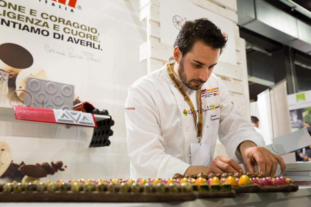 Galleria fotografica






Il viaggio nel mondo di Grana Padano è iniziato il primo giorno di congresso con due degustazioni orizzontali tenute dal Consorzio di Tutela ed è terminato con lo chef Andrea Ribaldone e i suoi sfiziosissimi finger food. La domenica Matteo Baronetto (nella foto con gli GnamBox ed Elisabetta Serraiotto, responsabile Marketing di Grana Padano) ha preparato originali tapas ideate per l'occasione, mentre per la giornata di chiusura il maestro Franco Pepe ci ha regalato la sua personale interpretazione della pizza fritta con il Grana Padano









Durante la pausa lavori, dalle 13 alle 15, lo spazio S.Pellegrino ha offerto ai visitatori del congresso la degustazione di un piatto d’autore: il sabato di Paolo Griffa e Alessandro Rapisarda (nella foto), finalisti rispettivamente della prima e della seconda edizione di S.Pellegrino Young Chef, la domenica un dolce di Loretta Fanella e lunedì il piatto Carciofo&Carciofo di Cristina Bowerman. Domenica alla tavola rotonda Coltivare il talento gli chef Cristina Bowerman, Caterina Ceraudo, Loretta Fanella, Anthony Genovese, Davide Oldani, Ciccio Sultano, Paolo Griffa e Alessandro Rapisarda hanno raccontato storie di successo tra maestri e allievi. E poi è stata da non perdere la specialissima Experience Box...









Giovanni Pellegrino, Alberto Basso e Giuseppe Lo Iudice (nella foto), giovani talenti del Premio Birra Moretti Grand Cru, hanno proposto le loro creazioni ideate in abbinamento con Birra Moretti Grand Cru, rispettivamente: Beer Donuts con Birra Moretti La Bianca, Pancia di maiale iberico, luppolo e Birra Moretti Grand Cru e Anatra alla Birra Moretti Lunga Maturazione, anche in abbinamento









Le miscele iTierra! Origins, in cui si coniugano eccellenza del prodotto, rispetto per l’ambiente e attenzione al sociale e la special edition di “Kafa”, uno dei caffè più pregiati al mondo che nasce nella foresta etiope, sono stati i  protagonisti dello spazio espositivo Lavazza, che ha ospitato un ’esperienza sensoriale con esclusivi aperitivi di food pairing firmati dallo chef Cesare Battisti e dal bartender Dennis Zoppi. A stupire i visitatori l’esclusiva auto “stellata” Smart Forfood, primo ristorante su quattro ruote nato dalla collaborazione tra Lavazza, Mercedes-Benz Italia, Michelin, Focaccia Group e Medici Style, sotto la direzione creativa di Davide Oldani (foto)









Allo stand di Vino Libero & Compagnia, il gruppo Fontanafredda (nella foto, Andrea Farinetti) ci ha raccontato la biodiversità agroalimentare italiana con un viaggio di degustazioni attraverso l’Italia del vino, tra le regioni più importanti del panorama enologico italiano, dal Piemonte fino alla Sicilia









Dopo 4 anni dalla prima edizione è tornato Bread Religion nello spazio Petra Molino Quaglia. Cuochi, pizzaioli, pasticcieri e panettieri hanno accompagnato gli ospiti del congresso lungo un viaggio di profumi e sapori che parte dal grano. Pagnotte da affettare, ciabatte alveolate, focacce salate e dolci lievitati, panini morbidi o con la crosta, impasti di lievito madre con farine Petra macinate a pietra o biologiche, con e senza glutine: queste le forme del pane che i professionisti ospiti hanno farcito per interpretare la loro idea del “viaggio”









Le Cantine Ferrari hanno scelto Identità Golose per continuare il percorso di approfondimento sull’Arte dell’Ospitalità avviato lo scorso anno con The World’s 50 Best Restaurants. Il tema dell’accoglienza, molto sentito da Ferrari che da anni si impegna a valorizzare l’importante ruolo della sala, è stato raccontato sul palcoscenico dell’Auditorium alla scoperta degli elementi che rendono indimenticabile l’esperienza gastronomica. Nella giornata di lunedì lo spazio Ferrari ha offerto degustazioni di Riserve Trentodoc: Perlè, Perlè Bianco, Perlè Nero e Perlè Rosè, abbinati alle creazioni di Alfio Ghezzi, del ristorante Locanda Margon di proprietà della famiglia Lunelli (nella foto, Matteo Lunelli a Identità Milano)









Regione Lombardia ha presentato i suoi prodotti agroalimentari di qualità, un’ampia rappresentanza che si colloca ai primi posti a livello nazionale: 34 prodotti Dop e Igp, 249 prodotti tradizionali di valenza storica, 41 vini tra Docg, Doc e Igt. Allo stand di Regione Lombardia si sono alternati produttori della Valtellina, del territorio comasco e dell’Oltrepò Pavese con degustazioni dei migliori prodotti e vini locali









Il Pastificio Felicetti ha fatto viaggiare la pasta coinvolgendo tre grandi chef al Monograno Diner: Carlo Cracco (nella foto, con Paolo Lopriore) ha presentato un piatto di pasta in chiave italiana, Giorgio Nava ha proposto una cucina sudafricana e Luca Fantin una ricetta ispirata ai sapori del Giappone. Un viaggio tra i sapori del profondo sud e dell’estremo oriente che parte da casa, dall’Italia. Ogni giorno si sono alternati ai fornelli tre giovani cuochi italiani: Lucia Tellone, Sara Preceruti e Antonio Colombo, per interpretare il nuovo nato in casa Felicetti: Il Valentino, lo spaghettone dalle dimensioni più generose









Si è aperto con un omaggio a Iginio Massari (nella foto) l’importante programma dedicato alla pasticceria d'autore che ha visto Valrhona protagonista al congresso. Dossier Dessert è stata l’occasione per osservare il mondo delle pasticcerie secondo la prospettiva internazionale che caratterizza l’approccio di Valrhona, da sempre impegnata a valorizzare l’innovazione e la creatività ponendo al centro il lavoro di tanti giovani professionisti









Alce Nero ha accolto il tema del viaggio costruendo un percorso che parla di materie prime biologiche e di luoghi in cui vengono coltivate. I visitatori hanno incontrato sapori e territori attraverso quattro diverse degustazioni di 12 prodotti, scandite ogni giorno al ritmo di colazione con yogurt, miele e frollini, pranzo con pasta, riso e cereali, merenda con cioccolato, composte di frutta e succhi e aperitivi con olio extravergine di oliva, pomodori e nettari di frutta









Lo spazio espositivo di Autogrill ha ricostruito Bistrot, l’innovativo concept realizzato in collaborazione con l’Università degli Studi di Scienze Gastronomiche di Pollenzo per valorizzare i prodotti tipici e il recupero delle pratiche artigianali. Per accompagnare i visitatori in un immaginario “viaggio lungo un giorno” è stato ricreato un “open-lab” dove riflettere sui nuovi trend del food, attraverso i vari momenti della giornata









«Identità di Champagne è l’appuntamento imperdibile per scoprire il prestigio della più antica Maison de Champagne» ha affermato Andrea Pasqua (nella foto), senior brand manager di Ruinart in Italia. Quest’anno il protagonista è Ruinart Rosé, l’espressione golosa del gusto Ruinart, un elegante connubio tra lo Chardonnay e il Pinot Noir. Le creazioni enoiche dello chef de caves Frédéric Panaiotis hanno mostrato la versatilità dell’abbinamento tra l’alta gastronomia e le bollicine francesi con tre degustazioni giornaliere nel Ruinart Lounge









Berto’s, partner ufficiale per la realizzazione di tutti gli impianti di cottura, ha presentato La Cucina, una nuova divisione su misura che esalta i valori dell’unicità. Vera protagonista sul palcoscenico dell’Auditorium, La Cucina è uno strumento unico, disegnato e realizzato in esclusiva. Allo stand Berto’s si sono alternati cooking show di Paolo Cappuccio, Nicola Dinato e Alessandro Borghese. «Le nostre cucine viaggiano in più di 90 paesi da oltre 40 anni – ha spiegato Enrico Berto - La contaminazione con le altre culture e gli altri mondi è stata fondamentale per portare l’azienda a sviluppare il prodotto che abbiamo presentato a Identità Golose»









Besser Vacuum ci ha illustrato tecniche di cottura sottovuoto e cooking show con degustazioni degli chef Paolo Cappuccio (nella foto) e Marco Marras, assieme alla presentazione del libro dello chef Cappuccio Carne e Foie Gras – Tecniche di cottura e design del piatto, un manuale-ricettario sulle cotture sottovuoto









Anche quest'anno continua la collaborazione con Bragard che ha vestito gli chef con la nuova giacca Grand Chef, che affianca alla versione classica in cotone Piuma Premium il modello Allure in cotone nanotecnologia, novità presentata al congresso assieme alla linea Premium Alain Ducasse By Bragard, nata dalla collaborazione con lo chef tristellato Alain Ducasse









Alessandro Guidi e Cristina Franceschetti vestono con Caraiba le tavole dei migliori ristoranti italiani dal 1993. I loro prestigiosi articoli sono stati utilizzati dagli chef per la presentazione dei piatti sui palchi delle sale del congresso, ma anche per tutti i premi dell'edizione 2017









Chs Group ha confermato la partnership con Comatec, azienda francese leader nella progettazione e realizzazione di articoli monouso di altissima qualità. Al congresso ha presentato una gamma allargata di creazioni all’avanguardia, tra cui un rivoluzionario sacchettino con cannuccia pensato per i cocktail dei locali delle grandi città dove vigono ordinanze sul vetro e contro l’inquinamento









Nello spazio di Coldline Living abbiamo scoperto Life, l’abbattitore multifunzione per la casa. I numerosi workshop presso lo stand hanno sottolineato l’efficacia delle 8 funzioni e degli oltre 100 programmi di Life. In tutte le sale e nelle cucine della manifestazione gli chef hanno lavorato con Vision, la più moderna tecnologia multiclimatica che offre ai professionisti la possibilità di controllare tutte le variabili che influiscono sulla qualità della conservazione degli alimenti









Essent’ial è un marchio emiliano che produce complementi d’arredo caratterizzati dal design originale e dall’utilizzo di materiali riciclati, come la fibra di cellulosa e il cartone Fsc. L’azienda ha fornito a Identità Golose pouf e poltrone che hanno arredato l’area lounge, oltre allo spazio Identità di Cocktail e i sacchetti porta pane, fil-rouge presente in tutti gli stand. Al Tuler, tagliere in cartone Fsc, ha accompagnato le preparazioni degli chef durante le lezioni









Il cubetto Hoshizaki "Crescent", unico a poter essere utilizzato nei secchielli del vino senza aggiunta d'acqua, ha avuto il palcoscenico più adatto a dimostrare le sue caratteristiche di durata, brillantezza e fluidità nell'accogliere bottiglie di vino e spumante/champagne, “a secco”. Non sono mancati il cubetto a sei lati e spigoli vivi, il vero "cubetto" Hoshizaki, come anche la forma a sfera e lo "shot glass", che in Hoshizaki prende una straordinaria lucentezza e trasparenza, utilizzati in veste di aperitivi di pregio, come caviale e salmone









Host Milano si è raccontata a Identità come la manifestazione di riferimento nel panorama mondiale dell’equipment, coffee and food, nonché il leader assoluto nei settori Ho.Re.Ca., foodservice, retail, Gdo e hotellerie. Circa 2000 aziende da 47 Paesi propongono macchine, attrezzature, prodotti e servizi innovativi e di qualità a 150mila operatori da 172 Paesi. Oltre al business, sono 400 gli appuntamenti tra cooking show e momenti di formazione. Host Milano è a fieramilano dal 20 al 24 ottobre 2017, con la seconda edizione di Identità Future in collaborazione con Identità Golose









Con i suoi piccoli elettrodomestici, KitchenAid ha supportato il talento e la passione degli chef di Identità Golose ma anche di tutti gli appassionati di cucina che desiderano raggiungere a casa gli stessi risultati di alto livello. Prestazioni professionali, alta qualità manifatturiera e design iconico da sempre contraddistinguono il marchio









A Identità Golose, Tutto Pannocarta di Lucart Group è stato un alleato prezioso per le attività degli chef impegnati sui palchi. L’innovativo rotolo in carta per la cucina ha caratteristiche funzionali di fortissimo impatto che ruotano intorno alla tecnologia della carta a secco









Qual è il futuro del gelato? La risposta è in una macchina mantecatrice di Motor Power e Brx, attenta ai temi della sostenibilità ambientale, pensata da e per i gelatieri. Nuovi metodi di gestire idee e processi creativi si sono alternati alle narrazioni dei migliori gelatieri d’Italia (nella foto, Roberto Lobrano) su temi come tecnica, ricerca e passione, mentre i grandi chef, come Moreno Cedroni, hanno preparato gelati inimmaginabili spalancando nuove frontiere della creatività






