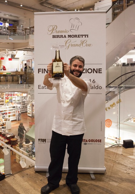 Galleria fotografica






Alberto Basso, vincitore Voto del Pubblico al Premio Birra Moretti Grand Cru, con Alfredo Pratolongo, vicepresidente della Fondazione Birra Moretti









Giovanni Pellegrino, premiato per la migliore interpretazione della birra in abbinamento, con Alfredo Pratolongo






