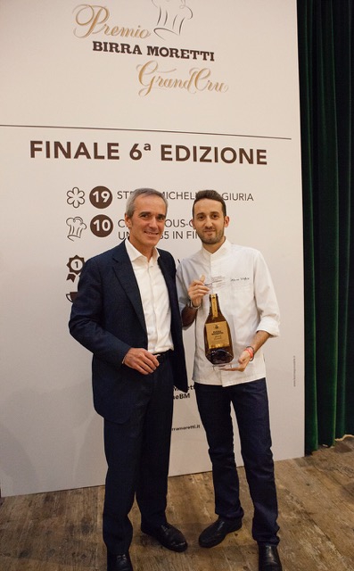 Galleria fotografica






Alberto Basso, vincitore Voto del Pubblico al Premio Birra Moretti Grand Cru, con Alfredo Pratolongo, vicepresidente della Fondazione Birra Moretti









Giovanni Pellegrino, premiato per la migliore interpretazione della birra in abbinamento, con Alfredo Pratolongo









Il vincitore assoluto Giuseppe Lo Iudice






