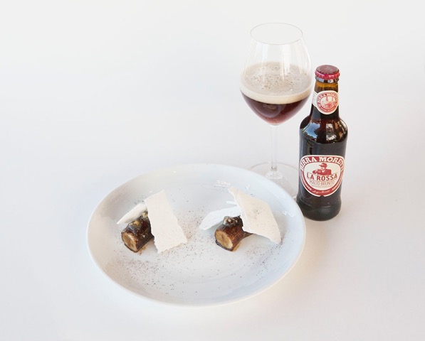 Galleria fotografica






Alberto Basso, vincitore Voto del Pubblico al Premio Birra Moretti Grand Cru, con Alfredo Pratolongo, vicepresidente della Fondazione Birra Moretti









Giovanni Pellegrino, premiato per la migliore interpretazione della birra in abbinamento, con Alfredo Pratolongo









Il vincitore assoluto Giuseppe Lo Iudice









Marco Volpin, vincitore per la migliore interpretazione della birra in ricettazione, con Alfredo Pratolongo






