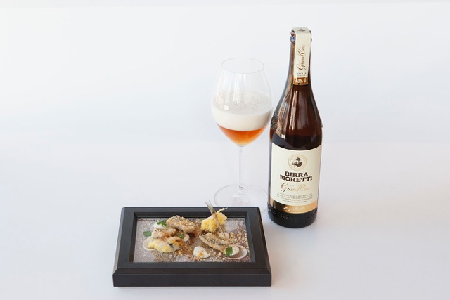 Galleria fotografica






Alberto Basso, vincitore Voto del Pubblico al Premio Birra Moretti Grand Cru, con Alfredo Pratolongo, vicepresidente della Fondazione Birra Moretti









Giovanni Pellegrino, premiato per la migliore interpretazione della birra in abbinamento, con Alfredo Pratolongo









Il vincitore assoluto Giuseppe Lo Iudice









Marco Volpin, vincitore per la migliore interpretazione della birra in ricettazione, con Alfredo Pratolongo









Il piatto vincitore assoluto: Banana s'maltata di Giuseppe Lo Iudice









Il piatto vincitore del premio per la valorizzazione birra in abbinamento: Colazione Pugliese di Giovanni Pellegrino






