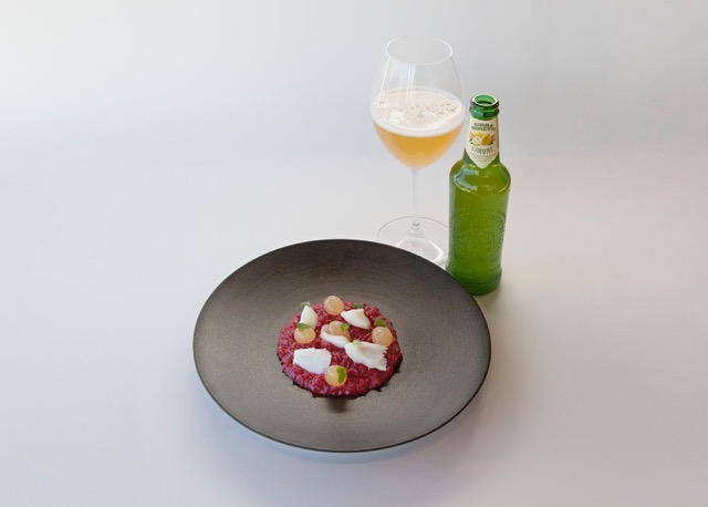 Galleria fotografica






Alberto Basso, vincitore Voto del Pubblico al Premio Birra Moretti Grand Cru, con Alfredo Pratolongo, vicepresidente della Fondazione Birra Moretti









Giovanni Pellegrino, premiato per la migliore interpretazione della birra in abbinamento, con Alfredo Pratolongo









Il vincitore assoluto Giuseppe Lo Iudice









Marco Volpin, vincitore per la migliore interpretazione della birra in ricettazione, con Alfredo Pratolongo









Il piatto vincitore assoluto: Banana s'maltata di Giuseppe Lo Iudice









Il piatto vincitore del premio per la valorizzazione birra in abbinamento: Colazione Pugliese di Giovanni Pellegrino









Il piatto vincitore del premio valorizzazione della birra in ricettazione: Sarde in saor Baffo d Oro di Marco Volpin






