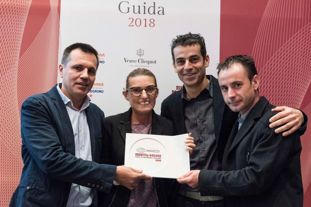 Galleria fotografica






Giovane famiglia. Angelo Cremonini di Olitalia premia Valeria Piccini, Andrea e Maurizio Menichetti, Da Caino - Montemerano (Grosseto)









Sorpresa dell’anno. Anna Maschio di Bonaventura Maschio premia Federico La Paglia di Sikélaia – Milano 









Il miglior cestino del pane: Piero Gabrieli, responsabile marketing di Molino Quaglia premia Francesco Apreda con Simona Piga , pasticciera e responsabile dei lievitati, Imàgo dell’hotel Hassler – Roma 









Il miglior chef pasticciere: Igor Maiellano, direttore vendite di Valrhona, premia Ascanio Brozzetti de Le Calandre – Rubano (Padova)






