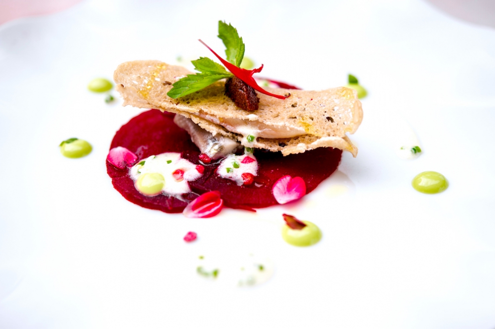 Galleria fotografica






Giorgio Damini, Damini & Affini, Arzignano (Vicenza)

La mia caesar salad - L'idea è sicuramente nata dopo le mie esperienze londinesi, quando ho scoperto come una salsa cambi completamante il gusto dell'insalata. Quindi ho cercato di esaltare tutti gli ingredienti dividendoli uno per uno, senza mescolare nulla, poi un pizzico di macelleria con la carne disidratata al posto del pollo e, dulcis in fundo, il pane di Eugenio Pol









Alessandro Dal Degan, La Tana, Asiago (Vicenza)

Crudo di anatra fiammeggiata, topinambur, foglie di faggio e sorbo dell'uccellatore - E' un piatto che per tonalita amaro-salate e per quelle dei colori è un simbolo della stagione fredda e della monocromia invernale. Un omaggio alla lentezza









Alessio Longhini, Stube Gourmet dell'hotel Europa, Asiago (Vicenza)

Riso carnaroli mantecato alla crema di topinambur, crudo di ricciola, caramello di birra stout, uova di salmone - Piatto che rispecchia le mie esperienze. Raccoglie gusti e consistenze diversi tra loro









Alfio Ghezzi, Locanda Margon, Trento

Non aglio e olio, non cacio e pepe, ma insolito Trentino - Spaghetti Monograno Felicetti, TrentoDoc Ferrari Perlé, Trentingrana e olio extravergine Garda Trentino Dop Uliva... Un piatto che nasce sulla suggestione di Bottura: «...ma siamo proprio sicuri che la tradizione sia rispettosa del territorio?». E che si sviluppa attraverso la tecnica dei due classici, aglio e olio e cacio e pepe, declinati però in chiave trentina









Giuliano Baldessari, Aqua Crua, Barbarano Vicentino (Vicenza)

Mungotto alle capesante, artemisia e argilla - Lo propongo perché offre un punto di vista diverso sul mondo del risotto. Il mungotto è il nome che ho dato al "risotto" fatto con i fagioli mung al posto del riso









Lionello Cera, Antica Osteria Cera, Campagna Lupia (Venezia)

Spaghettino freddo con cavolfiore, champagne rosé, scampo e ostrica - Un piatto che nasce dopo avere cotto il cavolfiore assieme ai gusci delle canocchie. Ho pensato di conferirgli acidità e ho fatto ridurre dello champagne con anice stellato. Poi scampo crudo battuto e un pezzo di ostrica per ricordare il mare in purezza









Nicola Dinato, Feva, Castelfranco Veneto (Treviso)

Risotto al broccolo di Bassano, cannocchie, mandarino, alici - "...with tangerine trees and broccoli skies..". Citiamo, modificandola, una frase del brano Lucy in the Skies with Diamonds, dei Beatles. Proponiamo l'italianità in un primo piatto invernale, che coglie spunti dal territorio limitrofo (il broccolo di Bassano del Grappa, le cannocchie della Laguna di Venezia), ma anche da altrove (i mandarini siciliani, la colatura di alici di Cetara). Il tutto unito da un grande riso, il Principato di Lucedio









Giuseppe D’Aquino, Oseleta, Cavaion Veronese (Verona)

Spaghetti al pomodoro del piennolo, burrata e scorza di limone – Un piatto che nella sua semplicità è diventato il must del ristorante Oseleta. Un piatto per il quale a detta di tanti vale la pena fare il viaggio









Riccardo Gaspari, El Brite de Larieto, Cortina d'Ampezzo (Belluno)

Spaghetto di montagna - Il profumo del bosco sfida la tradizione italiana in un semplice spaghetto aglio e olio









Donato Episcopo, La Corte dell'hotel Villa Abbazia, Follina (Treviso)

Mandorla di Toritto, composta di fichi “paradiso”, spugna all’alloro e gelato moka - Questo dessert nasce da un capriccio di mia mamma che, durante un mio viaggio, decise di mettermi di nascosto, in valigia, un vasetto di fichi secchi. Non so come fece a passare i controlli in aeroporto e comunque quando lo trovai fu una bella sorpresa. Mi ricordo che da ragazzo, quando andavo a casa delle zie o dei nonni, con il caffè offrivano dei fichi secchi con al centro una mandorla e un pezzettino di foglia di alloro (usanza della mia terra, che è il Salento)









Alberto Basso, 3Quarti, Grancona (Vicenza)

Risi e latte, miele, sfere di birra al lampone e ribes - Riso e latte è la tradizione, il cibo povero per eccellenza nelle nostre zone. Siamo partiti quindi da questo e dalla semplicità per sviluppare un dolce inusuale e per certi versi anche un po' estremo. Il riso viene cotto nel latte e mantecato col gorgonzola, per dare un po’ di sapidità, e miele del bosco di Rigoni di Asiago. Lo serviamo con lamponi disidratati, ribes e sfere di birra al lampone









Nicola Portinari, La Peca, Lonigo (Vicenza)

Anguilla in forno di braci con guava e tamarindo - L'anguilla è difficile da affrontare per la clientela a causa della sua grassezza. Quindi la sfida è creare un piatto da consigliare per poi ricevere complimenti e la conseguente voglia di mangiarlo di nuovo. Risulta croccante fuori e morbido dentro, con la guava che con la sua fresca tannicità doma la parte grassa dell'anguilla, mentre il tamarindo addolcisce e rende raffinato e vellutato il suo sapore rustico e leggermente terroso









Leandro Luppi, Vecchia Malcesine, Malcesine (Verona)

Raviolo aperto di spaghetti, lago e zafferano - Un chiaro omaggio al Marchesi del Raviolo aperto e allo Scabin dello spaghetto cotto in sottovuoto. In più, il mio lago









Lorenzo Cogo, El Coq, Marano Vicentino (Vicenza)

Ritorno alla sapidità - Alice sotto sale, rapa, dragoncello, kiwi fermentato, petali di carciofo e umibudo









Piergiorgio Siviero, Lazzaro 1915, Pontelongo (Padova)

Scam-pato verso i colli – Uno scampo di Chioggia tostato in saor, noce salata e tarassaco, chips di topinambur. Risalendo dalle valli di Chioggia lungo il Bacchiglione, il percorso tra storia e identità del mio territorio









Massimiliano Alajmo, Le Calandre, Rubano (Padova)

Mozzarella di mandorle - Una finta mozzarella di pasta cotta di zucchero, miele e albume soffiato come uno zucchero filato, senza l’utilizzo di coloranti o altri elementi artificiali. La ricostruzione olfattiva del piatto rimanda a una vera mozzarella per la presenza dell’acqua, dell’olio extra vergine di oliva, dell’origano e dei canditi vegetali. Ironia e immaginazione per travestire la mandorla e proiettarla in un’altra dimensione, per far riscoprire in pochi istanti una sensazione lattico-tattile-olfattiva e visiva in un dolce che non contiene nemmeno una goccia di latte – foto Bob Noto









Pierchristian Zanotto, Gambrinus, San Polo di Piave (Treviso)

Gamblù – E’ il nostro "blu" vegetale affinato in bacche di uva rabosa bio, sedano rapa e pane al pepe rosa. Seguendo il nostro percorso di cucina etica e responsabile, senza rinunciare alla golosità dei grandi formaggi









Oliver Piras e Alessandra del Favero, Aga dell'hotel Villa Trieste, San Vito di Cadore (Belluno)

Linguine, mirtilli, luppolo e salsiccia di manzo cruda - Abbiamo ricreato con due varietà di mirtilli diverse lo stesso ph del pomodoro e il condimento ricorda il classico sugo alla campidanese delle mie zone d'origine









Fabrizia Meroi, Laite, Sappada (Belluno)

Piatto del Piave - Salmerino leggermente marinato, yogurt alla camomilla di fiume, salsa di patate dolci e olio al crescione, meringhe all'alga spirulina e caramella effervescente.
Il piatto è dedicato al fiume che nasce a Sappada. Nel 2015 ricorreva inoltre il centenario della Prima Guerra Mondiale, evento storico che ha visto protagonista proprio il Piave









Corrado Fasolato, Spinachile Resort, Schio (Vicenza)

Filetto di Triglia con iceberg di ortaggi invernali e moka ai germogli di bosco - È una triglia cotta a bassa temperatura e poi messa su degli iceberg di ortaggi (frullati di verdure sifonati a -40°) e un brodo denso di gallina. Il tutto va irrorato con un’estratto di germogli di piante di bosco profumato con riccioli freschi di legno di castagno. Il calore scioglie gli iceberg e il tutto si trasforma quasi in un passato di verdure









Andrea Stella, Dalla Libera, Sernaglia della Battaglia (Treviso)

Gnocchi di patate soffiati con acciuga di Cetara e puntarelle - Già mia zia Libera circa cinquant'anni preparava ottimi gnocchi; così io ho deciso di riproporli in forma e consistenze nuove. Vengono soffiati in forno, mentre la base viene realizzata con l'acciuga di Cetara che per sua caratteristica è meno salata delle altre. La croccantezza viene data dalle puntarelle









Michele Cella, Basilico Tredici, Treviso

Riso, carbone, baccalà e “saor” - Sono particolarmente legato a questo piatto in quanto è stato premiato come miglior ricetta alla sesta edizione del Festival Triveneto del Baccalà - Trofeo Tagliapietra, vincendo così la manifestazione gastronomica itinerante che quest'anno ha raccolto 28 ristoranti tra Veneto, Friuli Venezia Giulia e Trentino Alto Adige e che rappresenta l’evento simbolo ed esemplare della passione per il baccalà in cui gli chef e le loro brigate si sfidano per ideare “la migliore ricetta innovativa”. Sono particolarmente legato a questo piatto anche perché rappresenta in pieno il mio concetto di cucina, in quanto ci sono prodotti che amo del mio territorio. Rispecchia la mia chiave di lettura della tradizione – foto Tobia Berti









Francesco Brutto, Undicesimo Vineria, Treviso

Riso acido - Si tratta semplicemente di un riso cotto nel succo di melograno fermentato e poi condito con tre polveri: di frutti di bosco, di karkadè e di buccia di chulo key lime bruciato. La cosa interessante per me sono le diverse acidità che lo compongono, nettamente differenti, e tutte riconoscibili: dall'acido-dolce del melograno, all'acido-amaro della polvere di limone. Gli ingredienti sono tutti autoprodotti: il limone è una piantina che mi è stata regalata da un amico di ritorno dalla Florida e che ora sta nel giardino del ristorante; i frutti di bosco sono stati raccolti quest'estate a casa mia, dove mia mamma ha coltivato anche un paio di piante di karkadè; i melograni vengono dal giardino di un nostro cameriere









Alessandro Intini, Nidaba, Montebelluna (Treviso)

Verdure alla griglia, purea di zucca e miso, gel al sakè, cavolo nero, spinacio fritto - Non c'è niente di più semplice del nutrirsi della terra, non c’è niente di più difficile del nutrirsi di essa









Andrea Asoli, Serena Baiano, Michelangelo Doria, Sabina Joksimovic, Venissa, Venezia

Pazzi "a' …mare" - Ruotepazze Benedetto Cavalieri, frutti di mare, acqua di datterini e sabbia di corallo. I frutti di mare cambiano texture, diventano gel e vanno a riempire le ruote che sono mantecate con l’acqua dei molluschi. Un’esplosione di mare in un boccone









Giancarlo Perbellini, Casa Perbellini, Verona

Quaglia affumicata, pomodori confit, carciofi, pistacchi e crema di Grana Padano - Presente nella prima carta del 2016, grande successo del 2015, è il piatto del nuovo corso di Casa Perbellini che ha riscosso lodi da tutta la clientela e che manterremo finché sarà stagione di carciofi









Italo Bassi, Confusion Lounge, Verona

Salmone in guacamole avvolto in carta di riso, con gelatina di ponzu, mandorle tostate, ikurae e leche di tigre al mango - Interpretazione oltre confine di una semplice tartare di salmone. Oriente e Centro America si uniscono in un unico piatto









Matteo Rizzo, Il Desco, Verona

Merluzzo nero e le sue trippe alla parmigiana - Lo propongo per il legame che ha con la storia della mia famiglia. E' espressione delle mie esperienze e idee









Simone Lugoboni, Oste Scuro, Verona

Astice bretone al vapore su crema e chips di topinambur con profumo d'arancio - Piatto stagionale (topinambur e arancio) che rivaluta l'astice bretone o blu (un'altra marcia a confronto col canadese) e che mi ricorda il mio periodo lavorativo trascorso da giovane in Francia









Norbert Niederkofler, St. Hubertus del Rosa Alpina, Badia (Bolzano)

Lumache con radice di prezzemolo, broccolo selvatico e riso venere - L’idea di questo piatto? Slow down a little bit in our life: ci sono tante cose belle da vedere e da vivere, perciò ci dovremmo prendere del tempo per poter apprezzare questi momenti. Il concetto di Cook the Mountain è sempre più forte nel nostro lavoro e ora con l’arrivo di Care's completiamo questo con il lavoro per un domani di sostenibilità, educazione, formazione. Questi sono i pensieri del nostro futuro - foto Daniel Töchterle









Giorgio Schifferegger, Valier dell'hotel Four Points, Bolzano

Polpo, fregola e cren – Ossia il mio polpo vestito di gulash









Federico Belluco, Dopolavoro Dining Room, Venezia

Crudo di ricciola con emulsione di cozze al "gratin" - Questo piatto è nato per richiamare uno dei più grandi classici della cucina marinara italiana, le cozze al gratin dei bacari veneziani. In questa reinterpretazione però, diventano il condimento del nostro crudo. Dalle cozze infatti si ottiene una salsa che fungerà da dressing per la ricciola, sprigionando una serie di sapori marini. Il tutto viene finito con briciole di pane fritto al prezzemolo (in ricordo ancora più accentuato del gratin), salicornia, lattuga di mare e caviale di lime









Alessandro Gilmozzi, El Molin, Cavalese (Trento)

Tosella, sarde di lago, betulla, acetosella e lichene bianco - L’idea è quella di dare valore a un formaggio di primo caglio. Viene sposato con betulla candita, gelato alle sarde di lago e sferificazione di estratto di acetosella. Per finire il lichene bianco, che con i suoi sentori di fungo e di terra dolomitica rende magico l’insieme









Martin Obermarzoner, Jasmin dell'hotel Bischofhof, Chiusa (Bolzano)

Tonno rosso Balfego e torchione di foie gras de canarde - Il mitico piatto dell’ancora più mitica Anne-Sophie Pic. L’ho mangiato da lei e mi è talmente rimasto in mente da volerne pensare un omaggio da parte mia. Dunque quel piatto, reinterpretato da noi









Chris Oberhammer, Tilia, Dobbiaco (Bolzano)

Cervo nostrano affumicato con tortino di polenta e funghi, rape rosse al vino rosso - E' il piatto che mi sta più a cuore, dato che richiama alcune tradizioni della mia zona, l'uso della selvaggina in cucina e l'affumicatura, penso allo speck









Enrico Croatti, Dolomieu del DV Chalet, Madonna di Campiglio (Trento)

Turanici alle canocchie e rosole - Il ricordo dei classici maccheroncini alle canocchie che si mangiano in riviera romagnola... Le rosole, erba selvatica che si usa cruda leggermente marinata con sale e olio per fare i classici cassoni romagnoli... La scoperta del turanico, un grano antico dimenticato... La vera semplicità supportata dall'anima e da una storia gastronomica che non avrà mai fine









Alessandro Bellingeri, Osteria de l'Acquarol, Panchià (Trento)

L’espressione del Temolo: crudo, cotto e marinato - Con questo piatto ho voluto ricreare una grigliata tra i boschi dopo una giornata di pesca









Matteo Metullio, La Siriola del Ciasa Salares, San Cassiano (Bolzano)

Cotechino, scampi, yuzu e pomodori verdi - L’idea nasce dal fatto che da tempo avevo intenzione di mettere un bollito in carta. Essendo da poco passato il Natale, ho pensato al cotechino. Inoltre non è la prima volta che sposo pesce e carne assieme. Li abbino rispettivamente a elementi classici: ecco dunque l'unione fra agrumi e crostacei (scampi e yuzu) e l’altra fra bollito e mostarda (cotechino e mostarda di pomodori verdi)









Gerhard Wieser, Trenkerstube dell'hotel Castel, Tirolo (Bolzano)

Filetto di salmerino con carote nostrane e cerfoglio - E' un piatto tipico della nostra zona. Uso solo le carote nostrane coltivate dal mio contadino preferito e il salmonino dalla Val Passiria









Stefano Ghetta, L Chimpl da Tamion del Gran Mugon, Vigo di Fassa (Trento)

Sedano rapa, Trentingrana e tartufo - Ne vado fiero perché da un prodotto povero come il sedano rapa si può preparare un piatto molto elegante, grazie anche al Trentingrana e al pregiato tartufo









Mario Porcelli, Alpenroyal, Selva di Val Gardena (Bolzano)

Cresta di pasta fresca, coda di bue, porcini, tartufo e carote - La cresta di pasta ha decisamente gusti inconfondibili che, uniti tra loro, suscitano un'esperienza culinaria avvolgente. L'intento è di unire cucina classica a quella moderna, rispettando il brasato (farcitura della pasta) alla crema di carote cotta a bassa temperatura









Josko Sirk e Alessandro Gavagna, La Subida, Cormons (Gorizia)

Il Friuli e le sue radici - La Rosa di Gorizia, i petali croccanti, le radici bagnate dall'aceto d'uva e dal miele di marasca; la brovada, appena fermentata; il topinambur, il cuore al dente, la buccia croccante; il kren, morbido nello yogurt naturale; i ciccioli di cinghiale, per il gioco dei sapori. Quindi: la Rosa di Gorizia, la brovada, il kren, il topinambur, tutti frutti della terra ancorati alle nostre radici, usati in modo alternativo per costruire un piatto vegetariano, più che di gusto, di filosofia. Infine c'è il cinghiale, ultimo anello della catena, colui che in natura di tutto quanto sopra si ciba – foto Sergio Coimbra









Antonia Klugmann, L'Argine, Dolegna del Collio (Gorizia)

Rosa di Gorizia, cervo, polline e brodo di mirtilli - E’ tutto quasi crudo nel piatto… L'ingrediente più cotto è il mirtillo!






