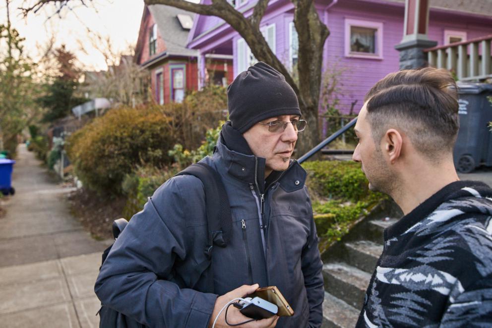 Galleria fotograficaVerso la notte in North Albina Avenue a PortlandIl portico del B&B scelto a Portland
L'ingresso del B&B
Sarah Minnick e Paolo Marchi del salone della villa occupata a Portland
Fresh Pot, il caff&egrave; del mattino nel Mississippi District in Portland
L'altra America, quella che non si chiude in se stessa