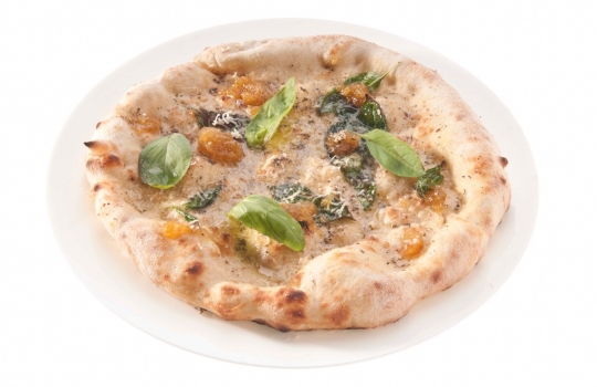 Galleria fotografica






Mezzogiorno in mezzo all’orto, ovvero Crema profumata di latte, radicchio tardivo di Treviso, puntarelle e castraure. Una pizza firmata dal superduo Corrado Assenza, Caffè Sicilia di Noto (Siracusa), e Simone Padoan dei Tigli di San Bonifacio, Verona








Dolce pizza con toma di ragusano e le sue dolci complicità: marmellata di pompelmo rosa e peperoni grigliati canditi. Un'altra soluzione a cavallo tra il dolce e il salato firmata da Corrado Assenza e Simone Padoan








La Salsiccia e cipolla di Beniamino Bilali del Berberè di Castel Maggiore (Bologna). Una pizza del territorio stesa in maniera tradizionale e semplice








Il Sole d'Inverno, ancora di Beniamino Bilali: più estrosa della precedente, unisce chips di pancetta, quenelle di albume di uova di quaglia e i tuorli resi più consistenti dopo una lavorazione in forno. «È la pizza che entra in cucina e la cucina che lavora per la pizza», ha spiegato il giovane bolognese del Berberè








La montanara fritta di Enzo Coccia, titolare de La Notizia, due insegne in via Caravaggio a Napoli. In questo caso, il topping è composto da pomodorini del Piennolo, provola di Bufala, pecorino e basilico








In alto, la brioche fritta di Enzo Coccia. Il ripieno può ospitare ricotta di bufalo e foglia di limone sorrentino oppure provola e San Marzano. Coccio ha parlato di mezzelune e i battilocchi. «Come faccio a conoscere questi termini? Ascolto i più anziani, depositari delle antiche tradizioni più dei libri»








La Pizza del Venerdì di Massimo Gatti de I Due Gatti, pizzeria a Borgo Val di Taro in provincia di Parma. È una pizza che sfrutta la dolcezza naturale dei suoi ingredienti. I clienti al tavolo possono scegliere gli ingredienti per condirsela








La margherita di Giuseppe Giordano del Piedigrotta 2 Express di Alessandria. Genitori dalla Costiera amalfitana e casa in Piemonte, è l'inventore del Pizz'ino





