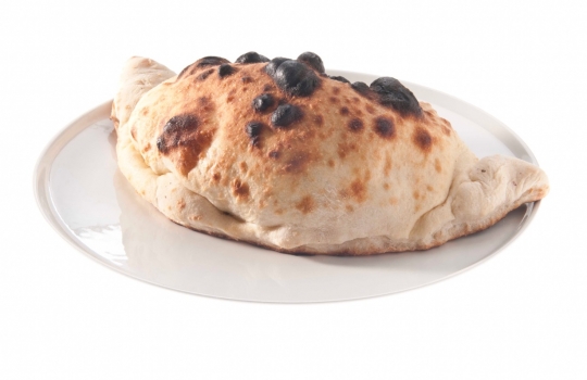 Galleria fotografica






Mezzogiorno in mezzo all’orto, ovvero Crema profumata di latte, radicchio tardivo di Treviso, puntarelle e castraure. Una pizza firmata dal superduo Corrado Assenza, Caffè Sicilia di Noto (Siracusa), e Simone Padoan dei Tigli di San Bonifacio, Verona








Dolce pizza con toma di ragusano e le sue dolci complicità: marmellata di pompelmo rosa e peperoni grigliati canditi. Un'altra soluzione a cavallo tra il dolce e il salato firmata da Corrado Assenza e Simone Padoan








La Salsiccia e cipolla di Beniamino Bilali del Berberè di Castel Maggiore (Bologna). Una pizza del territorio stesa in maniera tradizionale e semplice








Il Sole d'Inverno, ancora di Beniamino Bilali: più estrosa della precedente, unisce chips di pancetta, quenelle di albume di uova di quaglia e i tuorli resi più consistenti dopo una lavorazione in forno. «È la pizza che entra in cucina e la cucina che lavora per la pizza», ha spiegato il giovane bolognese del Berberè








La montanara fritta di Enzo Coccia, titolare de La Notizia, due insegne in via Caravaggio a Napoli. In questo caso, il topping è composto da pomodorini del Piennolo, provola di Bufala, pecorino e basilico








In alto, la brioche fritta di Enzo Coccia. Il ripieno può ospitare ricotta di bufalo e foglia di limone sorrentino oppure provola e San Marzano. Coccio ha parlato di mezzelune e i battilocchi. «Come faccio a conoscere questi termini? Ascolto i più anziani, depositari delle antiche tradizioni più dei libri»








La Pizza del Venerdì di Massimo Gatti de I Due Gatti, pizzeria a Borgo Val di Taro in provincia di Parma. È una pizza che sfrutta la dolcezza naturale dei suoi ingredienti. I clienti al tavolo possono scegliere gli ingredienti per condirsela








La margherita di Giuseppe Giordano del Piedigrotta 2 Express di Alessandria. Genitori dalla Costiera amalfitana e casa in Piemonte, è l'inventore del Pizz'ino








La Mastunicola, pizza del Seicento rivitalizzata da Franco Pepe di Caiazzo (Caserta). Progenitrice della margherita, senza pomodoro, la sua ricetta antichissima dice: lardo di maiale Nero Casertano, pepe, basilico e pecorino Conciato Romano





