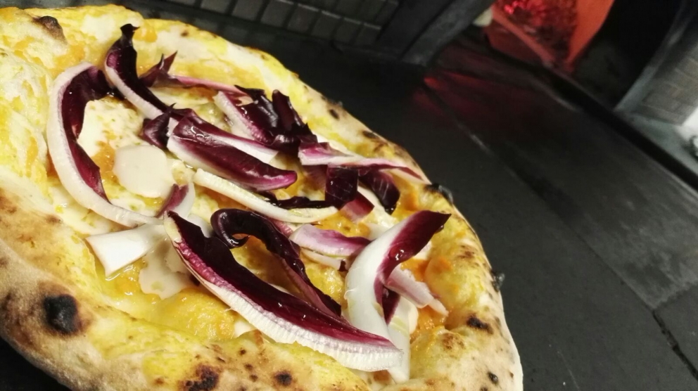 Galleria fotografica






Patrick Ricci, Pomodoro & Basilico, San Mauro Torinese (Torino)

Emozioni - Foie gras con criollo 100%, mostarda di fichi e mousse al caffè. Sottotitolo, l'amore in un morso. Resta in bocca un gusto finale di amaro e dolce, è un po' la sensazione che si prova quando si vive un amore, ma nei momenti un po' tristi, dopo una lite o quando non è corrisposto – foto Luca Appiotti









Simone Lombardi, Dry, Milano

Pizza anguilla al cartoccio, cime di rapa e provola affumicata - Un piatto dalla prevalente nota affumicata data dalla cottura dell’anguilla nel forno a legna. Le cime di rapa ne risaltano: sapidità, grassezza e tendenza amarognola









Leonardo Giannico, Taverna Gourmet, Milano

Pizza polipo e cime di rapa, impasto al nero di seppia – Con vellutata di broccoli calabresi cime di rapa e polipo alla plancia, il tutto accompagnato da un bicchierino di acqua di polipo, lime e pepe nero, per sciacquare la bocca e accompagnare la pizza









Antonio Pappalardo, La Cascina dei Sapori, Rezzato (Brescia)

Pizza da degustazione con tagliatelle di seppia, caco, noce macadamia e frutto della passione - L'abbiamo proposta in anteprima per la serata di beneficienza che abbiamo organizzato a favore della fondazione PInAC ed è piaciuta molto. L'ho creata insieme al mio secondo Matteo Attianese, perché abbiamo visto che in precedenza abbiamo proposto la seppia in alcune pizze ma sempre con poco successo. Quindi cambiando forma alla seppia (prima cotta sottovuoto e poi tagliata con l'affettatrice a mó di tagliatella) ho notato che è stata molto apprezzata









Denis Lovatel, Da Ezio, Alano di Piave (Belluno)

In-fusioni - La pizza inaugura un progetto al quale tengo molto, prevede la creazione di 12 pizze d'autore ideate insieme ad altrettanti importanti chef. Ne proporremo una al mese qui Da Ezio. Questo mese partiamo con una pizza creata insieme a Francesco Brutto di Undicesimo Vineria, premiato di recente come Miglior Chef Emergente del Nordest. Insieme abbiamo pensato una pizza bianca con fiordilatte, topinambur al forno, chips di cavolo nero, succo di cavolo nero, noci e infuso di Pu'er, un particolare tè post-fermentato cinese della regione della Yunnan, che più invecchia e più migliora. Sulla pizza usiamo un Pu'er del 1998 con sentori di noce, cantina, terra e corteccia. In generale è una pizza che gioca sull'armonia e non sui contrasti, i gusti si richiamano a vicenda









Alberto Morello, Gigi Pipa, Este (Padova)

Gennaio nell'orto - La verdura è ovviamente di nostra produzione (broccolo verde, finocchio con aneto, cipolla caramellata, spuma di spinaci e parmigiano, chips di broccolo fiolaro)









Ruggero Ravagnan, Grigoris, Mestre (Venezia)

Cavolo che sarda! - Fiordilatte, cavolo nero, sarda al forno, peperoncino fresco, pane croccante di Petra9, finocchietto









Simone Padoan, I Tigli, San Bonifacio (Verona)

Pizza raperonzoli e pasta di salame - Perché per me è la perfetta trasposizione di ricordi di infanzia in un piatto moderno, capace di attualizzare sapori tradizionali tipici di questo periodo









Renato Bosco, Saporè, San Martino Buon Albergo (Verona)

Aria Affumicata - Aria di pane cotta al vapore con renga affumicata e con crema calda di broccoletto di Custoza. Tradizioni e usanze della cucina veronese vogliono essere riportate in chiave attuale presentando un piatto che si troverà a Saporè nel periodo quaresimale. In molti paesi del Veronese si festeggia la renga (pesce povero) in concomitanza con il mercoledì delle ceneri. Sacro e profano si mescolano









Matto Aloe, Berberè, Bologna (anche Castelmaggiore e Firenze)

Pizza 'nduja di Spilinga, pomodoro, caciocavallo. Una pizza che ha preso posto nei menu di tutte le stagioni in Berberè. Un'evergreen caldo, deciso e accogliente: una pizza del sud









Massimo Gatti, I Due Gatti, Borgo Val di Taro (Parma)

Pizza Don Camillo. E' una delle pizze che comporrà il menu della nuova pizzeria al taglio Pizza di Parma, in posizione centralissima a Parma (apertura entro marzo) che proporremo lungo l'anno con cadenza mensile, per giocare anche con prodotti fuori del nostro territorio in maniera accattivante. E' ispirata alle scorribande e ai luoghi del personaggio di Guareschi: spalla cotta di San Secondo, la crema di Parmigiano-Reggiano (tratto d'unione tra le due province) e le cipolline Borettane (Boretto è un paese nei pressi di Brescello, dove venne sviluppata la storia di Don Camillo) cotte nella Fortana, vino tipico della Bassa Parmense e Reggiana 









Gabriele Bonci, Pizzarium, Roma

Pizza carbonara di carciofi. Una focaccia di cipolle dolci, con sopra una strapazzata di uovo, guanciale e pecorino. Rifinita con qualche carciofo, alla giudia e alla romana. L'ho dedicata a tutte quelle persone che ogni giorno vengono da tutto il mondo per assaggiare la mia pizza. Un boccone di romanità all'ennesima potenza









Stefano Callegari, Sforno, Roma

Bruschetta culo e camicia. Fetta di pane tostato con un velo di burro Occelli, uovo Parisi in camicia e una fetta di culatello Spigaroli sopra. La presenterò da Sbanco, il mio nuovo locale, apertura marzo 2016






