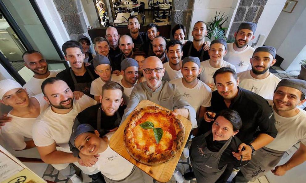 Franco Pepe con il suo staff