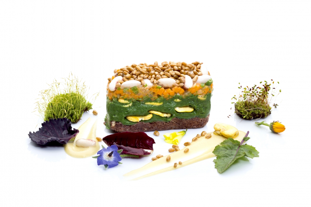 Galleria fotografica






Giuseppe Causarano, Locanda Gulfi, Chiaramonte Gulfi (Ragusa)

Palamita affumicata con foglie di vite, melagrana e azzeruole - Il piatto nasce dalle escursione sul letto del fiume Irminio, territorio sconosciuto e incontaminato che si addentra tra i Monti Iblei e sfocia a Donnalucata, dove poter raccogliere frutti, fiori e erbe selvatiche. Racconta la biodiversità di una terra fantastica come la Sicilia, lavorando uno dei pesci cosiddetti "poveri" come la palamita utilizzando dei prodotti dimenticati come le azzeruole. Il supporto del piatto disegnato da me e realizzato da un artigiano di Modica Giovanni Cerruto ricorda i ciottoli del fiume Irminio









Pino Cuttaia, La Madia, Licata (Agrigento)

Memoria visiva - E' il mio ricordo in una fetta di tonno rosso di Sicilia. Quando ero piccolo mio nonno, che era un ottimo cuoco, marinava con un po' di limone la paillard di vitello, prima di cuocerla. Faccio lo stesso col tonno, ma non lo cuocio anche se l'aspetto è simile, l'impressione della cottura è data proprio dalla marinatura. Se capita lascio che si trovi nel piatto anche il seme del limone: le mamme non si curavano mai se qualche seme cadeva nel piatto. Così presento la ricetta con una volontà evocativa di una quotidianità familiare, che è vita









Peppe Bonsignore, L’Oste e il Sacrestano, Licata (Agrigento)

Evoluzione di un'insalata di mare - Polpo cotto nel tè verde, seppia intagliata, gambero rosso di Licata il tutto servito su una crema di carote e un caramello di soia ottenuto dalla cottura dei cefalopodi. Ricordo che da bambino odiavo il polpo, fin quando mia mamma non decise di farlo con i sottaceti, dove primeggiava la carota, così iniziai ad assaggiarlo. Da quella memoria sono partito; così ho iniziato a lavorare sull'inserimento della carota. Tutto ebbe inizio nel 2009 e ogni anno modifichiamo la ricetta. Studiamo le cotture, aggiungiamo sempre qualche pesce, l’affumicatura del polpo viene fatta con ramoscelli di rosmarino secchi. La buccia di mandorla dona quel profumo di forno a legna che rievoca le nonne. Insomma oggi, nel 2016, dopo 7 anni, non diciamo mai che è una preparazione perfetta, perché è in continua evoluzione









Emanuele Russo, Le Lumìe, Marsala (Trapani)

Filetto di ombrina cotto a bassa temperatura con olio nuovo e miele di timo - Un piatto che unisce il gusto delicato del pesce alla dolcezza del miele e al piccante olio di Nocellara del Belice (la tradizione del pesce con l'innovazione della cottura a bassa temperatura)









Accursio Craparo, Accursio, Modica (Ragusa)

China su te - E' un divertimento che ammalia la vista prima di sorprendere il gusto: rompendo un bottone di seppia che racchiude il suo nero, restiamo ad ammirare la china che fluttua nel brodo di alghe, zenzero e tè nero, come nell'antica arte giapponese del suminagashi






