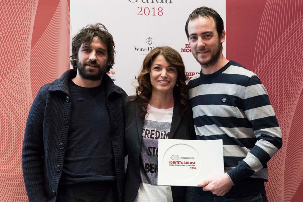 Galleria fotografica






Giovane famiglia. Angelo Cremonini di Olitalia premia Valeria Piccini, Andrea e Maurizio Menichetti, Da Caino - Montemerano (Grosseto)









Sorpresa dell’anno. Anna Maschio di Bonaventura Maschio premia Federico La Paglia di Sikélaia – Milano 









Il miglior cestino del pane: Piero Gabrieli, responsabile marketing di Molino Quaglia premia Francesco Apreda con Simona Piga , pasticciera e responsabile dei lievitati, Imàgo dell’hotel Hassler – Roma 









Il miglior chef pasticciere: Igor Maiellano, direttore vendite di Valrhona, premia Ascanio Brozzetti de Le Calandre – Rubano (Padova)









Il miglior chef straniero. Sara Peirone, Top Gastronomy Manager Gruppo Lavazza premia Oriol Castro, Mateu Casañas e Eduard Xatruch di Disfrutar – Barcellona









Il miglior sous-chef. Elena Bacchini, direttore marketing Divine Creazioni-Surgital premia Davide Di Fabio e Takahiko Kondo, Osteria Francescana – Modena









Il miglior food writer. Alessandro Guidi e Cristina Franceschetti premiano Annalisa Zordan del Gambero Rosso









Il miglior maître. Virginia Stancheris, pr, sponsorizzazioni ed eventi di  Kettmeir premia Mario Vitiello, Il Comandante dell’Hotel Romeo – Napoli 









La migliore sommelier. Carlo Boschi, responsabile Veuve Clicquot Italia premia Ramona Ragaini di Andreina - Loreto (Ancona)









Il miglior sommelier. Francesco Zonin, executive vicepresident di Zonin 182, premia Manuele Pirovano, D’O – Cornaredo (Milano)

 









Birra in cucina. Paolo Merlin, Heineken e Fondazione Birra Moretti premia Michelangelo Mammoliti, La Madernassa - Guarene (Cuneo)









La migliore chef. Elisabetta Bracci, marketing manager premium brands di S.Pellegrino premia Marta Scalabrini, Marta in Cucina - Reggio Emilia






