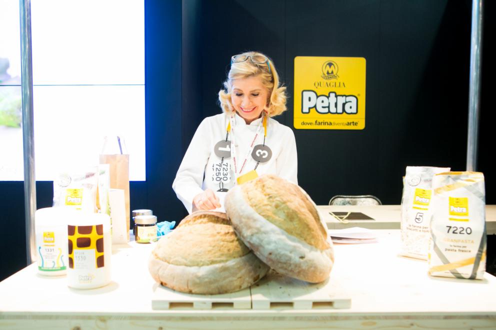 Galleria fotografica






Il viaggio nel mondo di Grana Padano è iniziato il primo giorno di congresso con due degustazioni orizzontali tenute dal Consorzio di Tutela ed è terminato con lo chef Andrea Ribaldone e i suoi sfiziosissimi finger food. La domenica Matteo Baronetto (nella foto con gli GnamBox ed Elisabetta Serraiotto, responsabile Marketing di Grana Padano) ha preparato originali tapas ideate per l'occasione, mentre per la giornata di chiusura il maestro Franco Pepe ci ha regalato la sua personale interpretazione della pizza fritta con il Grana Padano









Durante la pausa lavori, dalle 13 alle 15, lo spazio S.Pellegrino ha offerto ai visitatori del congresso la degustazione di un piatto d’autore: il sabato di Paolo Griffa e Alessandro Rapisarda (nella foto), finalisti rispettivamente della prima e della seconda edizione di S.Pellegrino Young Chef, la domenica un dolce di Loretta Fanella e lunedì il piatto Carciofo&Carciofo di Cristina Bowerman. Domenica alla tavola rotonda Coltivare il talento gli chef Cristina Bowerman, Caterina Ceraudo, Loretta Fanella, Anthony Genovese, Davide Oldani, Ciccio Sultano, Paolo Griffa e Alessandro Rapisarda hanno raccontato storie di successo tra maestri e allievi. E poi è stata da non perdere la specialissima Experience Box...









Giovanni Pellegrino, Alberto Basso e Giuseppe Lo Iudice (nella foto), giovani talenti del Premio Birra Moretti Grand Cru, hanno proposto le loro creazioni ideate in abbinamento con Birra Moretti Grand Cru, rispettivamente: Beer Donuts con Birra Moretti La Bianca, Pancia di maiale iberico, luppolo e Birra Moretti Grand Cru e Anatra alla Birra Moretti Lunga Maturazione, anche in abbinamento









Le miscele iTierra! Origins, in cui si coniugano eccellenza del prodotto, rispetto per l’ambiente e attenzione al sociale e la special edition di “Kafa”, uno dei caffè più pregiati al mondo che nasce nella foresta etiope, sono stati i  protagonisti dello spazio espositivo Lavazza, che ha ospitato un ’esperienza sensoriale con esclusivi aperitivi di food pairing firmati dallo chef Cesare Battisti e dal bartender Dennis Zoppi. A stupire i visitatori l’esclusiva auto “stellata” Smart Forfood, primo ristorante su quattro ruote nato dalla collaborazione tra Lavazza, Mercedes-Benz Italia, Michelin, Focaccia Group e Medici Style, sotto la direzione creativa di Davide Oldani (foto)









Allo stand di Vino Libero & Compagnia, il gruppo Fontanafredda (nella foto, Andrea Farinetti) ci ha raccontato la biodiversità agroalimentare italiana con un viaggio di degustazioni attraverso l’Italia del vino, tra le regioni più importanti del panorama enologico italiano, dal Piemonte fino alla Sicilia






