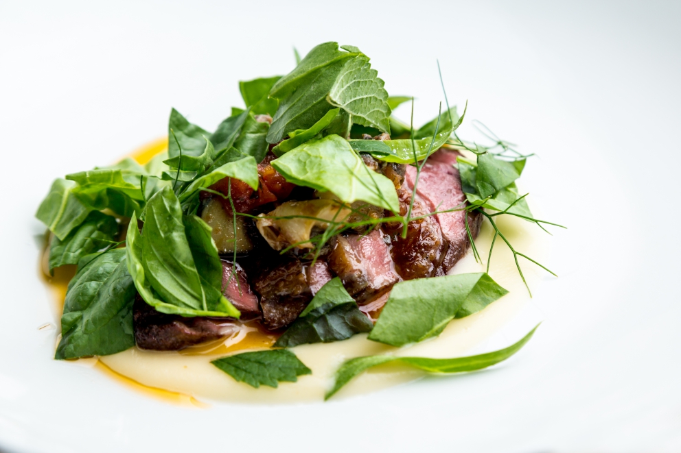 Galleria fotografica






Massimiliano Poggi, Al Cambio, Bologna

Uovo asparagi e parmigiano. Rappresenta la tradizione, non solo bolognese ma italiana. Chiaro che noi, con l'apparato di Altedo, abbiamo una fortuna che non tutte le regioni hanno: l'abbiamo in casa e di qualità assoluta! Riprendo la tradizione e trasformo le consistenze: a essere fritto non è più l'uovo ma la punta degli asparagi; il parmigiano non è più grattato ma viene reso cremoso con aggiunta di brodo di asparagi; aggiungo solo una parte di succo di asparagi crudi perché dà una notevole componente minerale amarognola. Un anticipo di primavera









Alessandro Panichi, Sotto l'Arco, Bologna

Canocchia, radicchio, bottarga e lampone. Dolce, amaro, acido e iodato (foto Bob Noto)









Isa Mazzocchi, La Palta, Borgonovo Valtidone (Piacenza)

Batarò con senape selvatica, pescegatto e pancetta. Una specie di pane schiacciato, con percentuale di polenta, ripieno di salumi piacentini (si serve soprattutto in val tidone). Piacenza in un batarò









Alberto Faccani, Magnolia, Cesenatico (Forlì-Cesena)

Triglia, amaretto, zafferano e limone. La dolcezza e la grassezza della triglia, la nota alcolica del liquore di mandorla, la profondità dello zafferano e l'aspro del limone. Un omaggio all'Italia e al Mediterraneo









Omar Casali, Marè, Cesenatico (Forlì-Cesena)

Bora Nera. Spaghettoni, inchiostro, quinto quarto di seppia, alghe e bergamotto. Materia prima, tecnica e tanto cuore per riportare nel piatto l'affascinante e profondo profumo iodato di una burrascosa giornata sul molo di Cesenatico









Fabrizio Mantovani, Fm con gusto, Faenza (Ravenna)

Patata ratta, lenticchie e caviale. E' una sintesi della mia cucina: una semplice patata con lenticchie, arricchita da un piccolo cucchiaio di caviale. Una crème fraîche allo zafferano e zest di lime. Estetica, istinto e semplicità ragionata









Massimiliano Mascia, San Domenico, Imola (Bologna)

Scampo, goletta e piselli. Amo i colori e i sapori della primavera e mi piace giocare con la contaminazione carne/pesce









Luca Marchini, L'Erba del Re, Modena

Risotto con ostriche, succo di porri, rucola e rabarbaro. E' il frutto della volontà di far coesistere la forza olfattiva del mare, proveniente dalle ostriche adagiate sulla superfice, con la pseudo-dolcezza di un risotto cremoso, la cui cottura viene fatta con un succo di porri grigliati e brasati. Giocano un ruolo di equilibrio la freschezza e asprezza del rabarbaro e il lieve amaro della rucola selvatica









Massimo Bottura, Osteria Francescana, Modena

Sometimes maillard, sometimes partrige... even bollito in civèt sauce. Ovvero, "A volte germano reale, a volte pernice... persino il bollito in salsa civet"









Irina Steccanella e Beppe Palmieri, Panino, Modena

Tortellini SuperPanna. Comprare una grande materia prima per fare un grande tortellino, e restiuire valore e qualità a un piatto della cucina domestica degenerato col tempo









Gianluca Gorini, Le Giare, Montiano (Forlì-Cesena)

Cetriolo, liquore Varnelli e uova di pesce affumicate. Note vegetali che incontrano quelle marine e affumicate per un interpretazione a 360 gradi del cetriolo, dal germoglio al fiore









Riccardo Agostini, Il Piastrino, Pennabilli (Rimini)

Animella d’agnello, latte ed estratto d’alloro. L'idea è quella di proporre un'animella inconsueta, d'agnello, senza nascondere le sue caratteristiche gustative come da tradizione ma esaltandole con il concentrato di latte di pecora per rafforzarne il gust. Vista la componente grassa, ho utilizzato l'alloro per il suo gusto amaro e la sua rinfrescante balsamicità









Terry Giacomello, Inkiostro, Parma

La pasta a modo nostro. Tagliolini tiepidi al bianco d'uovo con crema di parmigiano 36 mesi, rosso d'uovo sbattuto, caviale di tartufo e foglie di timo. E' un albume d'uovo cotto a vapore, steso come la pasta tradizionale, tagliato a mano a tagliolino, contornato da una crema di parmigiano, macchiata con un rosso d'uovo sbattuto e guarnito con foglie di timo e caviale di tartufo









Marco Parizzi, Parizzi, Parma

Consommé di buccia di patate, cipolla bruciata e ostriche con anolini di salmone. Il contrasto tra ingredienti di scarto e ingredienti pregiati, l'apparenza rassicurante di un piatto tipico con gusti completamente stravolti









Carla Aradelli, Riva, Ponte Dell'Olio (Piacenza)

Polpo, radicchio tardivo, crochetta di patate e majonese di rape rosse. Un piatto di semplicità ricercata: polpo e patate (la tradizione) e prodotti di stagione (radicchio tardivo e rapa rossa) creano un gioco di colori, radici e consistenze









Rino Duca, Il Grano di Pepe, Ravarino (Bologna)

Riso alla mandorla, gambero rosso e capperi. In Sicilia storicamente si cucinavano risi e non risotti. Nel mio piatto s'incontrano l'eleganza della mandorla, la sapidità del cappero e la profondità del gambero crudo









Matteo Salbaroli, Osteria L'Acciuga, Ravenna

Polpo arrostito, crema di topinambur e nocciole tostate. L'ho proposto al cenone e ha avuto così successo che lo riproponiamo anche l'inverno. Non solo polipo e patate









Gianni e Fulvia D'Amato, Caffè Arti e Mestieri, Reggiolo (Reggio Emilia)

Il viola della lingua. Lingua salmistrata cotta, spuma di patata viola, cavolo viola in agrodolce, polvere di lamponi disidratati









Gianpaolo Raschi, Guido, Rimini

Pancotto di pesce. Sono le mie origini marinaro-contadine, una lunga tradizione che si fonda sul concetto di recupero. Un tempo della memoria al quale sono profondamente legato e che ripercorro di continuo a bordo della mia Delorean (foto Giorgio Salvatori)









Franco Cimini, Antica Osteria del Mirasole, San Giovanni in Persiceto (Bologna)

Tagliatelle all'antico ragù di cortile. Un'antica ricetta delle campagne bolognesi che prevede l'utilizzo delle parti meno nobili degli animali da cortile (rigaglie), tra le quali creste, durelli, fegatini e ovine embrionali. Si contraddistingue per le diverse consistenze del ragù









Aurora Mazzucchelli, Marconi, Sasso Marconi (Bologna)

Il germano incontra un'acciuga. Il racconto del viaggio della migrazione germano. Lo scontro del mare con la terra e l'incontro del sapido col selvatico









Piergiorgio Parini, Povero Diavolo, Torriana (Parma)

Brasato di narce (anagramma di "carne", anche detto "l'animale che non c'è"). Il piatto rievoca alla vista e al palato l'opulenza e corposità di un brasato pur essendo composto di soli elementi vegetali: la base è un kiwi, glassato con ristretto di verdure, salse fermentate e vino rosso, spolverato con erbe balsamiche (foto Passione Gourmet)









Alberto Degl'Innocenti, Tirabusciò, Bibbiena (Arezzo)

Gnocchetti di pane verna allo scalogno, salsa di ribollita, cubetti di pane croccante al cavolo nero e cialda di Parmigiano. Un classico toscano a modo mio









Fabrizio Girasoli, Butterfly, Capannori (Lucca)

Evoluzione del gambero rosso. Da marinato a fritto, passando per padella e vapore con coincidenze di frutta e verdure, nella nebbia del  mattino. Mi piace mettere in gioco tutti i sensi del commensale, dalle consistenze cotture e sapori diversi per il palato, all'aroma diffuso per l'olfatto. La parte fritta che può essere mangiata con le mani e lo scorrere della tisana versata al momento  che coinvolge vista e udito









Andrea Mattei, Meo Modo a Borgo San Pietro, Chiusdino (Siena)

Fegatini di pollo affumicati, anguilla e ortica. La tradizione dell'entroterra toscano incontra il mare









Gaetano Trovato, Arnolfo, Colle Val D'Elsa (Siena)
Piccione: petto, coscia farcita con il suo fegato, castagne e spezie. Il piatto del cuore che evolve continuamente, dall’inizio negli anni Ottanta, quando si preparava lardellato ripieno di funghi e servito con le cipolle caramellate, fino ad oggi, in veste rinnovata con abbinamenti di stagione in stagione per esaltare il gusto









Peter Brunel, Borgo San Jacopo, Firenze

Il mio orto toscano (che passa in vaso l'inverno). La mia interpretazione gioca su: 1. vaso fiori e germogli eduli; 2. cramble di tartufo e pre.ona di tartufo ghiacciato; 3. terra di olive e cioccolato con spugna di nocciole, asparagi liofilizzati; 4. spuma di yogurt e rafano con ortaggi semi disidratati. Nel piatto: patata pietrificata con maionesi al carbone e levistico. E' il mio ricordo che va agli ortaggi, che verso la fine dell'autunno nell'orto perdono idratazione, da lì l'idea di inserirli in vaso per conservarli... in fase calante









Annie Féolde, Riccardo Monco, Alessandro Della Tommasina. Enoteca Pinchiorri, Firenze

Pici di pane con vongole veraci, crema di burrata e erba cipollina. L’aspetto interessante di questa ricetta è l’impasto dei pici: utlizziamo una pasta di pane integrale con lievitazione naturale e con la madre (la pasta ha dunque un'acidità leggera e molto saporita). Porta la pasta a una nuova dimensione sensoriale al palato. Il tutto contenuto all’interno della pasta e non fuori sotto forma di salsa









Enrico Panero, Da Vinci a Eataly, Firenze

Risotto al latte e acciughe, animelle al marsala e polveri di cipolla e limone. E' un primo piatto che riprende le mie origini piemontesi: fa parte anche del menu degustazione "Un piemontese in Toscana" a ricordare la tradizione di cuocere il riso nel latte come base per dolci o come pasto povero serale: Il riso si presenta con la dolcezza del latte che si concentra durante la cottura compensata dalla sapidità delle acciughe. A completare animelle sfumate al Marsala secco, l'acidità della polvere di limone e la polvere di cipolla a riprendere il classico fondo usato per risotti ma che mantiene tutta la sua freschezza. Un piatto ricco, che unisce consuetudini piemontesi per il riso e toscane per l'utilizzo di frattaglie









Simone Cipriani, già chef del Santo Graal, Firenze

Lasagna 2D. Due tele sottilissime di pomodoro disidratato con all’interno uno strato di pasta all’uovo, salsa mornay e ragù. Fuori sono leggermente bruciate con il cannello e gratinate con parmigiano. Due millimetri in cui si trova tutta l’Italia, concentrata e bidimensionale. Può essere presentata sia in orizzontale che in verticale, ad esempio messa al muro come se fosse un quadro, staccata e presentata a tavola









Vito Mollica, Il Palagio del Four Seasons, Firenze

Sedano carota cipolla farciti con parfait di fagiano salsa di mandorle e aglio dolce. Sono gli ingredienti a, b e c ‎della nostra cucina ma mai protagonisti in un piatto. Durante la preparazione di un consommé di fagiano, ho pensato con i ragazzi che sarebbe stato un reato buttare via in quanto era gustosissimo. L'abbiamo farcito creando un‎ piatto di recupero di una piacevole complessità gustativa









Marco Stabile, Ora d'Aria, Firenze

Se un meteorite cadesse in Toscana: visione universale della bruschetta. (e la giusta continuazione sarebbe: "raccoglierebbe tantissimi sapori incredibili"). Si tratta di un modo particolare (con visione dall'universo) di interpretare la bruschetta toscana, con fagioli, cavolo nero e olio toscano. Questo perché si parla molto di universo, di visitare altri pianeti, di catastrofi con arrivo di asteroidi, meteoriti, o addirittura di pianeti occulti con rotta di impatto verso la terra... Questo piatto è in tema ma smorza decisamente le preoccupazioni.









Cristoforo Trapani, Magnolia dell'hotel Byron, Forte dei Marmi (Lucca)

Carciofo arrostito. E' un simbolo di festa in tutte le case campane ma, soprattutto, è fatto dai venditori abusivi per strada. Il fumo che va su, il profumo delle bucce dei carciofi che bruciano sui carboni... È così che ho voluto riprodurre un pezzo di storia in chiave moderna









Igles Corelli, Atman, Lamporecchio (Pistoia)

Il Maiale va al mare. Il maiale dei mille abbinamenti in questo caso si sposa alla perfezione col calamaro









Cristiano Tomei, L'Imbuto, Lucca

Il Tutto e il Niente. Ovvero: Cialda di grano arso sotto seppia, il suo nero e cervella fritte. E' la sintesi di un panino gourmet. Grande concetto e grande sapore (foto di Lido Vannucchi)









Damiano Donati, Punto Officina del Gusto, Lucca

Tagliolino verde di mare vegetale. E' un tagliolino di semola di grano duro, impastato con alghe secche, servito all'olio. Proprio così, semplice per consentirgli di esprimere tutto lo iodio delle alghe









Valeria Piccini, Da Caino, Montemerano (Grosseto)

Maremma: il cinghiale e il territorio. E' nato dalla voglia di portare nel piatto i profumi che possiamo sentire nel corso di una passeggiata nel bosco del tardo autunno/inverno. Viene utilizzata la pancia del cinghiale, accompagnata da cicorie spontanee, radici, funghi, lumache e corbezzoli, la salsa e la bevanda calda di accompagnamento. Sprigionano profumi incredibili di ghiande tostate, castagne arrostite, mele selvatiche, funghi e mirtilli









Dario Cecchini, Solociccia, Panzano in Chianti (Siena)

To beef or not to beef. Panino con la bistecca e salsa di bistecca. Sarà il panino di punta del mio nuovo progetto, Cecchini Panini, un fastfood di ciccia a Panzano in Chianti, cioè a casa mia. Più carnivoro di così...









Deborah Corsi, La Perla del Mare, San Vincenzo (Livorno)

L'aia, la macchia e il mare. Un piatto in cui si fondono i profumi del mio territorio: la terra che incontra il mare









Nicola Damiani, Osteria di Passignano, Tavarnelle val di Pesa (Firenze)

Budino di ortica con fondente di parmigiano, uovo croccante e gocce di acqua di pomodoro. E' la rivisitazione dell'uovo all'occhio di bue con erbette di campo e parmigiano









Paolo Trippini, Trippini, Baschi (Terni)

Uovo morbido, carote, nocciole e tartufo. Un classico della tradizione umbra arricchito dalla dolcezza della carota e la fragranza delle nocciole









Giancarlo Polito, La Locanda del Capitano, Montone (Perugia)

Crema di asparagi, uovo poche al tartufo e bottarga di muggine. L'Umbria con il sole del Sud









Emanuele Mazzella, Vespasia di Palazzo Seneca, Norcia (Perugia)

Ricotta, farro e arance. Rivisita la pastiera napoletana, un classico della mia regione che trasloca per un attimo a Norcia: al posto del grano, c'è il farro, molto abbondante da queste parti









Anna Rita Simoncini, I Sette Consoli, Orvieto (Terni)

Lumache di vigna alle erbe di campo e salsa di castagne e topinambur. Un classico del territorio che profuma di erbe e di terra; la salsa di castagne e topinambur dona dolcezza e freschezza









Danilo Bei, Emilio, Fermo

Un caldo benvenuto. Cioè brodo caldo di gallinella, un bottone alle castagne e vongole. Semplicità raggiunta dopo un lungo percorso di crescita









Errico Recanati, Andreina, Loreto (Ancona)

Anatra, tamarindo e fava di cacao. L'anatra, materia prima da sempre nel nostro ristorante, ha contaminazioni asiatiche: ho sempre avuto una passione per la cucina asiatica (negli ultimi anni sono stato spesso in Cina e in Tailandia). Foto Emanuela Ercoli









Stefano Ciotti, Nostrano, Pesaro

La Palla di Pomodoro. Ovvero burratina tiepida glassata al pomodoro, siero di parmigiano e tartufo, crema di pane e acciughe. E' un omaggio alla città di Pesaro ed è ispirato alla scultura di Arnaldo Pomodoro “La Grande Sfera”, simbolo della città. L’opera è comunemente detta “Palla di pomodoro”









Sabrina Tuzi, Degusteria del Gigante, San Benedetto del Tronto (Ascoli Piceno) 

Ostrica, acqua di mare, verdure campagnole, sorbetto all'olio di tenera ascolana e malto d'orzo. Lo scopo era legare assieme la dolcezza e le note fruttate della tenera ascolana alla salinità dell'ostrica e dell'acqua di mare e la ruvidezza amara delle erbe spontanee e del malto... Il piatto unisce un prodotto nobile del mare a quelli più poveri della terra: miseria e nobiltà






