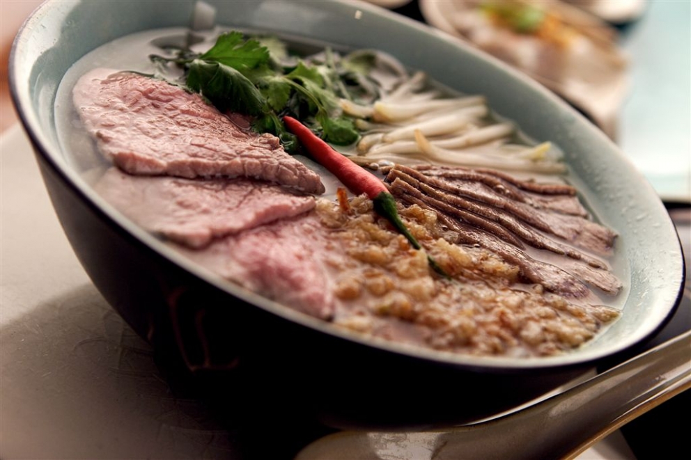 Galleria fotografica






Paolo Marchi apre le danze del ciclo "La cucina internazionale a Milano" con Awa Tourè e Thora Keita, madre e figlio che governano il ristorante di cucina maliano-africana Balafon, via Teodosio 6, zona Piola








Il piatto presentato dal Balafon: lo Yassa, preparazione tipica dell'Africa occidentale (Senegal e Mali), abbinabile a ogni tipo di carne e pesce. Sebbene musulmano di origini, Thora è italiano di nascita "e quindi non disdegno i salumi". 








Lo yassa con l'immancabile riso








Paolo Marchi con Mohammed Mabrouk, cuoco tunisino del ristorante Taglio in via Vigevano 10 (metrò Porta Genova). Con loro, in mezzo, lo chef di Taglio Domenico Della Salandra. Mabrouk ha raccontato i suoi 20 anni, l'arrivo in Italia a 5 e mezzo, tanti fratelli e lui solo con  il pallino della cucina seguendo/aiutando la madre








Mohammed Mabrouk ha presentato un'insalata di peperone rosso grigliata e poi pestata in un mortaio. Il prodotto simbolo del suo paese? Il dattero. La sua arancina di cous cous verrà inserita in carta da Taglio sulla scia di Identità 2015 e il peperone sarà uno dei piatti dei rubitt domenica 8 al Milano Food & Wine Festival








Mohammed Ali, egiziano de Il Pasto Giusto, in via Cesana 10 a Milano, metrò Cimiano. Ex pugile (di qui il nome), figlio di macellai, ha il culto degli gnocchi








Ali ha preparato un cous cous tendente al dolce con acqua e semola su vaporiera sigillata con la pellicola








Haruo Ichikawa e Lorenzo Lavezzari, co-chef del ristorante Iyo di via Pier della Francesca 74, vicino a piazza Firenze. Il ristorante, patron il modenese di origini cinesi Claudio Liu, ha ottenuto una stella Michelin nel novembre scorso, prima volta per un'insegna di cucina giapponese a Milano








Lorenzo Lavezzari dell'Iyo, ligure della Lunigiana e tanta gavetta dietro a insegne importanti, Sadler su tutti. Con il co-chef Ichikawa hanno esplorato la versatilità della radice del wasabi, ottima in abbinamento con la carne di kobe, la ricciola e anche le ganache al cioccolato








A destra, Roberto Okabe con il suo assistente. Lo chef dei ristoranti Finger's e Finger's Garden è brasiliano-paulista di origini giapponesi. Da qui una felice sintesi delle due tradizioni








Gran successo di pubblico per la lezione di cucina nippo-brasiliana di Okabe 








I peruviani Manuel Garcia e Sara Torres de La Peña de Pocho di via Paolo Frisi 11 (Porta Venezia) hanno presentato la ricetta dei tradizionali Tamales, un piatto a base di pasta di mais con carne di maiale, avvolta e cotta in una foglia di banano. Al centro, Niccolò Vecchia di Identità Golose








Non esiste una sola cucina cinese, ma almeno otto tradizioni storiche diverse, legate ad altrettante aree geografiche di quello che fu il Celeste Impero: questo il tema attorno al quale si è incentrato l’incontro che ha visto come protagonista Guoqing Zhang, chef del ristorante Bon Wei di via Lodovico Castelvetro 16-18 (zona Sempione), qui in foto con Francesco Boggio Ferraris, responsabile della Scuola di formazione permanente della Fondazione Italia-Cina
 








Con Carlo Passera di Identità Golose (a sinistra) e Boggio Ferraris (a destra), Le Zhang, figlio di Guoqing. Da sempre attenti alla purezza filologica delle ricette, i cuochi del Bon Wei hanno preparato uno splendido Pollo freddo in salsa piccante








Alcuni degli ingredienti usati per la ricetta per il Pollo freddo in salsa piccante








Il Pollo freddo in salsa piccante, titpico dello Sichuan, è anche noto come “Il pollo che fa aumentare l’acquolina”








Christiane Blanchet mostra un ritratto di sua madre. La cuoca del ristorante Vietnamonamour (due indirizzi a Milano, via Pestalozza e via Taramelli) è nata in Francia da genitori vietnamiti, costretti a fuggire dal paese nativo nel 1959, a seguito della presa al potere dei comunisti. Laureata in storia contemporanea alla Sorbona di Parigi, "volevo fare il topo da biblioteca" ma alla fine (2006) ha ceduto alle pressioni degli amici che volevano aprisse un'insegna di cucina vietnamita. E' sposata con Dario Arlunno, piemontese di Ghemme








Blanchet con Gabriele Zanatta di Identità Golose. La cuoca ha centrato la sua lezione sul riso, ingrediente principe della cucina vietnamita, dagl involtini al pho, la zuppa simbolo del paese








Blanchet ha portato all'Expogate parte dei suoi splendidi servizi. Vietnamonamour è anche un luogo di gran gusto per i dettagli d'arredo





