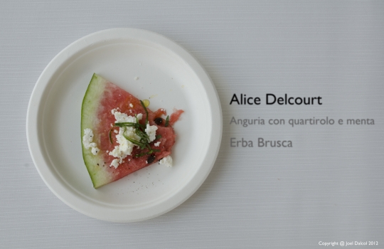 Galleria fotograficaPaolo Casanova, chef padrone di casa del Dopolavoro
Sullo sfondo, il nippo-brasiliano Roberto Okabe, protagonista con i maki in versione rubitt
La Lingua cotta in due modi di Eugenio Roncoroni e Beniamino Nespor del ristorante Al MercatoProve generali della Brass Jazz Band
