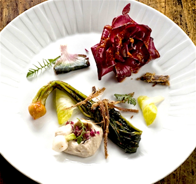 Galleria fotografica






Antonia Klugmann, de L'Argine a Dolegna del Collio (Gorizia), è tra gli chef ambasciatori della vera Rosa di Gorizia. Nel nostro speciale sui nuovi piatti dei grandi chef, ha proposto questo: Rosa di Gorizia, cervo, polline e brodo di mirtilli. «E’ tutto quasi crudo nel piatto… L'ingrediente più cotto è il mirtillo!»









La proposta di Josko Sirk e Alessandro Gavagna, de La Subida di Cormons (Gorizia), sempre per la nostra inchiesta sui piatti 2016: Il Friuli e le sue radici. «La Rosa di Gorizia, i petali croccanti, le radici bagnate dall'aceto d'uva e dal miele di marasca; la brovada, appena fermentata; il topinambur, il cuore al dente, la buccia croccante; il kren, morbido nello yogurt naturale; i ciccioli di cinghiale, per il gioco dei sapori. Quindi: la Rosa di Gorizia, la brovada, il kren, il topinambur, tutti frutti della terra ancorati alle nostre radici, usati in modo alternativo per costruire un piatto vegetariano, più che di gusto, di filosofia. Infine c'è il cinghiale, ultimo anello della catena, colui che in natura di tutto quanto sopra si ciba – foto Sergio Coimbra









Il piatto di René Redzepi, Il freddo inverno danese del 1941, presentato a Cook it Raw nel 2010






