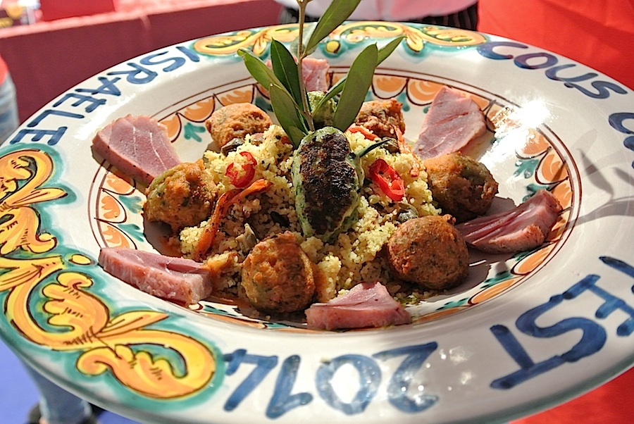 Galleria fotograficaIl cannolo di cous cous di Enrico Panero, del ristorante Da Vinci a Eataly Firenze, usato come evidenziatorePrima nazione in gara al Cous Cous Fest 2014 il Marocco con Majda Nabaoui, cuoca 19enne in forza all'Osteria Francescana a ModenaMajda Nabaoui, in Italia, a Modena, dall'et&agrave; di 9 anni, ha chiamato la sua proposta Da Modena al Marocco passando per la Sicilia, la sua colazione la mattina di sabatoI due concorrenti della Tunisia, entrambi in forza al Taglio a Milano, a destra Domenico della Salandra e al centro Mohamed Mabrouk catturato dalla bellezza della presentatrice Eliana ChiavettaL'Arancino di cous cous grazie al quale la Tunisia &egrave; arrivata alla finale a livello di giuria popolare superando il Marocco per appena un centesimo: 8,92 contro 8,91. Al suo interno scampi freschi. Nota curiosa: visto che eravano nel Trapanese, quindi Sicilia occidentale, sarebbe stato pi&ugrave; corretto chiamare il piatto ArancinaTre giorni di assaggi, tutto nel PalaBia, il tendone ridosso della spiaggia di San Vito Lo Capo. Il cielo ti invitava a mollare tutto e a tuffartiIl Cous Cous dolce, nome concreto del piatto della Francia, delle cuoche Marion Roger (cous chef di Alice Delcourt all'Erba Brusca a Milano) e Chiara Cilio, che hanno proposto un uso insolito del cous cous, in forma dolce, con tanto di gelato alla verbena. Con questo dessert, la Roger ha vinto il premio per l'originalit&agrave; e sfiorato il successo assoluto, centrato dalla Delcourt nel 2011 e 2012Maziar Farivar, radici iraniane e cittadinanza statunitense. Del suo piatto ricorderemo solo un eccessivo e gratuito uso del peperoncino. Doveva essere un cous cous nel segno dello Shrimp Jambalya ma, eliminato il prosciutto affumicato nel timore di imbattersi in musulmani in giuria, tutto &egrave; crollato.Il cous cous americano, un piatto imbarazzante, facile preferirgli quello francese. La giuria popolare ha votato il dessert 8,86 e il cous cous patriottico 7,86 (ma la giuria di esperti &egrave; stata ancora pi&ugrave; severa)Mohamed Mabrouk e Domenico della Salandra per una volta schierati nella giuria popolareIsraele in gara contro il Libano grazie a Michael Korenman, tutti presi in contropiede perch&eacute; si aspettavano un Michele, un lui e non una lei