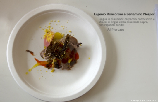 Galleria fotograficaPaolo Casanova, chef padrone di casa del Dopolavoro
Sullo sfondo, il nippo-brasiliano Roberto Okabe, protagonista con i maki in versione rubitt
