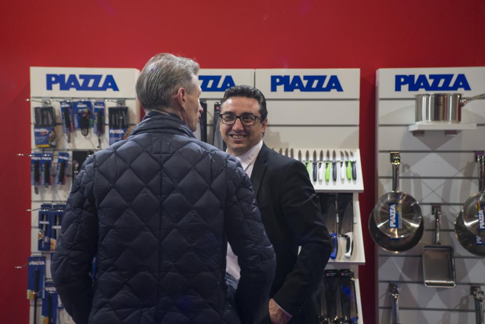 Galleria fotografica






Il viaggio nel mondo di Grana Padano è iniziato il primo giorno di congresso con due degustazioni orizzontali tenute dal Consorzio di Tutela ed è terminato con lo chef Andrea Ribaldone e i suoi sfiziosissimi finger food. La domenica Matteo Baronetto (nella foto con gli GnamBox ed Elisabetta Serraiotto, responsabile Marketing di Grana Padano) ha preparato originali tapas ideate per l'occasione, mentre per la giornata di chiusura il maestro Franco Pepe ci ha regalato la sua personale interpretazione della pizza fritta con il Grana Padano









Durante la pausa lavori, dalle 13 alle 15, lo spazio S.Pellegrino ha offerto ai visitatori del congresso la degustazione di un piatto d’autore: il sabato di Paolo Griffa e Alessandro Rapisarda (nella foto), finalisti rispettivamente della prima e della seconda edizione di S.Pellegrino Young Chef, la domenica un dolce di Loretta Fanella e lunedì il piatto Carciofo&Carciofo di Cristina Bowerman. Domenica alla tavola rotonda Coltivare il talento gli chef Cristina Bowerman, Caterina Ceraudo, Loretta Fanella, Anthony Genovese, Davide Oldani, Ciccio Sultano, Paolo Griffa e Alessandro Rapisarda hanno raccontato storie di successo tra maestri e allievi. E poi è stata da non perdere la specialissima Experience Box...









Giovanni Pellegrino, Alberto Basso e Giuseppe Lo Iudice (nella foto), giovani talenti del Premio Birra Moretti Grand Cru, hanno proposto le loro creazioni ideate in abbinamento con Birra Moretti Grand Cru, rispettivamente: Beer Donuts con Birra Moretti La Bianca, Pancia di maiale iberico, luppolo e Birra Moretti Grand Cru e Anatra alla Birra Moretti Lunga Maturazione, anche in abbinamento









Le miscele iTierra! Origins, in cui si coniugano eccellenza del prodotto, rispetto per l’ambiente e attenzione al sociale e la special edition di “Kafa”, uno dei caffè più pregiati al mondo che nasce nella foresta etiope, sono stati i  protagonisti dello spazio espositivo Lavazza, che ha ospitato un ’esperienza sensoriale con esclusivi aperitivi di food pairing firmati dallo chef Cesare Battisti e dal bartender Dennis Zoppi. A stupire i visitatori l’esclusiva auto “stellata” Smart Forfood, primo ristorante su quattro ruote nato dalla collaborazione tra Lavazza, Mercedes-Benz Italia, Michelin, Focaccia Group e Medici Style, sotto la direzione creativa di Davide Oldani (foto)









Allo stand di Vino Libero & Compagnia, il gruppo Fontanafredda (nella foto, Andrea Farinetti) ci ha raccontato la biodiversità agroalimentare italiana con un viaggio di degustazioni attraverso l’Italia del vino, tra le regioni più importanti del panorama enologico italiano, dal Piemonte fino alla Sicilia









Dopo 4 anni dalla prima edizione è tornato Bread Religion nello spazio Petra Molino Quaglia. Cuochi, pizzaioli, pasticcieri e panettieri hanno accompagnato gli ospiti del congresso lungo un viaggio di profumi e sapori che parte dal grano. Pagnotte da affettare, ciabatte alveolate, focacce salate e dolci lievitati, panini morbidi o con la crosta, impasti di lievito madre con farine Petra macinate a pietra o biologiche, con e senza glutine: queste le forme del pane che i professionisti ospiti hanno farcito per interpretare la loro idea del “viaggio”









Le Cantine Ferrari hanno scelto Identità Golose per continuare il percorso di approfondimento sull’Arte dell’Ospitalità avviato lo scorso anno con The World’s 50 Best Restaurants. Il tema dell’accoglienza, molto sentito da Ferrari che da anni si impegna a valorizzare l’importante ruolo della sala, è stato raccontato sul palcoscenico dell’Auditorium alla scoperta degli elementi che rendono indimenticabile l’esperienza gastronomica. Nella giornata di lunedì lo spazio Ferrari ha offerto degustazioni di Riserve Trentodoc: Perlè, Perlè Bianco, Perlè Nero e Perlè Rosè, abbinati alle creazioni di Alfio Ghezzi, del ristorante Locanda Margon di proprietà della famiglia Lunelli (nella foto, Matteo Lunelli a Identità Milano)









Regione Lombardia ha presentato i suoi prodotti agroalimentari di qualità, un’ampia rappresentanza che si colloca ai primi posti a livello nazionale: 34 prodotti Dop e Igp, 249 prodotti tradizionali di valenza storica, 41 vini tra Docg, Doc e Igt. Allo stand di Regione Lombardia si sono alternati produttori della Valtellina, del territorio comasco e dell’Oltrepò Pavese con degustazioni dei migliori prodotti e vini locali









Il Pastificio Felicetti ha fatto viaggiare la pasta coinvolgendo tre grandi chef al Monograno Diner: Carlo Cracco (nella foto, con Paolo Lopriore) ha presentato un piatto di pasta in chiave italiana, Giorgio Nava ha proposto una cucina sudafricana e Luca Fantin una ricetta ispirata ai sapori del Giappone. Un viaggio tra i sapori del profondo sud e dell’estremo oriente che parte da casa, dall’Italia. Ogni giorno si sono alternati ai fornelli tre giovani cuochi italiani: Lucia Tellone, Sara Preceruti e Antonio Colombo, per interpretare il nuovo nato in casa Felicetti: Il Valentino, lo spaghettone dalle dimensioni più generose









Si è aperto con un omaggio a Iginio Massari (nella foto) l’importante programma dedicato alla pasticceria d'autore che ha visto Valrhona protagonista al congresso. Dossier Dessert è stata l’occasione per osservare il mondo delle pasticcerie secondo la prospettiva internazionale che caratterizza l’approccio di Valrhona, da sempre impegnata a valorizzare l’innovazione e la creatività ponendo al centro il lavoro di tanti giovani professionisti









Alce Nero ha accolto il tema del viaggio costruendo un percorso che parla di materie prime biologiche e di luoghi in cui vengono coltivate. I visitatori hanno incontrato sapori e territori attraverso quattro diverse degustazioni di 12 prodotti, scandite ogni giorno al ritmo di colazione con yogurt, miele e frollini, pranzo con pasta, riso e cereali, merenda con cioccolato, composte di frutta e succhi e aperitivi con olio extravergine di oliva, pomodori e nettari di frutta









Lo spazio espositivo di Autogrill ha ricostruito Bistrot, l’innovativo concept realizzato in collaborazione con l’Università degli Studi di Scienze Gastronomiche di Pollenzo per valorizzare i prodotti tipici e il recupero delle pratiche artigianali. Per accompagnare i visitatori in un immaginario “viaggio lungo un giorno” è stato ricreato un “open-lab” dove riflettere sui nuovi trend del food, attraverso i vari momenti della giornata









«Identità di Champagne è l’appuntamento imperdibile per scoprire il prestigio della più antica Maison de Champagne» ha affermato Andrea Pasqua (nella foto), senior brand manager di Ruinart in Italia. Quest’anno il protagonista è Ruinart Rosé, l’espressione golosa del gusto Ruinart, un elegante connubio tra lo Chardonnay e il Pinot Noir. Le creazioni enoiche dello chef de caves Frédéric Panaiotis hanno mostrato la versatilità dell’abbinamento tra l’alta gastronomia e le bollicine francesi con tre degustazioni giornaliere nel Ruinart Lounge









Berto’s, partner ufficiale per la realizzazione di tutti gli impianti di cottura, ha presentato La Cucina, una nuova divisione su misura che esalta i valori dell’unicità. Vera protagonista sul palcoscenico dell’Auditorium, La Cucina è uno strumento unico, disegnato e realizzato in esclusiva. Allo stand Berto’s si sono alternati cooking show di Paolo Cappuccio, Nicola Dinato e Alessandro Borghese. «Le nostre cucine viaggiano in più di 90 paesi da oltre 40 anni – ha spiegato Enrico Berto - La contaminazione con le altre culture e gli altri mondi è stata fondamentale per portare l’azienda a sviluppare il prodotto che abbiamo presentato a Identità Golose»









Besser Vacuum ci ha illustrato tecniche di cottura sottovuoto e cooking show con degustazioni degli chef Paolo Cappuccio (nella foto) e Marco Marras, assieme alla presentazione del libro dello chef Cappuccio Carne e Foie Gras – Tecniche di cottura e design del piatto, un manuale-ricettario sulle cotture sottovuoto









Anche quest'anno continua la collaborazione con Bragard che ha vestito gli chef con la nuova giacca Grand Chef, che affianca alla versione classica in cotone Piuma Premium il modello Allure in cotone nanotecnologia, novità presentata al congresso assieme alla linea Premium Alain Ducasse By Bragard, nata dalla collaborazione con lo chef tristellato Alain Ducasse









Alessandro Guidi e Cristina Franceschetti vestono con Caraiba le tavole dei migliori ristoranti italiani dal 1993. I loro prestigiosi articoli sono stati utilizzati dagli chef per la presentazione dei piatti sui palchi delle sale del congresso, ma anche per tutti i premi dell'edizione 2017









Chs Group ha confermato la partnership con Comatec, azienda francese leader nella progettazione e realizzazione di articoli monouso di altissima qualità. Al congresso ha presentato una gamma allargata di creazioni all’avanguardia, tra cui un rivoluzionario sacchettino con cannuccia pensato per i cocktail dei locali delle grandi città dove vigono ordinanze sul vetro e contro l’inquinamento









Nello spazio di Coldline Living abbiamo scoperto Life, l’abbattitore multifunzione per la casa. I numerosi workshop presso lo stand hanno sottolineato l’efficacia delle 8 funzioni e degli oltre 100 programmi di Life. In tutte le sale e nelle cucine della manifestazione gli chef hanno lavorato con Vision, la più moderna tecnologia multiclimatica che offre ai professionisti la possibilità di controllare tutte le variabili che influiscono sulla qualità della conservazione degli alimenti









Essent’ial è un marchio emiliano che produce complementi d’arredo caratterizzati dal design originale e dall’utilizzo di materiali riciclati, come la fibra di cellulosa e il cartone Fsc. L’azienda ha fornito a Identità Golose pouf e poltrone che hanno arredato l’area lounge, oltre allo spazio Identità di Cocktail e i sacchetti porta pane, fil-rouge presente in tutti gli stand. Al Tuler, tagliere in cartone Fsc, ha accompagnato le preparazioni degli chef durante le lezioni









Il cubetto Hoshizaki "Crescent", unico a poter essere utilizzato nei secchielli del vino senza aggiunta d'acqua, ha avuto il palcoscenico più adatto a dimostrare le sue caratteristiche di durata, brillantezza e fluidità nell'accogliere bottiglie di vino e spumante/champagne, “a secco”. Non sono mancati il cubetto a sei lati e spigoli vivi, il vero "cubetto" Hoshizaki, come anche la forma a sfera e lo "shot glass", che in Hoshizaki prende una straordinaria lucentezza e trasparenza, utilizzati in veste di aperitivi di pregio, come caviale e salmone









Host Milano si è raccontata a Identità come la manifestazione di riferimento nel panorama mondiale dell’equipment, coffee and food, nonché il leader assoluto nei settori Ho.Re.Ca., foodservice, retail, Gdo e hotellerie. Circa 2000 aziende da 47 Paesi propongono macchine, attrezzature, prodotti e servizi innovativi e di qualità a 150mila operatori da 172 Paesi. Oltre al business, sono 400 gli appuntamenti tra cooking show e momenti di formazione. Host Milano è a fieramilano dal 20 al 24 ottobre 2017, con la seconda edizione di Identità Future in collaborazione con Identità Golose









Con i suoi piccoli elettrodomestici, KitchenAid ha supportato il talento e la passione degli chef di Identità Golose ma anche di tutti gli appassionati di cucina che desiderano raggiungere a casa gli stessi risultati di alto livello. Prestazioni professionali, alta qualità manifatturiera e design iconico da sempre contraddistinguono il marchio









A Identità Golose, Tutto Pannocarta di Lucart Group è stato un alleato prezioso per le attività degli chef impegnati sui palchi. L’innovativo rotolo in carta per la cucina ha caratteristiche funzionali di fortissimo impatto che ruotano intorno alla tecnologia della carta a secco









Qual è il futuro del gelato? La risposta è in una macchina mantecatrice di Motor Power e Brx, attenta ai temi della sostenibilità ambientale, pensata da e per i gelatieri. Nuovi metodi di gestire idee e processi creativi si sono alternati alle narrazioni dei migliori gelatieri d’Italia (nella foto, Roberto Lobrano) su temi come tecnica, ricerca e passione, mentre i grandi chef, come Moreno Cedroni, hanno preparato gelati inimmaginabili spalancando nuove frontiere della creatività









Pavoni Italia ha rinnovato la partnership con Identità Golose, in qualità di partner tecnico. L’azienda, con oltre 3 decenni di innovazione e di esperienza nel mercato della pasticceria e gelateria professionale e dell’HO.RE.CA, strizza l'occhio al mondo della ristorazione con collaborazioni eccellenti: Massimo Bottura e il progetto Camouflage; Davide Oldani e gli stampi in silicone che richiamano il mondo dello sport. Fiore all’occhiello dell’azienda sono gli stampi della pasticceria con il progetto Tuttifrutti con Emmanuele Forcone e progetto Mono di Gianluca Fusto. Nella foto, protagonista Andrea Tortora









La P&B Line distribuisce attrezzature professionali per il comparto food e beverage. I suoi articoli spaziano dai singoli prodotti fino ad arrivare allo sviluppo di soluzioni "chiavi in mano". Dealer di marchi indiscussi a livello mondiale, come Hoshizaki, Hobart, Gamko la rendono leader nazionale nel suo settore, fornendo prodotti professionali che si distinguono per avanguardia tecnologica, qualità e design






