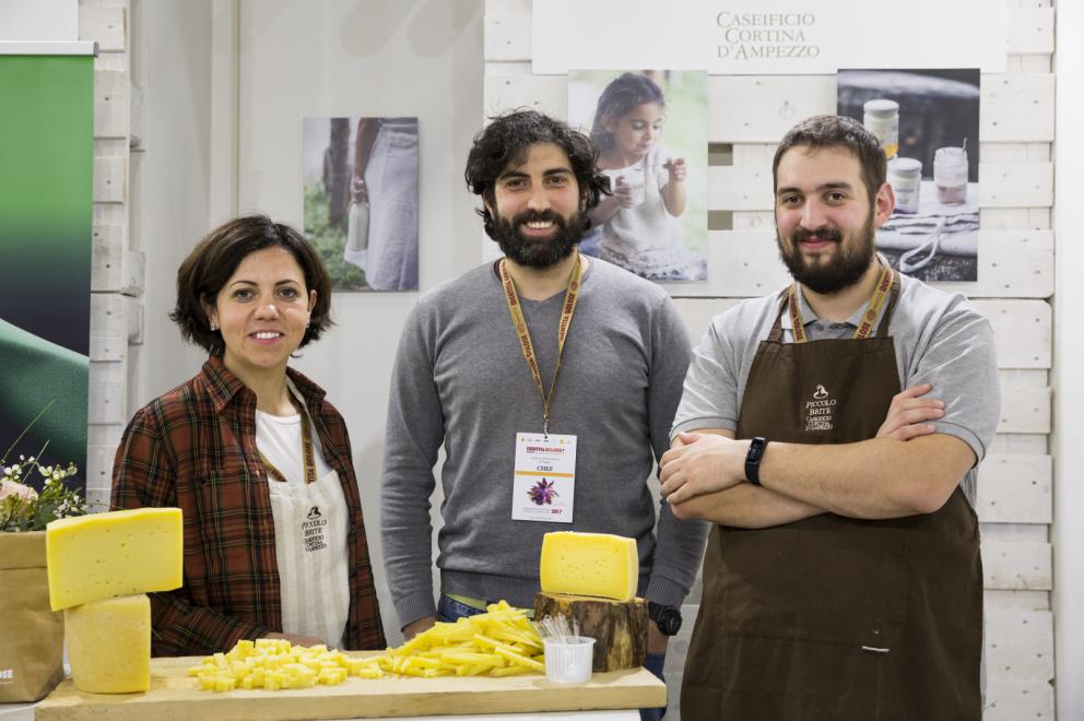 Galleria fotografica






Dispensa

Dispensa – Generi Alimentari & Generi Umani è il magazine italiano indipendente e da collezione dedicato al cibo, creato da Martina Liverani. In Dispensa le storie dei generi alimentari si intersecano a quelle dei generi umani dando vita a originali racconti fatti di parole e immagini. Un progetto controcorrente che in epoca digitale, grazie alla bellezza tattile di un prodotto editoriale antico, invita il lettore a riprendersi il tempo da dedicare alle cose belle. «Non potevamo mancare a questo grande evento, è un’occasione imperdibile non solo a livello di contatti ma anche perché ci offre una full immersion tra le eccellenze della gastronomia»









Italia Squisita 

ItaliaSquisita è il network b2b di riferimento per chi ama la ristorazione e l’accoglienza di alta gamma. Non è voluta mancare all'appuntamento con Identità Milano 2017









James 1599 

Debutto avventuroso nell'alta cucina a Identità Golose del brand James 1599. L'equipaggio, che muove i suoi passi dall'antica Compagnia Inglese delle Indie Orientali, ha portato in scena le sue spezie, i suoi sali dal mondo e le erbe aromatiche. Prodotti di alta qualità, attentamente ricercati e con un packaging all'altezza delle aspettative. Polveri impalpabili, semi aromatici, erbe disidratate, gemme marine e vulcaniche, magnifici pepi e non solo sono stati annusati e assaporati durante il congresso, assieme a golose frolle aromatizzate con la miscela di curry dolce She's My Curry creata ad hoc









Joaquin 

Per la prima volta a Identità Milano, l’azienda vitivinicola irpina Joaquin ha presentato il progetto Joaquin Dall’Isola, che le ha permesso di salvare i pochissimi quintali di uva dell’isola di Capri, prodotti da piccoli vigneti coltivati a varietà Greco, Falanghina, Biancolella, e quella che dai contadini del posto è chiamata “Ciunchesa”. Da Capri, nel 2009, sono state prodotte circa 800 Magnum, mentre nel 2010 sono state realizzate circa 2000 bottiglie. A queste si aggiunge il Vino Rosato 2012, da uve Guarnaccia e Piedirosso, un piccolo gioiello enologico di sole 68 bottiglie









Kai 

Durante tutto il congresso allo spazio espositivo di Coltelleria Kai abbiamo fatto un viaggio in Oriente con sfilettature del pesce con tecnica giapponese, decorazioni con verdure e confezionamenti di sushi e sashimi









Koppert Cress

 Koppert Cress è costantemente alla ricerca di ingredienti naturali innovativi, che permettano agli chef di aumentare il gusto e l’aroma dei loro piatti e di migliorarne la presentazione. «Siamo produttori di colori e gli chef sono i nostri pittori» ci ha spiegato Enrico Zallot. Una vasta rete internazionale di biologi, di esperti nel settore dei vegetali e di gastronomi fornisce un flusso continuo di prodotti, che soddisfa i requisiti culinari sempre più elevati di ristoranti sparsi ovunque nel mondo









Longino & Cardenal

Longino & Cardenal continua il percorso alla base del suo successo: la costante ricerca di cibi rari e preziosi. E' stato accompagnato da due nuovi partner: Pariani, un’azienda piemontese nata come produttrice di Olio di Nocciola, e Tartuflanghe, insignita da anni del titolo “Eccellenza Artigiana” dalla Regione Piemonte. Lo stand ha visto la presenza dello chef basco Senèn González che ha deliziato i visitatori proponendo le innovative lamine di patata disidratata e bacon ripiene di tuorlo d’uovo. All’interno della Longino Vip Lounge, chef e visitatori della manifestazione hanno potuto apprezzare alcuni finger food realizzati dalle giovani e sapienti mani del company chef aziendale, rigorosamente con prodotti commercializzati da Longino & Cardenal. Anche Andrea Larossa, chef del ristorante Larossa ad Alba, ha presentato una versione finger dei suoi piatti a base di prodotti Tartuflanghe. E ancora: plancton marino Veta La Palma; pane Triticum che ha nobilitato il pane precotto e surgelato; i fiori e le erbe eduli dell’azienda alto-atesina Alpin Herbs; il tonno rosso del mediterraneo Balfegò, il baccalà dissalato Giraldo e, non da ultimo, il gambero rosso di Mazara del Vallo di Don Gambero









Macelleria Zivieri e Zivieri Tartufi

In linea con il tema del congresso, Macelleria Zivieri Massimo e Zivieri Tartufi hanno animato il proprio stand con il meglio della loro produzione. Battute al coltello di bovino e cervo affiancate dal tartufo nero pregiato, toast con prosciutto cotto di Mora Romagnola, crostini con patè fegato di pollo allevato a terra e funghi galletti, degustazioni di salame Montanaro di Mora Romagnola recentemente nominato il miglior salame in Italia, tagliata di capriolo e mini hamburger di selvaggina con tartufo bianchetto. Valore delle aziende protagoniste è l'attenzione verso prodotti naturali, a completa disposizione di una ristorazione attenta e scrupolosa, secondo filiere di produzione uniche in Italia









Manicardi 

Manicardi ha portato a Identità Milano due eccellenze enogastronomiche dell’Emilia Romagna: Lambrusco e Aceto Balsamico di Modena. In degustazione: Lambrusco Grasparossa di Castelvetro DOC “Vigna Cà del Fiore”, Spumante Brut Rosè “Fabula”, Aceto Balsamico Tradizionale di Modena DOP Extra Vecchio, Aceto Balsamico di Modena IGP “Nero Elisir”, Aceto Balsamico di Modena IGP “Nero Elisir Gold” e Aceto Balsamico di Modena IGP “5 Scudi”.









Masseria Schinosa

Nella Masseria Schinosa da oltre trecento anni si fa olio extravergine di oliva con amore per la terra e per gli oltre 28.000 secolari olivi pugliesi. Gli oliveti sono condotti con le più moderne tecniche colturali e nella produzione del loro olio extra vergine di oliva si incontrano e si fondono tradizione e innovazione









Mealitaly

Mealitaly e Tesoritalia nascono per promuovere e tutelare le eccellenze tipiche del territorio italiano grazie all’alta qualità della produzione stessa. Lavorando in aree DOP e IGP, come il Parco Nazionale del Vesuvio, la Penisola Sorrentina, le Colline Salernitane e il Cilento, per ciascuna referenza è stato redatto un "disciplinare di produzione interno", elevando gli standard qualitativi a livelli altissimi sia sul mercato italiano che estero. Ogni prodotto è controllato in ogni sua fase di produzione e lavorazione, partendo dalla coltivazione diretta delle materie prime sino al packaging finale









Mepra

Mepra nasce nel 1946 dalla trasformazione dell’azienda della famiglia Prandelli che, a cavallo delle due guerre, produce materiale bellico. L’indirizzo scelto dall’azienda per la propria produzione, privilegia la qualità e non la quantità: l’alluminio, utilizzato fino ad allora, viene immediatamente sostituito dall’ottone cromato, materiale di qualità superiore. Mepra continua a produrre tutti i suoi articoli in Italia, ed è presente oggi negli ambienti più esclusivi e rinomati del mondo, dagli hotel di lusso alle compagnie di crociera e aeree









Mielizia

Nel corso delle tre giornate Mielizia ha effettuato presso il proprio spazio espositivo a Identità Milano degustazioni dei loro mieli italiani millefiori e monoflora e altri prodotti apistici, anche in accompagnamento a formaggi, per conoscere meglio i prodotti della gamma e far apprezzare la varietà del miele italiano, suggerendo insoliti abbinamenti gastronomici









Niko Formazione

Un percorso di formazione unico in Italia, dalla partnership con l'Università degli Studi di Scienze Gastronomiche di Pollenzo alla full immersion in Casadonna Reale, al progetto Spazio, ristorante-laboratorio dove convertire la pratica didattica in lavoro nell'ottica della ricerca









Olitalia

Olitalia a Identità Milano ha presentato le sue eccellenze della linea Gourmet: gli Extravergini Regionali, le Monocultivar, l’Aceto Balsamico di Modena, e Frienn, l’innovativo olio di girasole altoleico per una frittura sana e leggera. L’azienda è specializzata da più di 30 anni nella produzione di oli e aceti ed è presente in oltre 120 paesi nel mondo









Open Blue Global Services

Nello spazio espositivo di Open Blue Global Services abbiamo degustato pesce cobia in tre ricette dello chef Omar Allievi: Cobia affumicato con mele, melanzane, crunchy di pane alla segale e robiola allo yuzu, Cobia marinato al miso con salsa di arance e cicoria e Tiradito di cobia con choclo e camote. Inoltre con Samsung Oculus, un’esperienza di realtà virtuale a 360 gradi, tutti i visitatori hanno potuto immergersi in un viaggio di due minuti e mezzo nell’impianto aziendale a Panama, una vista in elicottero a 12 km dalla costa per visitare le gabbie e scoprire come viene allevato il pesce cobia









Pastificio dei Campi

Per Pastificio dei Campi due chef hanno preparato una ricetta da offrire ai visitatori presso lo spazio espositivo dell’azienda: Christoph Bob del ristorante Refettorio Monastero Santa Rosa ha proposto Pasta dei Campi con peperoni, Mezzi occhi di lupo alla genovese con ali di razza e carciofi di Schito; Andrea Napolitano del ristorante Il Bikini di Vico Equense un Mischiato delicato con polipetti alla luciana, patate affumicate e spaghetti di mare









Pedrazzoli Salumificio

Pedrazzoli, salumificio mantovano nato nel 1950, oggi leader nella produzione di salumi bio, ha esordito a Identità Milano presentando la sua linea di salumi gourmet extra-selezionati Q+. Dedicata a chi ricerca l’eccellenza, Q+ è una collezione di prodotti esclusivi a produzione limitata e si caratterizza per l’estrema artigianalità che si ricollega a un’atavica tradizione norcina valorizzata da un packaging moderno ed essenziale. Si tratta di salumi numerati che consentono di tracciare tutto il ciclo di vita del prodotto. Un omaggio sensoriale e un gusto inconfondibile che nasce dalla ricerca della massima qualità del prodotto e del sapore più genuino






