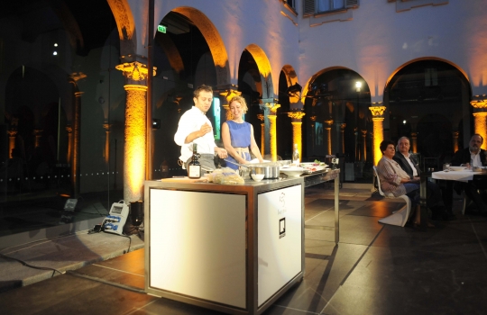 Galleria fotografica






Davide Rampello inaugura la serata presentando l'antologia Storie di cibo, racconti di vita









Alcuni dei dieci autori del libro: da sinistra Paolo Marchi, Antonio Scurati, Marco Amato, Davide Rampello, Andrea Kerbaker e Lello Voce
 
 








La cornice all'interno del Piccolo Teatro









Alessandro Negrini, accompagnato da Elisa Pella, presenta gli Spaghetti al cipollotto e peperoncino









Un'immagine del palco: Paolo Marchi ricorda con Aimo e Nadia il loro percorso, suscitando ricordi e emozioni
 








Alcuni ospiti della serata: da sinistra, Diana Bracco presidente di Expo Milano 2015, Fedele Confalonieri presidente di Mediaset, Giuseppe Sala amministratore delegato di Expo Milano 2015 e Davide Rampello, direttore artistico del Padiglione Zero di Expo Milano 2015
 








Tommaso Minniti, attore del Piccolo Teatro, legge i brani estratti dal racconto "Io cucino perchè..." scritto da Paolo Marchi sulla storia di Aimo e Nadia Moroni









La copertina del libro Storie di cibo, racconti di vita









Un'immagine suggestiva dall'alto del Piccolo






