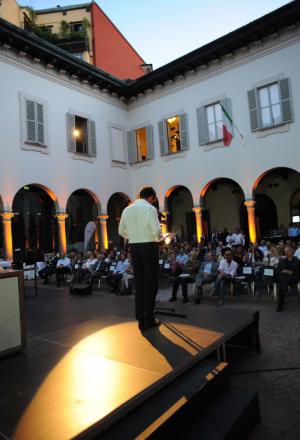 Galleria fotografica






Davide Rampello inaugura la serata presentando l'antologia Storie di cibo, racconti di vita









Alcuni dei dieci autori del libro: da sinistra Paolo Marchi, Antonio Scurati, Marco Amato, Davide Rampello, Andrea Kerbaker e Lello Voce
 
 








La cornice all'interno del Piccolo Teatro









Alessandro Negrini, accompagnato da Elisa Pella, presenta gli Spaghetti al cipollotto e peperoncino









Un'immagine del palco: Paolo Marchi ricorda con Aimo e Nadia il loro percorso, suscitando ricordi e emozioni
 








Alcuni ospiti della serata: da sinistra, Diana Bracco presidente di Expo Milano 2015, Fedele Confalonieri presidente di Mediaset, Giuseppe Sala amministratore delegato di Expo Milano 2015 e Davide Rampello, direttore artistico del Padiglione Zero di Expo Milano 2015
 








Tommaso Minniti, attore del Piccolo Teatro, legge i brani estratti dal racconto "Io cucino perchè..." scritto da Paolo Marchi sulla storia di Aimo e Nadia Moroni









La copertina del libro Storie di cibo, racconti di vita









Un'immagine suggestiva dall'alto del Piccolo









Le preparazioni sul palco






