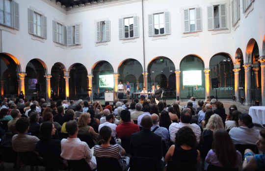 Galleria fotografica






Davide Rampello inaugura la serata presentando l'antologia Storie di cibo, racconti di vita









Alcuni dei dieci autori del libro: da sinistra Paolo Marchi, Antonio Scurati, Marco Amato, Davide Rampello, Andrea Kerbaker e Lello Voce
 
 





