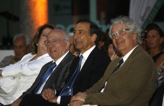 Galleria fotografica






Davide Rampello inaugura la serata presentando l'antologia Storie di cibo, racconti di vita









Alcuni dei dieci autori del libro: da sinistra Paolo Marchi, Antonio Scurati, Marco Amato, Davide Rampello, Andrea Kerbaker e Lello Voce
 
 








La cornice all'interno del Piccolo Teatro









Alessandro Negrini, accompagnato da Elisa Pella, presenta gli Spaghetti al cipollotto e peperoncino









Un'immagine del palco: Paolo Marchi ricorda con Aimo e Nadia il loro percorso, suscitando ricordi e emozioni
 





