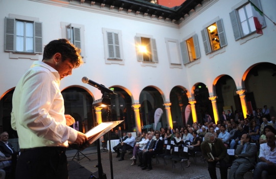 Galleria fotografica






Davide Rampello inaugura la serata presentando l'antologia Storie di cibo, racconti di vita









Alcuni dei dieci autori del libro: da sinistra Paolo Marchi, Antonio Scurati, Marco Amato, Davide Rampello, Andrea Kerbaker e Lello Voce
 
 








La cornice all'interno del Piccolo Teatro









Alessandro Negrini, accompagnato da Elisa Pella, presenta gli Spaghetti al cipollotto e peperoncino









Un'immagine del palco: Paolo Marchi ricorda con Aimo e Nadia il loro percorso, suscitando ricordi e emozioni
 








Alcuni ospiti della serata: da sinistra, Diana Bracco presidente di Expo Milano 2015, Fedele Confalonieri presidente di Mediaset, Giuseppe Sala amministratore delegato di Expo Milano 2015 e Davide Rampello, direttore artistico del Padiglione Zero di Expo Milano 2015
 





