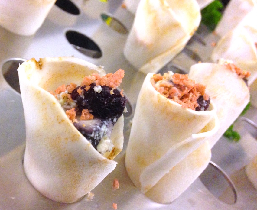 Galleria fotografica






Giorgio Damini, Damini & Affini, Arzignano (Vicenza)

La mia caesar salad - L'idea è sicuramente nata dopo le mie esperienze londinesi, quando ho scoperto come una salsa cambi completamante il gusto dell'insalata. Quindi ho cercato di esaltare tutti gli ingredienti dividendoli uno per uno, senza mescolare nulla, poi un pizzico di macelleria con la carne disidratata al posto del pollo e, dulcis in fundo, il pane di Eugenio Pol









Alessandro Dal Degan, La Tana, Asiago (Vicenza)

Crudo di anatra fiammeggiata, topinambur, foglie di faggio e sorbo dell'uccellatore - E' un piatto che per tonalita amaro-salate e per quelle dei colori è un simbolo della stagione fredda e della monocromia invernale. Un omaggio alla lentezza









Alessio Longhini, Stube Gourmet dell'hotel Europa, Asiago (Vicenza)

Riso carnaroli mantecato alla crema di topinambur, crudo di ricciola, caramello di birra stout, uova di salmone - Piatto che rispecchia le mie esperienze. Raccoglie gusti e consistenze diversi tra loro









Alfio Ghezzi, Locanda Margon, Trento

Non aglio e olio, non cacio e pepe, ma insolito Trentino - Spaghetti Monograno Felicetti, TrentoDoc Ferrari Perlé, Trentingrana e olio extravergine Garda Trentino Dop Uliva... Un piatto che nasce sulla suggestione di Bottura: «...ma siamo proprio sicuri che la tradizione sia rispettosa del territorio?». E che si sviluppa attraverso la tecnica dei due classici, aglio e olio e cacio e pepe, declinati però in chiave trentina









Giuliano Baldessari, Aqua Crua, Barbarano Vicentino (Vicenza)

Mungotto alle capesante, artemisia e argilla - Lo propongo perché offre un punto di vista diverso sul mondo del risotto. Il mungotto è il nome che ho dato al "risotto" fatto con i fagioli mung al posto del riso









Lionello Cera, Antica Osteria Cera, Campagna Lupia (Venezia)

Spaghettino freddo con cavolfiore, champagne rosé, scampo e ostrica - Un piatto che nasce dopo avere cotto il cavolfiore assieme ai gusci delle canocchie. Ho pensato di conferirgli acidità e ho fatto ridurre dello champagne con anice stellato. Poi scampo crudo battuto e un pezzo di ostrica per ricordare il mare in purezza









Nicola Dinato, Feva, Castelfranco Veneto (Treviso)

Risotto al broccolo di Bassano, cannocchie, mandarino, alici - "...with tangerine trees and broccoli skies..". Citiamo, modificandola, una frase del brano Lucy in the Skies with Diamonds, dei Beatles. Proponiamo l'italianità in un primo piatto invernale, che coglie spunti dal territorio limitrofo (il broccolo di Bassano del Grappa, le cannocchie della Laguna di Venezia), ma anche da altrove (i mandarini siciliani, la colatura di alici di Cetara). Il tutto unito da un grande riso, il Principato di Lucedio









Giuseppe D’Aquino, Oseleta, Cavaion Veronese (Verona)

Spaghetti al pomodoro del piennolo, burrata e scorza di limone – Un piatto che nella sua semplicità è diventato il must del ristorante Oseleta. Un piatto per il quale a detta di tanti vale la pena fare il viaggio









Riccardo Gaspari, El Brite de Larieto, Cortina d'Ampezzo (Belluno)

Spaghetto di montagna - Il profumo del bosco sfida la tradizione italiana in un semplice spaghetto aglio e olio









Donato Episcopo, La Corte dell'hotel Villa Abbazia, Follina (Treviso)

Mandorla di Toritto, composta di fichi “paradiso”, spugna all’alloro e gelato moka - Questo dessert nasce da un capriccio di mia mamma che, durante un mio viaggio, decise di mettermi di nascosto, in valigia, un vasetto di fichi secchi. Non so come fece a passare i controlli in aeroporto e comunque quando lo trovai fu una bella sorpresa. Mi ricordo che da ragazzo, quando andavo a casa delle zie o dei nonni, con il caffè offrivano dei fichi secchi con al centro una mandorla e un pezzettino di foglia di alloro (usanza della mia terra, che è il Salento)









Alberto Basso, 3Quarti, Grancona (Vicenza)

Risi e latte, miele, sfere di birra al lampone e ribes - Riso e latte è la tradizione, il cibo povero per eccellenza nelle nostre zone. Siamo partiti quindi da questo e dalla semplicità per sviluppare un dolce inusuale e per certi versi anche un po' estremo. Il riso viene cotto nel latte e mantecato col gorgonzola, per dare un po’ di sapidità, e miele del bosco di Rigoni di Asiago. Lo serviamo con lamponi disidratati, ribes e sfere di birra al lampone









Nicola Portinari, La Peca, Lonigo (Vicenza)

Anguilla in forno di braci con guava e tamarindo - L'anguilla è difficile da affrontare per la clientela a causa della sua grassezza. Quindi la sfida è creare un piatto da consigliare per poi ricevere complimenti e la conseguente voglia di mangiarlo di nuovo. Risulta croccante fuori e morbido dentro, con la guava che con la sua fresca tannicità doma la parte grassa dell'anguilla, mentre il tamarindo addolcisce e rende raffinato e vellutato il suo sapore rustico e leggermente terroso









Leandro Luppi, Vecchia Malcesine, Malcesine (Verona)

Raviolo aperto di spaghetti, lago e zafferano - Un chiaro omaggio al Marchesi del Raviolo aperto e allo Scabin dello spaghetto cotto in sottovuoto. In più, il mio lago









Lorenzo Cogo, El Coq, Marano Vicentino (Vicenza)

Ritorno alla sapidità - Alice sotto sale, rapa, dragoncello, kiwi fermentato, petali di carciofo e umibudo









Piergiorgio Siviero, Lazzaro 1915, Pontelongo (Padova)

Scam-pato verso i colli – Uno scampo di Chioggia tostato in saor, noce salata e tarassaco, chips di topinambur. Risalendo dalle valli di Chioggia lungo il Bacchiglione, il percorso tra storia e identità del mio territorio









Massimiliano Alajmo, Le Calandre, Rubano (Padova)

Mozzarella di mandorle - Una finta mozzarella di pasta cotta di zucchero, miele e albume soffiato come uno zucchero filato, senza l’utilizzo di coloranti o altri elementi artificiali. La ricostruzione olfattiva del piatto rimanda a una vera mozzarella per la presenza dell’acqua, dell’olio extra vergine di oliva, dell’origano e dei canditi vegetali. Ironia e immaginazione per travestire la mandorla e proiettarla in un’altra dimensione, per far riscoprire in pochi istanti una sensazione lattico-tattile-olfattiva e visiva in un dolce che non contiene nemmeno una goccia di latte – foto Bob Noto






