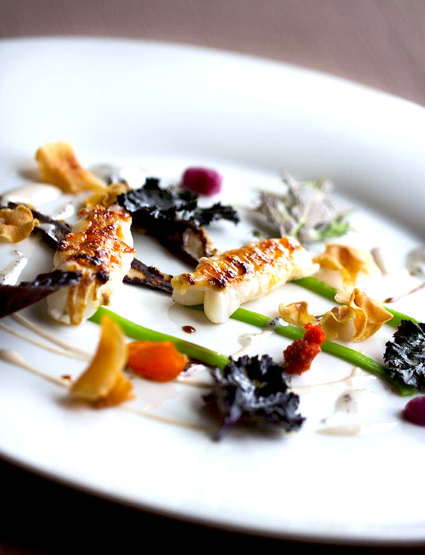 Galleria fotografica






Giorgio Damini, Damini & Affini, Arzignano (Vicenza)

La mia caesar salad - L'idea è sicuramente nata dopo le mie esperienze londinesi, quando ho scoperto come una salsa cambi completamante il gusto dell'insalata. Quindi ho cercato di esaltare tutti gli ingredienti dividendoli uno per uno, senza mescolare nulla, poi un pizzico di macelleria con la carne disidratata al posto del pollo e, dulcis in fundo, il pane di Eugenio Pol









Alessandro Dal Degan, La Tana, Asiago (Vicenza)

Crudo di anatra fiammeggiata, topinambur, foglie di faggio e sorbo dell'uccellatore - E' un piatto che per tonalita amaro-salate e per quelle dei colori è un simbolo della stagione fredda e della monocromia invernale. Un omaggio alla lentezza









Alessio Longhini, Stube Gourmet dell'hotel Europa, Asiago (Vicenza)

Riso carnaroli mantecato alla crema di topinambur, crudo di ricciola, caramello di birra stout, uova di salmone - Piatto che rispecchia le mie esperienze. Raccoglie gusti e consistenze diversi tra loro









Alfio Ghezzi, Locanda Margon, Trento

Non aglio e olio, non cacio e pepe, ma insolito Trentino - Spaghetti Monograno Felicetti, TrentoDoc Ferrari Perlé, Trentingrana e olio extravergine Garda Trentino Dop Uliva... Un piatto che nasce sulla suggestione di Bottura: «...ma siamo proprio sicuri che la tradizione sia rispettosa del territorio?». E che si sviluppa attraverso la tecnica dei due classici, aglio e olio e cacio e pepe, declinati però in chiave trentina









Giuliano Baldessari, Aqua Crua, Barbarano Vicentino (Vicenza)

Mungotto alle capesante, artemisia e argilla - Lo propongo perché offre un punto di vista diverso sul mondo del risotto. Il mungotto è il nome che ho dato al "risotto" fatto con i fagioli mung al posto del riso









Lionello Cera, Antica Osteria Cera, Campagna Lupia (Venezia)

Spaghettino freddo con cavolfiore, champagne rosé, scampo e ostrica - Un piatto che nasce dopo avere cotto il cavolfiore assieme ai gusci delle canocchie. Ho pensato di conferirgli acidità e ho fatto ridurre dello champagne con anice stellato. Poi scampo crudo battuto e un pezzo di ostrica per ricordare il mare in purezza









Nicola Dinato, Feva, Castelfranco Veneto (Treviso)

Risotto al broccolo di Bassano, cannocchie, mandarino, alici - "...with tangerine trees and broccoli skies..". Citiamo, modificandola, una frase del brano Lucy in the Skies with Diamonds, dei Beatles. Proponiamo l'italianità in un primo piatto invernale, che coglie spunti dal territorio limitrofo (il broccolo di Bassano del Grappa, le cannocchie della Laguna di Venezia), ma anche da altrove (i mandarini siciliani, la colatura di alici di Cetara). Il tutto unito da un grande riso, il Principato di Lucedio









Giuseppe D’Aquino, Oseleta, Cavaion Veronese (Verona)

Spaghetti al pomodoro del piennolo, burrata e scorza di limone – Un piatto che nella sua semplicità è diventato il must del ristorante Oseleta. Un piatto per il quale a detta di tanti vale la pena fare il viaggio









Riccardo Gaspari, El Brite de Larieto, Cortina d'Ampezzo (Belluno)

Spaghetto di montagna - Il profumo del bosco sfida la tradizione italiana in un semplice spaghetto aglio e olio









Donato Episcopo, La Corte dell'hotel Villa Abbazia, Follina (Treviso)

Mandorla di Toritto, composta di fichi “paradiso”, spugna all’alloro e gelato moka - Questo dessert nasce da un capriccio di mia mamma che, durante un mio viaggio, decise di mettermi di nascosto, in valigia, un vasetto di fichi secchi. Non so come fece a passare i controlli in aeroporto e comunque quando lo trovai fu una bella sorpresa. Mi ricordo che da ragazzo, quando andavo a casa delle zie o dei nonni, con il caffè offrivano dei fichi secchi con al centro una mandorla e un pezzettino di foglia di alloro (usanza della mia terra, che è il Salento)









Alberto Basso, 3Quarti, Grancona (Vicenza)

Risi e latte, miele, sfere di birra al lampone e ribes - Riso e latte è la tradizione, il cibo povero per eccellenza nelle nostre zone. Siamo partiti quindi da questo e dalla semplicità per sviluppare un dolce inusuale e per certi versi anche un po' estremo. Il riso viene cotto nel latte e mantecato col gorgonzola, per dare un po’ di sapidità, e miele del bosco di Rigoni di Asiago. Lo serviamo con lamponi disidratati, ribes e sfere di birra al lampone









Nicola Portinari, La Peca, Lonigo (Vicenza)

Anguilla in forno di braci con guava e tamarindo - L'anguilla è difficile da affrontare per la clientela a causa della sua grassezza. Quindi la sfida è creare un piatto da consigliare per poi ricevere complimenti e la conseguente voglia di mangiarlo di nuovo. Risulta croccante fuori e morbido dentro, con la guava che con la sua fresca tannicità doma la parte grassa dell'anguilla, mentre il tamarindo addolcisce e rende raffinato e vellutato il suo sapore rustico e leggermente terroso









Leandro Luppi, Vecchia Malcesine, Malcesine (Verona)

Raviolo aperto di spaghetti, lago e zafferano - Un chiaro omaggio al Marchesi del Raviolo aperto e allo Scabin dello spaghetto cotto in sottovuoto. In più, il mio lago









Lorenzo Cogo, El Coq, Marano Vicentino (Vicenza)

Ritorno alla sapidità - Alice sotto sale, rapa, dragoncello, kiwi fermentato, petali di carciofo e umibudo






