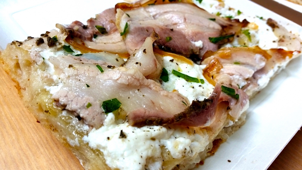 Galleria fotografica






La pizza in teglia farcita con crema di topinambur, soppressata (coppa di testa, quella buonissima made in Toscana di Renieri) e scorza di limone di Graziano Monogrammi, La Divina Pizza a Firenze









Una passeggiata al ghetto, pizza tonda con alici affumicate, scarola riccia, pomodorini e panko di Pier Daniele Seu al Gazometro38









La Margherita Romanesca con pomodoro, “mozzarella” di pecora, pecorino romano e menta di Stefano Callegari e Valerio Piccirillo da Sbanco a Roma









La pizza a 4 mani con Davide Del Duca di Francesco Martucci de I Masanielli









La pizza Vegetariana d’Autunno di ‘O Fiore Mio a Faenza









La pizza con crema di zucchine, dadolata di pomodoro e gamberi crudi di Massimo Giovannini all’Apogeo di Pietrasanta






