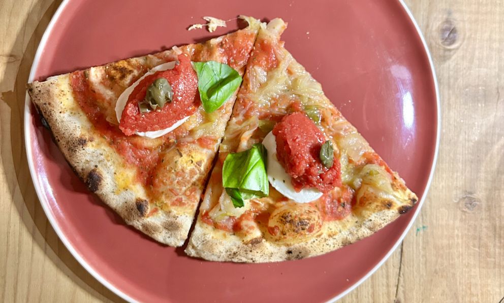 Pane e pomodoro diventa pizza, la perfezione della semplicità