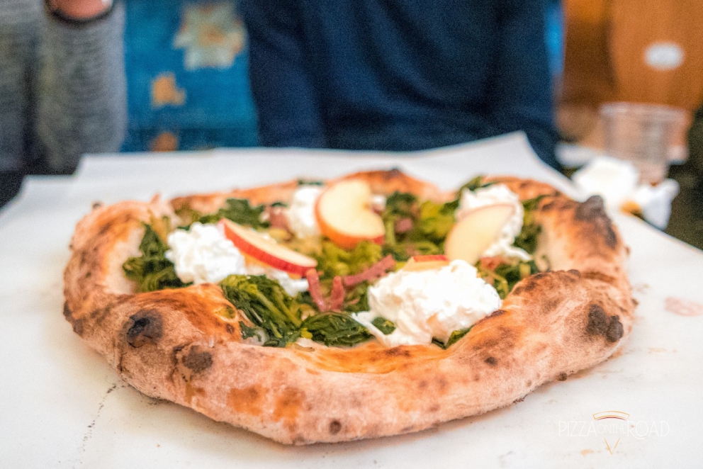 Galleria fotografica






La pizza in teglia farcita con crema di topinambur, soppressata (coppa di testa, quella buonissima made in Toscana di Renieri) e scorza di limone di Graziano Monogrammi, La Divina Pizza a Firenze









Una passeggiata al ghetto, pizza tonda con alici affumicate, scarola riccia, pomodorini e panko di Pier Daniele Seu al Gazometro38









La Margherita Romanesca con pomodoro, “mozzarella” di pecora, pecorino romano e menta di Stefano Callegari e Valerio Piccirillo da Sbanco a Roma









La pizza a 4 mani con Davide Del Duca di Francesco Martucci de I Masanielli









La pizza Vegetariana d’Autunno di ‘O Fiore Mio a Faenza









La pizza con crema di zucchine, dadolata di pomodoro e gamberi crudi di Massimo Giovannini all’Apogeo di Pietrasanta









La pizza in teglia con pancetta porchettata e ricotta della Garfagnana di Andrea Morini della pizzeria Da Cecio, con lo strepitoso impasto di Gabriele Bonci









La pizza con burrata, alici, nocciole e timo di Enrico Cappuccini e Carmine Piano, alias PizzeVaganti









La Pizza del territorio (in edizione limitata) di Franco Pepe fatta solo con prodotti dell’Alto Casertano






