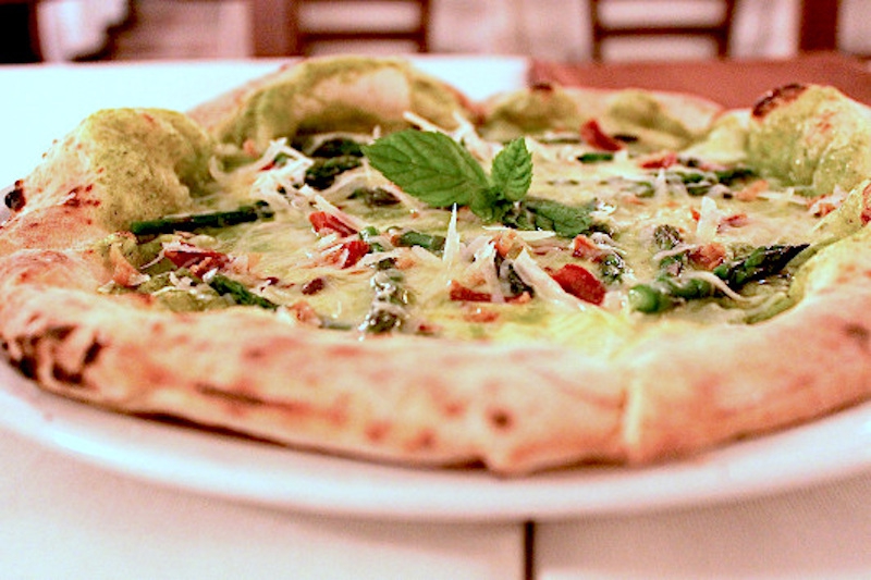 Galleria fotografica






La pizza in teglia farcita con crema di topinambur, soppressata (coppa di testa, quella buonissima made in Toscana di Renieri) e scorza di limone di Graziano Monogrammi, La Divina Pizza a Firenze









Una passeggiata al ghetto, pizza tonda con alici affumicate, scarola riccia, pomodorini e panko di Pier Daniele Seu al Gazometro38









La Margherita Romanesca con pomodoro, “mozzarella” di pecora, pecorino romano e menta di Stefano Callegari e Valerio Piccirillo da Sbanco a Roma









La pizza a 4 mani con Davide Del Duca di Francesco Martucci de I Masanielli









La pizza Vegetariana d’Autunno di ‘O Fiore Mio a Faenza









La pizza con crema di zucchine, dadolata di pomodoro e gamberi crudi di Massimo Giovannini all’Apogeo di Pietrasanta









La pizza in teglia con pancetta porchettata e ricotta della Garfagnana di Andrea Morini della pizzeria Da Cecio, con lo strepitoso impasto di Gabriele Bonci









La pizza con burrata, alici, nocciole e timo di Enrico Cappuccini e Carmine Piano, alias PizzeVaganti









La Pizza del territorio (in edizione limitata) di Franco Pepe fatta solo con prodotti dell’Alto Casertano









La pizza maritata di Angelo Rumolo da Grotto Pizzeria Castello a Caggiano









La Pizza Crocché con fiordilatte dei monti Lattari e crocché di patate di Peppe Guida: una squisita pizza a 4 mani con Giancarlo Casa alla Gatta Mangiona (foto Lorenzo Sandano)









La pizza “da compartir” di Madre a Roma (leggi qui), in particolare l’Affumicata con provola affumicata, patate e chorizo









La pizza fritta di Ciro Oliva da Concettina ai Tre Santi con ricotta, pepe e scorza di limone









La pizza alla pala – versione basic della Margherita con pomodorini freschi e mozzarella di bufala a crudo – di Ribalta a New York, il locale di Rosario Procino e Pasquale Cozzolino






