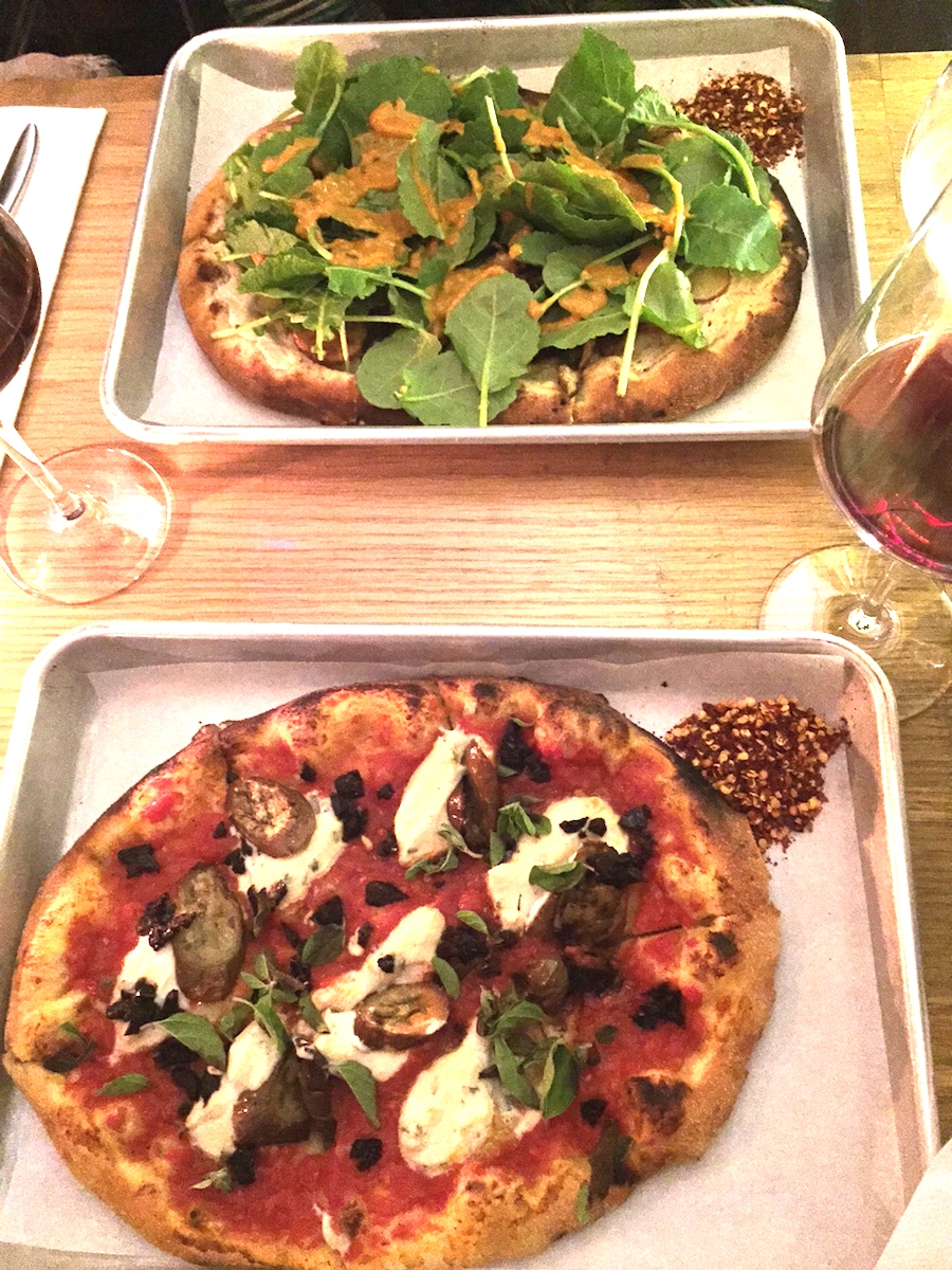 Galleria fotografica






I celeberrimi (e copiatissimi) Pork Buns del Momofuku Ssäm Bar, panini al vapore con pancia di maiale, cetrioli pickled e scalogno bianco e verde, da accompagnare con salsa hoisin, bbq o sriracha. E' un altro piatto simbolo della grande gastronomia newyorkese (la ricetta su Lucky Peach). Lo firma il cuoco di origini sudcoreane David Chang nel primo locale di un impero che oggi vanta filiali anche a Washington, Toronto, Sydney e presto anche Las Vegas









Jajangmyeon con salsiccia di maiale, chili pan mee e uovo fritto. Jajangmyeon è una specialità sudcoreana che, nelle sue formulazioni variabili, prevede sempre dei noodle e della salsa chunjang (pasta salata di soia nera). Li abbiamo assaggiati al Nishi, l'ultimo nato (a gennaio 2016) del marchio Momofuku, il primo aperto nel West Village di Manhattan (Nishi vuol dire appunto "West"). La curiosità? Oltre alle specialità dalla cucina coreana, il menu ha una vasta sezione di piatti creativi su matrice italiana, dalla Lattuga croccante con bagnacoda di noci agli Spaghetti cacio e pepe con uovo fritto sopra









La tartare di tonno big eye (thunnus obesus) con coulis di avocado, caviale ed erba cipollina in salsa ponzu al sesamo di Soto, tra i più longevi e splendenti ristoranti giapponesi di New York, due stelle Michelin nei pressi di Washington Park. Attenzione perché può capitare di sentire Sotohiro Kosugi, cuoco celebre per la sua passione (diciamo anche malattia) per gli uni, i ricci di mare, sbraitare addosso al suo assistente al bancone del sushi, noncurante della clientela. Un iracondo perfezionismo che fa di lui il Jiro della Grande Mela









Il Sandwich di taleggio e formaggio di capra grigliato, servito con due piccole ciotole di marmellata di cipolle e senape accanto. Un assaggio fulminante a pranzo allo Spotted Pig, il celeberrimo maiale macchiato volante che svetta nella placida 11ma strada dell West Village, a New York. E' il locale easy (ma con stella Michelin) di April Bloomfield, la cuoca inglese di Birmingham celebre per la sua passione suina









A sinistra, le Biete dorate con uva marinata, olio d'oliva e lime, uno dei piatti più convincenti di CJ Jacobson, chef californiano del neonato Ēma di Chicago, un luogo molto piacevole per consumare piatti in sharing dal tocco mediterraneo-medioriental-californiano









Mousse di fegato di pollo su pane di mais, uva e aneto, piatto, anche questo da condividere, assaggiato al Dixie di Chicago, locale su due livelli che richiama, nel cibo e nell'architettura, le case del Sud degli Stati Uniti 









La foto è davvero improponibile, lo so bene io per primo, Paolo Marchi, che l’ho scattata nel locale di Sarah Grueneberg a Chicago, il Monteverdi. Posso dire, a mia parziale discolpa, che era buio e se non sei un mago per davvero, con l’IPhone difficile fare bene. Ma è anche l’unica e viene pubblicata perché è stata una gran bella serata e la chef ha una visione nuova sulla pasta, soprattutto su quella fresca, fatta al momento al centro del ristorante. E questa pasta alla chitarra con finferli e zucchini non è in carta, ma non ero in forma, fulminato dalla differenza di fuso con l’Italia, sette ore, e ho chiesto qualcosa di fresco e profumato, due ingredienti e uno dovevano essere i funghi. Insomma, grazie Sarah.









Sono tornato Blossom sulla Ninth Avenue, tra la 21 e la 22 strada ovest. Avevo voglia di vegano per depurarmi. Dopo una insalatona con finferli tagliati fini e quinoa, una tagine marocchina con ceci, melanzane, zucchine, olive, quinoa speziata (tanto) e striscioline di tofu. Davvero buona, ma nell’insieme una cucina datata e locale praticamente vuoto all’ora di pranzo. A furia di fare sempre gli stessi piatti uno stufa. Guai non aggiornarsi.









Babu Ji, segnatevi questo nome se desiderate mangiare in un posto di fresca, allegra, intensa cucina indiana. Il tutto oltre l’East Village, in Alphabet City, la città dell’alfabeto perché le Avenue lì, invece di essere contraddistinte da numeri, lo sono per lettere, A, B, C e D. Babu Ji è al 175 Avenue B, all’angolo con la East 11th Street. Se preniatte vi dovrete accomodare al bancone, magari vi ritrovate per vicini Massimo e Lara Bottura, però sarà lo chef a decidere per voi al prezzo fisso di 62 dollari. Meglio allora i tavolini dove potrete navigare nella carta, scegliendo ad esempio il Seafood Coconut Curry con i gamberi (e, quando ci sono, le cappesante, la mia sera no ma non mi sono disperato perché le trovo insulse).









Matthew Kenney o la grandezza della sua cucina vegana e crudista. Al 65 della Seconda Avenue, tra la seconda e la terza strada est, inizio East Village, Kenney ha aperto da meno di un anno una pizzeria, la Double Zero, nella quale dove fare obbligatoriamente i conti con il fuoco. L’alternativa? Rinunciare al forno e quindi alle pizze. In pratica, dei suoi due capisaldi, lì li sviluppa entrambi alla voce Not Pizza e solo la metà vegana alla voce Pizza. Nella foto, lo Spicy roasted farro bolognese, beet-zucchini spaghetti mint pesto. Un pratica gli zucchini ridotti a capelli d’angelo e un ottimo ragù di farro. Davvero una gran bella idea






