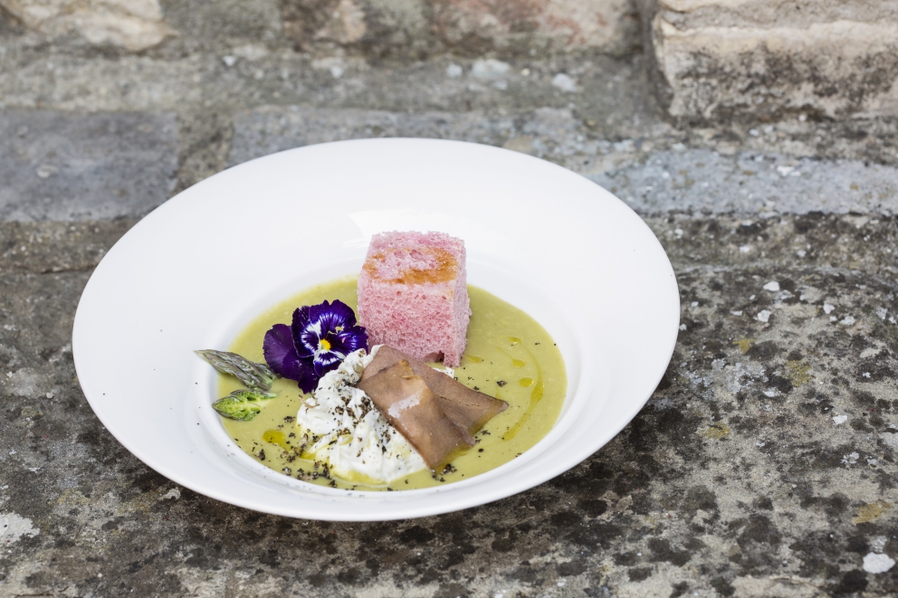 Galleria fotografica






Massimiliano Poggi, Al Cambio, Bologna

Uovo asparagi e parmigiano. Rappresenta la tradizione, non solo bolognese ma italiana. Chiaro che noi, con l'apparato di Altedo, abbiamo una fortuna che non tutte le regioni hanno: l'abbiamo in casa e di qualità assoluta! Riprendo la tradizione e trasformo le consistenze: a essere fritto non è più l'uovo ma la punta degli asparagi; il parmigiano non è più grattato ma viene reso cremoso con aggiunta di brodo di asparagi; aggiungo solo una parte di succo di asparagi crudi perché dà una notevole componente minerale amarognola. Un anticipo di primavera









Alessandro Panichi, Sotto l'Arco, Bologna

Canocchia, radicchio, bottarga e lampone. Dolce, amaro, acido e iodato (foto Bob Noto)









Isa Mazzocchi, La Palta, Borgonovo Valtidone (Piacenza)

Batarò con senape selvatica, pescegatto e pancetta. Una specie di pane schiacciato, con percentuale di polenta, ripieno di salumi piacentini (si serve soprattutto in val tidone). Piacenza in un batarò









Alberto Faccani, Magnolia, Cesenatico (Forlì-Cesena)

Triglia, amaretto, zafferano e limone. La dolcezza e la grassezza della triglia, la nota alcolica del liquore di mandorla, la profondità dello zafferano e l'aspro del limone. Un omaggio all'Italia e al Mediterraneo









Omar Casali, Marè, Cesenatico (Forlì-Cesena)

Bora Nera. Spaghettoni, inchiostro, quinto quarto di seppia, alghe e bergamotto. Materia prima, tecnica e tanto cuore per riportare nel piatto l'affascinante e profondo profumo iodato di una burrascosa giornata sul molo di Cesenatico









Fabrizio Mantovani, Fm con gusto, Faenza (Ravenna)

Patata ratta, lenticchie e caviale. E' una sintesi della mia cucina: una semplice patata con lenticchie, arricchita da un piccolo cucchiaio di caviale. Una crème fraîche allo zafferano e zest di lime. Estetica, istinto e semplicità ragionata









Massimiliano Mascia, San Domenico, Imola (Bologna)

Scampo, goletta e piselli. Amo i colori e i sapori della primavera e mi piace giocare con la contaminazione carne/pesce









Luca Marchini, L'Erba del Re, Modena

Risotto con ostriche, succo di porri, rucola e rabarbaro. E' il frutto della volontà di far coesistere la forza olfattiva del mare, proveniente dalle ostriche adagiate sulla superfice, con la pseudo-dolcezza di un risotto cremoso, la cui cottura viene fatta con un succo di porri grigliati e brasati. Giocano un ruolo di equilibrio la freschezza e asprezza del rabarbaro e il lieve amaro della rucola selvatica









Massimo Bottura, Osteria Francescana, Modena

Sometimes maillard, sometimes partrige... even bollito in civèt sauce. Ovvero, "A volte germano reale, a volte pernice... persino il bollito in salsa civet"









Irina Steccanella e Beppe Palmieri, Panino, Modena

Tortellini SuperPanna. Comprare una grande materia prima per fare un grande tortellino, e restiuire valore e qualità a un piatto della cucina domestica degenerato col tempo









Gianluca Gorini, Le Giare, Montiano (Forlì-Cesena)

Cetriolo, liquore Varnelli e uova di pesce affumicate. Note vegetali che incontrano quelle marine e affumicate per un interpretazione a 360 gradi del cetriolo, dal germoglio al fiore









Riccardo Agostini, Il Piastrino, Pennabilli (Rimini)

Animella d’agnello, latte ed estratto d’alloro. L'idea è quella di proporre un'animella inconsueta, d'agnello, senza nascondere le sue caratteristiche gustative come da tradizione ma esaltandole con il concentrato di latte di pecora per rafforzarne il gust. Vista la componente grassa, ho utilizzato l'alloro per il suo gusto amaro e la sua rinfrescante balsamicità









Terry Giacomello, Inkiostro, Parma

La pasta a modo nostro. Tagliolini tiepidi al bianco d'uovo con crema di parmigiano 36 mesi, rosso d'uovo sbattuto, caviale di tartufo e foglie di timo. E' un albume d'uovo cotto a vapore, steso come la pasta tradizionale, tagliato a mano a tagliolino, contornato da una crema di parmigiano, macchiata con un rosso d'uovo sbattuto e guarnito con foglie di timo e caviale di tartufo









Marco Parizzi, Parizzi, Parma

Consommé di buccia di patate, cipolla bruciata e ostriche con anolini di salmone. Il contrasto tra ingredienti di scarto e ingredienti pregiati, l'apparenza rassicurante di un piatto tipico con gusti completamente stravolti









Carla Aradelli, Riva, Ponte Dell'Olio (Piacenza)

Polpo, radicchio tardivo, crochetta di patate e majonese di rape rosse. Un piatto di semplicità ricercata: polpo e patate (la tradizione) e prodotti di stagione (radicchio tardivo e rapa rossa) creano un gioco di colori, radici e consistenze









Rino Duca, Il Grano di Pepe, Ravarino (Bologna)

Riso alla mandorla, gambero rosso e capperi. In Sicilia storicamente si cucinavano risi e non risotti. Nel mio piatto s'incontrano l'eleganza della mandorla, la sapidità del cappero e la profondità del gambero crudo









Matteo Salbaroli, Osteria L'Acciuga, Ravenna

Polpo arrostito, crema di topinambur e nocciole tostate. L'ho proposto al cenone e ha avuto così successo che lo riproponiamo anche l'inverno. Non solo polipo e patate









Gianni e Fulvia D'Amato, Caffè Arti e Mestieri, Reggiolo (Reggio Emilia)

Il viola della lingua. Lingua salmistrata cotta, spuma di patata viola, cavolo viola in agrodolce, polvere di lamponi disidratati









Gianpaolo Raschi, Guido, Rimini

Pancotto di pesce. Sono le mie origini marinaro-contadine, una lunga tradizione che si fonda sul concetto di recupero. Un tempo della memoria al quale sono profondamente legato e che ripercorro di continuo a bordo della mia Delorean (foto Giorgio Salvatori)









Franco Cimini, Antica Osteria del Mirasole, San Giovanni in Persiceto (Bologna)

Tagliatelle all'antico ragù di cortile. Un'antica ricetta delle campagne bolognesi che prevede l'utilizzo delle parti meno nobili degli animali da cortile (rigaglie), tra le quali creste, durelli, fegatini e ovine embrionali. Si contraddistingue per le diverse consistenze del ragù









Aurora Mazzucchelli, Marconi, Sasso Marconi (Bologna)

Il germano incontra un'acciuga. Il racconto del viaggio della migrazione germano. Lo scontro del mare con la terra e l'incontro del sapido col selvatico









Piergiorgio Parini, Povero Diavolo, Torriana (Parma)

Brasato di narce (anagramma di "carne", anche detto "l'animale che non c'è"). Il piatto rievoca alla vista e al palato l'opulenza e corposità di un brasato pur essendo composto di soli elementi vegetali: la base è un kiwi, glassato con ristretto di verdure, salse fermentate e vino rosso, spolverato con erbe balsamiche (foto Passione Gourmet)









Alberto Degl'Innocenti, Tirabusciò, Bibbiena (Arezzo)

Gnocchetti di pane verna allo scalogno, salsa di ribollita, cubetti di pane croccante al cavolo nero e cialda di Parmigiano. Un classico toscano a modo mio









Fabrizio Girasoli, Butterfly, Capannori (Lucca)

Evoluzione del gambero rosso. Da marinato a fritto, passando per padella e vapore con coincidenze di frutta e verdure, nella nebbia del  mattino. Mi piace mettere in gioco tutti i sensi del commensale, dalle consistenze cotture e sapori diversi per il palato, all'aroma diffuso per l'olfatto. La parte fritta che può essere mangiata con le mani e lo scorrere della tisana versata al momento  che coinvolge vista e udito









Andrea Mattei, Meo Modo a Borgo San Pietro, Chiusdino (Siena)

Fegatini di pollo affumicati, anguilla e ortica. La tradizione dell'entroterra toscano incontra il mare









Gaetano Trovato, Arnolfo, Colle Val D'Elsa (Siena)
Piccione: petto, coscia farcita con il suo fegato, castagne e spezie. Il piatto del cuore che evolve continuamente, dall’inizio negli anni Ottanta, quando si preparava lardellato ripieno di funghi e servito con le cipolle caramellate, fino ad oggi, in veste rinnovata con abbinamenti di stagione in stagione per esaltare il gusto









Peter Brunel, Borgo San Jacopo, Firenze

Il mio orto toscano (che passa in vaso l'inverno). La mia interpretazione gioca su: 1. vaso fiori e germogli eduli; 2. cramble di tartufo e pre.ona di tartufo ghiacciato; 3. terra di olive e cioccolato con spugna di nocciole, asparagi liofilizzati; 4. spuma di yogurt e rafano con ortaggi semi disidratati. Nel piatto: patata pietrificata con maionesi al carbone e levistico. E' il mio ricordo che va agli ortaggi, che verso la fine dell'autunno nell'orto perdono idratazione, da lì l'idea di inserirli in vaso per conservarli... in fase calante









Annie Féolde, Riccardo Monco, Alessandro Della Tommasina. Enoteca Pinchiorri, Firenze

Pici di pane con vongole veraci, crema di burrata e erba cipollina. L’aspetto interessante di questa ricetta è l’impasto dei pici: utlizziamo una pasta di pane integrale con lievitazione naturale e con la madre (la pasta ha dunque un'acidità leggera e molto saporita). Porta la pasta a una nuova dimensione sensoriale al palato. Il tutto contenuto all’interno della pasta e non fuori sotto forma di salsa









Enrico Panero, Da Vinci a Eataly, Firenze

Risotto al latte e acciughe, animelle al marsala e polveri di cipolla e limone. E' un primo piatto che riprende le mie origini piemontesi: fa parte anche del menu degustazione "Un piemontese in Toscana" a ricordare la tradizione di cuocere il riso nel latte come base per dolci o come pasto povero serale: Il riso si presenta con la dolcezza del latte che si concentra durante la cottura compensata dalla sapidità delle acciughe. A completare animelle sfumate al Marsala secco, l'acidità della polvere di limone e la polvere di cipolla a riprendere il classico fondo usato per risotti ma che mantiene tutta la sua freschezza. Un piatto ricco, che unisce consuetudini piemontesi per il riso e toscane per l'utilizzo di frattaglie









Simone Cipriani, già chef del Santo Graal, Firenze

Lasagna 2D. Due tele sottilissime di pomodoro disidratato con all’interno uno strato di pasta all’uovo, salsa mornay e ragù. Fuori sono leggermente bruciate con il cannello e gratinate con parmigiano. Due millimetri in cui si trova tutta l’Italia, concentrata e bidimensionale. Può essere presentata sia in orizzontale che in verticale, ad esempio messa al muro come se fosse un quadro, staccata e presentata a tavola









Vito Mollica, Il Palagio del Four Seasons, Firenze

Sedano carota cipolla farciti con parfait di fagiano salsa di mandorle e aglio dolce. Sono gli ingredienti a, b e c ‎della nostra cucina ma mai protagonisti in un piatto. Durante la preparazione di un consommé di fagiano, ho pensato con i ragazzi che sarebbe stato un reato buttare via in quanto era gustosissimo. L'abbiamo farcito creando un‎ piatto di recupero di una piacevole complessità gustativa









Marco Stabile, Ora d'Aria, Firenze

Se un meteorite cadesse in Toscana: visione universale della bruschetta. (e la giusta continuazione sarebbe: "raccoglierebbe tantissimi sapori incredibili"). Si tratta di un modo particolare (con visione dall'universo) di interpretare la bruschetta toscana, con fagioli, cavolo nero e olio toscano. Questo perché si parla molto di universo, di visitare altri pianeti, di catastrofi con arrivo di asteroidi, meteoriti, o addirittura di pianeti occulti con rotta di impatto verso la terra... Questo piatto è in tema ma smorza decisamente le preoccupazioni.









Cristoforo Trapani, Magnolia dell'hotel Byron, Forte dei Marmi (Lucca)

Carciofo arrostito. E' un simbolo di festa in tutte le case campane ma, soprattutto, è fatto dai venditori abusivi per strada. Il fumo che va su, il profumo delle bucce dei carciofi che bruciano sui carboni... È così che ho voluto riprodurre un pezzo di storia in chiave moderna









Igles Corelli, Atman, Lamporecchio (Pistoia)

Il Maiale va al mare. Il maiale dei mille abbinamenti in questo caso si sposa alla perfezione col calamaro









Cristiano Tomei, L'Imbuto, Lucca

Il Tutto e il Niente. Ovvero: Cialda di grano arso sotto seppia, il suo nero e cervella fritte. E' la sintesi di un panino gourmet. Grande concetto e grande sapore (foto di Lido Vannucchi)









Damiano Donati, Punto Officina del Gusto, Lucca

Tagliolino verde di mare vegetale. E' un tagliolino di semola di grano duro, impastato con alghe secche, servito all'olio. Proprio così, semplice per consentirgli di esprimere tutto lo iodio delle alghe









Valeria Piccini, Da Caino, Montemerano (Grosseto)

Maremma: il cinghiale e il territorio. E' nato dalla voglia di portare nel piatto i profumi che possiamo sentire nel corso di una passeggiata nel bosco del tardo autunno/inverno. Viene utilizzata la pancia del cinghiale, accompagnata da cicorie spontanee, radici, funghi, lumache e corbezzoli, la salsa e la bevanda calda di accompagnamento. Sprigionano profumi incredibili di ghiande tostate, castagne arrostite, mele selvatiche, funghi e mirtilli









Dario Cecchini, Solociccia, Panzano in Chianti (Siena)

To beef or not to beef. Panino con la bistecca e salsa di bistecca. Sarà il panino di punta del mio nuovo progetto, Cecchini Panini, un fastfood di ciccia a Panzano in Chianti, cioè a casa mia. Più carnivoro di così...









Deborah Corsi, La Perla del Mare, San Vincenzo (Livorno)

L'aia, la macchia e il mare. Un piatto in cui si fondono i profumi del mio territorio: la terra che incontra il mare









Nicola Damiani, Osteria di Passignano, Tavarnelle val di Pesa (Firenze)

Budino di ortica con fondente di parmigiano, uovo croccante e gocce di acqua di pomodoro. E' la rivisitazione dell'uovo all'occhio di bue con erbette di campo e parmigiano









Paolo Trippini, Trippini, Baschi (Terni)

Uovo morbido, carote, nocciole e tartufo. Un classico della tradizione umbra arricchito dalla dolcezza della carota e la fragranza delle nocciole






