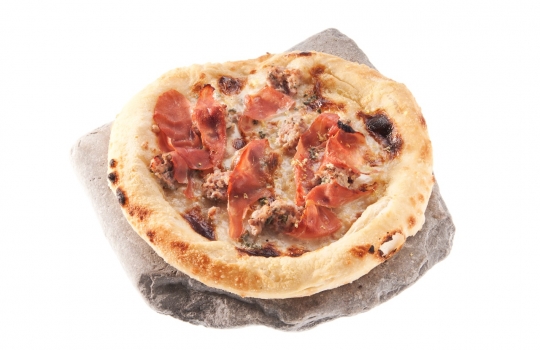 Galleria fotografica






Mezzogiorno in mezzo all’orto, ovvero Crema profumata di latte, radicchio tardivo di Treviso, puntarelle e castraure. Una pizza firmata dal superduo Corrado Assenza, Caffè Sicilia di Noto (Siracusa), e Simone Padoan dei Tigli di San Bonifacio, Verona








Dolce pizza con toma di ragusano e le sue dolci complicità: marmellata di pompelmo rosa e peperoni grigliati canditi. Un'altra soluzione a cavallo tra il dolce e il salato firmata da Corrado Assenza e Simone Padoan








La Salsiccia e cipolla di Beniamino Bilali del Berberè di Castel Maggiore (Bologna). Una pizza del territorio stesa in maniera tradizionale e semplice








Il Sole d'Inverno, ancora di Beniamino Bilali: più estrosa della precedente, unisce chips di pancetta, quenelle di albume di uova di quaglia e i tuorli resi più consistenti dopo una lavorazione in forno. «È la pizza che entra in cucina e la cucina che lavora per la pizza», ha spiegato il giovane bolognese del Berberè








La montanara fritta di Enzo Coccia, titolare de La Notizia, due insegne in via Caravaggio a Napoli. In questo caso, il topping è composto da pomodorini del Piennolo, provola di Bufala, pecorino e basilico








In alto, la brioche fritta di Enzo Coccia. Il ripieno può ospitare ricotta di bufalo e foglia di limone sorrentino oppure provola e San Marzano. Coccio ha parlato di mezzelune e i battilocchi. «Come faccio a conoscere questi termini? Ascolto i più anziani, depositari delle antiche tradizioni più dei libri»








La Pizza del Venerdì di Massimo Gatti de I Due Gatti, pizzeria a Borgo Val di Taro in provincia di Parma. È una pizza che sfrutta la dolcezza naturale dei suoi ingredienti. I clienti al tavolo possono scegliere gli ingredienti per condirsela








La margherita di Giuseppe Giordano del Piedigrotta 2 Express di Alessandria. Genitori dalla Costiera amalfitana e casa in Piemonte, è l'inventore del Pizz'ino








La Mastunicola, pizza del Seicento rivitalizzata da Franco Pepe di Caiazzo (Caserta). Progenitrice della margherita, senza pomodoro, la sua ricetta antichissima dice: lardo di maiale Nero Casertano, pepe, basilico e pecorino Conciato Romano








Ancora da Franco Pepe, la Riccia: calzone con scarola riccia cruda, acciughe di cetara, olive caiazzane e capperi





