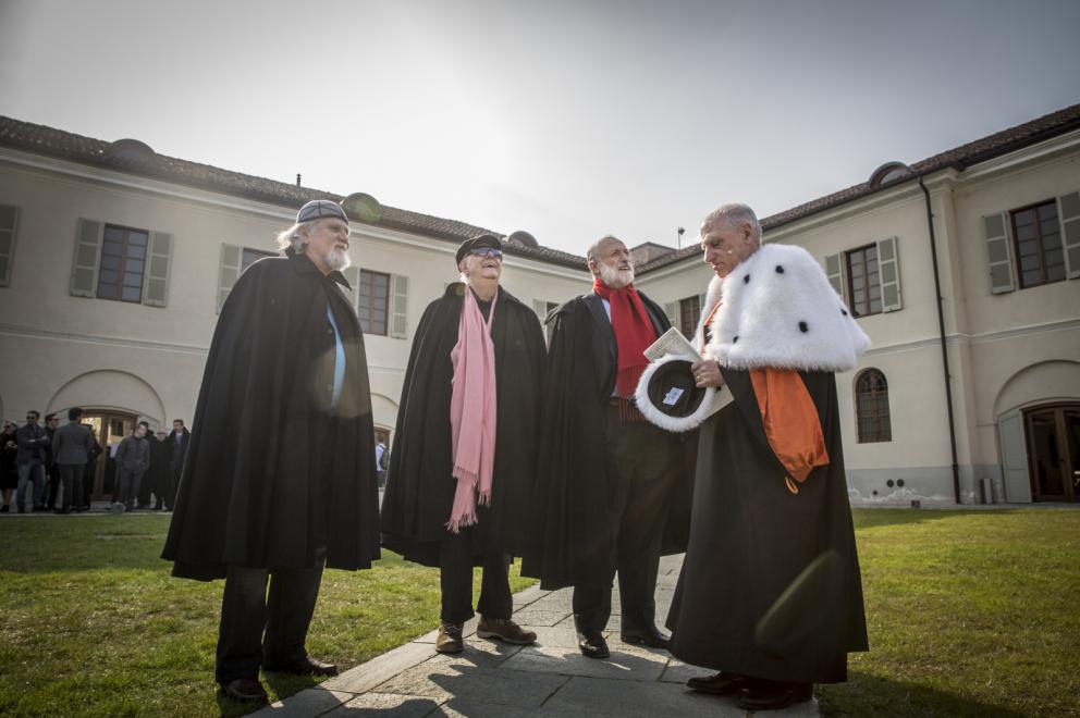 Galleria fotografica






La copertina di Slow Food. Storia di un’utopia possibile, di Carlo Petrini e Gigi Padovani, Giunti-Slow Food Editore, pagg 356, settembre 2017, 18 euro (15,30 euro acquistandolo qui)









Il manifesto Slow-food uscito il 3 novembre 1987 sul Gambero Rosso, con una chiocciola disegnata da Gianni Sassi









Carlin Petrini a Terra Madre









Passo indietro, siamo agli albori di Slow Food: Cantè i'euv nel 1979









Cantè i'euv nel 1979. Si riconosce Petrini, quarto da sinistra









Il primo numero della rivista La Gola, nell'ottobre 1982









La prima guida vini, nel 1988









La tessera Arcigola 1988









La tessera Arcigola 1989









La prima tessera Slow Food, nel 1990









Foto ricordo del congresso di Parigi nel 1989









Il congresso a Venezia nel 1990









Rivista Slow Food, 1993









Petrini con le gemelle Nete e Carlo Rambaldi a Sanremo









Anni Novanta: Giovanni Ravinale, Carlìn Petrini, Azio Citi 









1996: primo Salone del Gusto di Torino









1996: Laboratorio del Gusto al primo Salone di Torino









Una vignetta del 1996









2003: Vandana Shiva, Carlo Petrini e Alice Waters









Petrini nel 2004 tra l'allora presidente della Regione Piemonte, Enzo Ghigo, e l'allora sindaco di Torino Sergio Chiamparino









Il primo Terra Madre nel 2004









Petrini, Vandana Shiva ed Enzo Bianchi a Terra Madre nel 2004









2006: Carlo d'Inghilterra a Pollenzo









Petrini in Kenia nel 2012









Petrini a Berlino nel 2014









Ed Expo Milano nel 2015









Terra Madre nel 2016









Terra Madre a Torino nel 2016









Nei Balcani nel 2016






