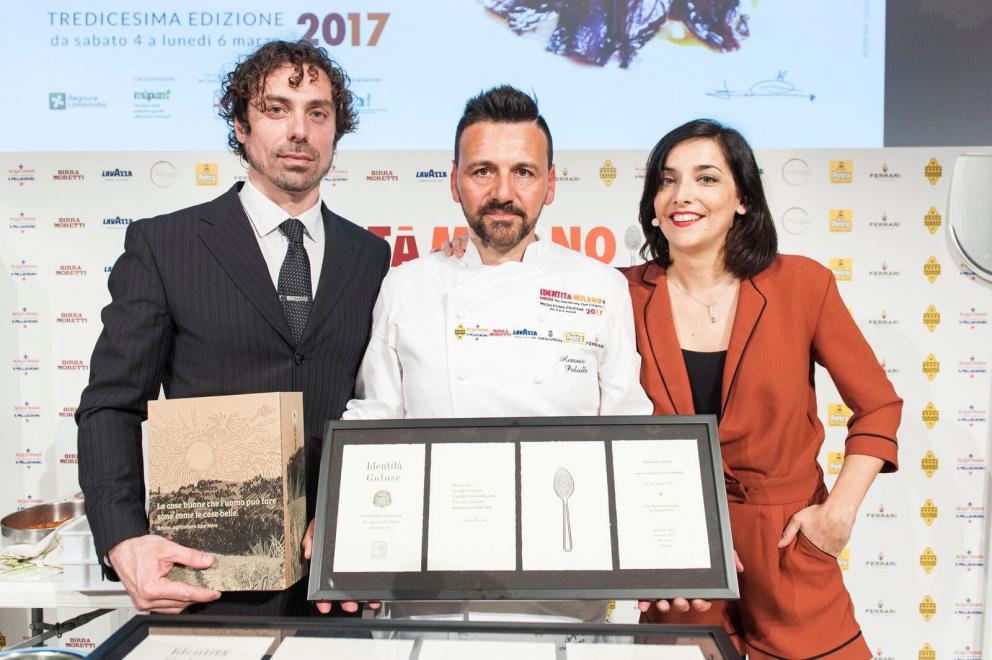 Galleria fotograficaAccompagnata sul palco dalla sorella Emanuela, Daniela Cicioni &ndash; cuoca vegana e crudista capace di trasformare radici e germogli in piatti di alta cucina &ndash; si cimenta con due sfide piuttosto ardue: prima il mondo del dolce, con un insolito tiramis&ugrave; a base di polpa di cocco, alga Irish Moss, latte di mandorle, anacardi, sciroppo d&rsquo;agave, farina di nocciole ed estratto di caff&egrave; con salsa all&rsquo;artemisia. Poi il formaggio vegano, con un erborinato a base di latte di mandorle e anacardi inoculato con il Penicillium roqueforti. Anticipazione della sua linea di formaggi di prossima uscita, accompagna gli spaghetti di konjac infusi nella tisana di fiori di pisello blu con semi di finocchio (tutte le foto sono di Brambilla-Serrani)
Daniela Cicioni con LIsa Casali
Il viaggio di Paolo Lopriore lo ha riportato a casa, alla sua terra tra il lago di Como e la Valtellina, lontano da mode e tendenze; la sua rivoluzione sta soprattutto nel modo di servire il cibo, di immaginare la tavola e la convivialit&agrave;, dando al commensale la libert&agrave; di dosare gli ingredienti, lasciando spazio alla creativit&agrave; gustativa personale oltre che a quella gastronomica del cuoco e a quella artistica di chi realizza piatti e utensili di servizio come l&rsquo;immaginifico affumicatore in legno che sembra uscito dal mondo delle favole. Lui lo usa per aggiungere aromi di legno e chiodi di garofano alle patate con burro salato e bietole che accompagnano gli sciatt con noci, nocino e salsa di noci, frutto del suo lavoro sulle molteplici sfaccettature di un singolo sapore. Come fa pure per la pera proposta in diverse cotture e consistenze.

LEGGI ANCHE:
Lopriore: &laquo;La verit&agrave; &egrave; nel piatto&raquo;, di Paolo Marchi
&Egrave; un viaggio nel mondo dell&rsquo;acido e delle fermentazioni, quello proposto da Mariana M&uuml;ller e dal marito Ernesto, ma anche negli spazi immensi della Patagonia. Cuoca argentina di origini tedesco-ungheresi, al ristorante Cassis&nbsp;propone una cucina insieme indigena e contaminata: ingredienti locali o realizzati da loro stessi &ndash; a cominciare dai tanti tipi di aceto di frutta, fiori, erbe &ndash;, autoctoni o importati nei secoli dai migranti in arrivo da Nord America ed Europa. Cos&igrave; ad esempio la trota, immessa nei laghi di Bariloche dagli Americani, si sposa con l&rsquo;aceto di fiori di dente di leone (autoctoni), grani di senape e nocciole. &laquo;Il segreto del successo -&nbsp;dice la chef - &egrave; avere molti limiti!&raquo;
Del viaggio percepisce soprattutto l&rsquo;elemento del rischio e la paura, ma non per questo Antonia Klugmann, cuoca in una terra di confine e di attraversamenti, si chiude alle contaminazioni, all&rsquo;ascolto, agli scambi. Pronta a cogliere i frutti di nuovi incontri &ndash; come quelli con chi si mette in viaggio e arriva da noi &ndash; presenta un piatto che nasce dalla profonda conoscenza della fermentazione di una sua collaboratrice ucraina, e dalla continua scoperta del territorio circostante. La rapa viene ammorbidita dal burro al tartufo locale, poco pregiato ma dalle potenzialit&agrave; interessanti, e accompagnata dai crauti preparati con aggiunta di mela fermentata secondo l&rsquo;usanza ucraina
Quattro ristoranti tra Milano, Venezia e la Toscana (ed &egrave; annunciata a breve un'altra importante apertura, ndr), altrettante stelle e una cucina raffinata, creativa ma anche sempre pi&ugrave; naturale grazie al menu vegetariano A Green Taste introdotto di recente al Mudec di Milano. Enrico Bartolini&nbsp;con il suo sous Remo Capitaneo presenta l&rsquo;intera sequenza dei piatti, sette portate di cui protagonisti assoluti sono prodotti vegetali, umili ma resi con grande eleganza e gusto. Un assaggio per tutti: il &ldquo;cannolo&rdquo; di cavolo nero con salsa di carpione che nasce dal ricordo della ribollita. &laquo;Da piccolo non mi piaceva, poi mi sono ricordato del rumore diverso che faceva la tostatura delle singole verdure quando la preparava mia zia e ho capito il segreto&raquo;
Il pizzaiolo Antonio Polzella &ndash; all&rsquo;opera a La Ventola a Vada &ndash; sembra aver trovato la pietra filosofale capace di rendere la pizza, oltre che buona e sana, adatta pure a chi ha problemi di diabete o dieta. Nessuna magia ma tanta ricerca, in collaborazione con l&rsquo;educatore alimentare Federico Calzolari. L&rsquo;impasto a base di &ldquo;grano etrusco&rdquo; (Khorasan), farina Petra 9 e altre farine &ldquo;alternative&rdquo; ha un basso indice glicemico, poco glutine, poche calorie. Profumato, croccante e ben lievitato, viene farcito con gli ingredienti della Margherita (estratto di pomodoro e mozzarella light) o &ndash; arricchito dagli scarti della lavorazione del pomodoro &ndash; farcito con una mousse di mozzarella e accompagnato dalla tradizionale pappa al pomodoro toscana
