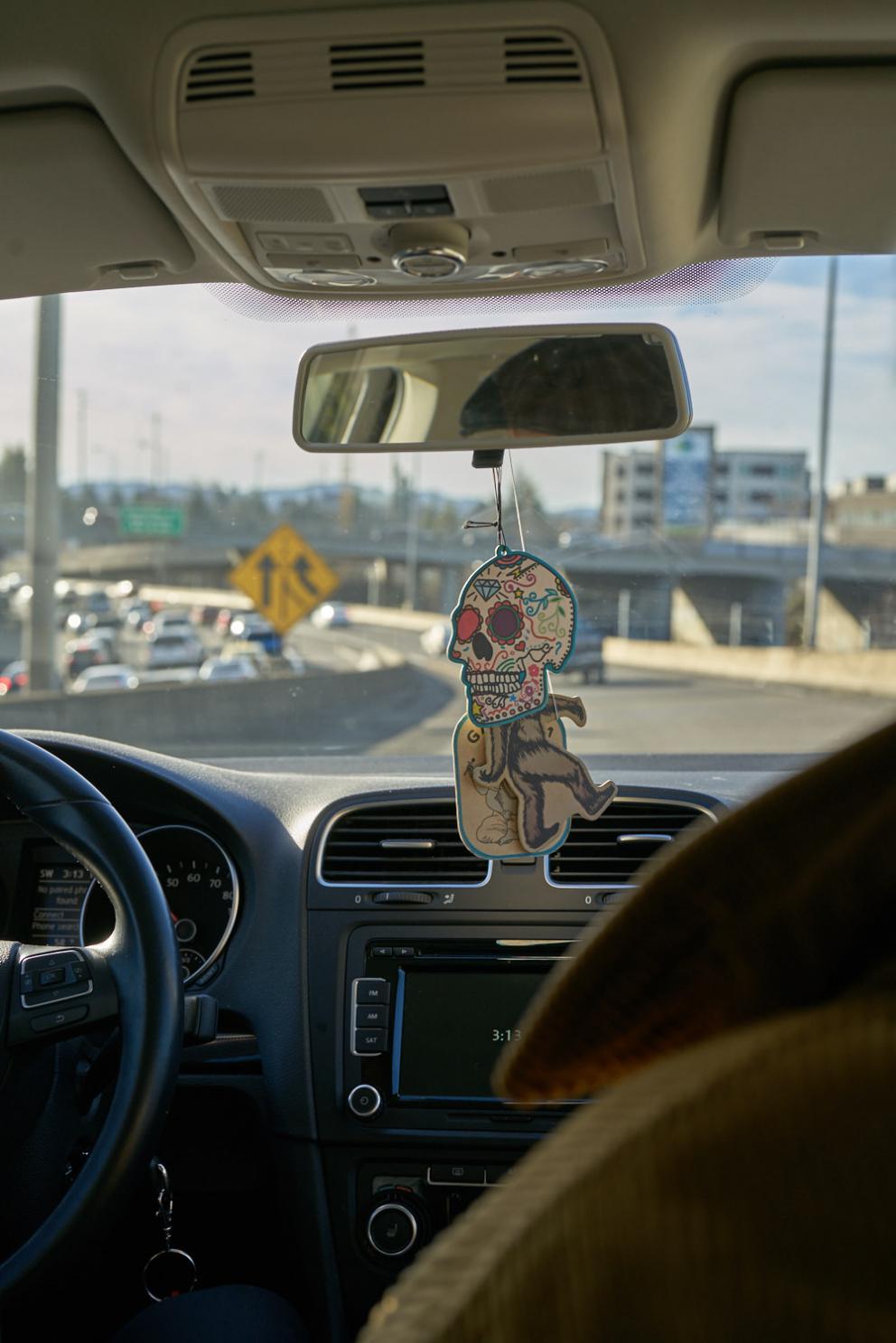 Galleria fotograficaVerso la notte in North Albina Avenue a PortlandIl portico del B&B scelto a Portland
L'ingresso del B&B
Sarah Minnick e Paolo Marchi del salone della villa occupata a Portland
Fresh Pot, il caff&egrave; del mattino nel Mississippi District in Portland
L'altra America, quella che non si chiude in se stessaFranco Pepe e il suo prezioso collaboratore Salvatore Vigliotta nella foto di Luciano Furia
