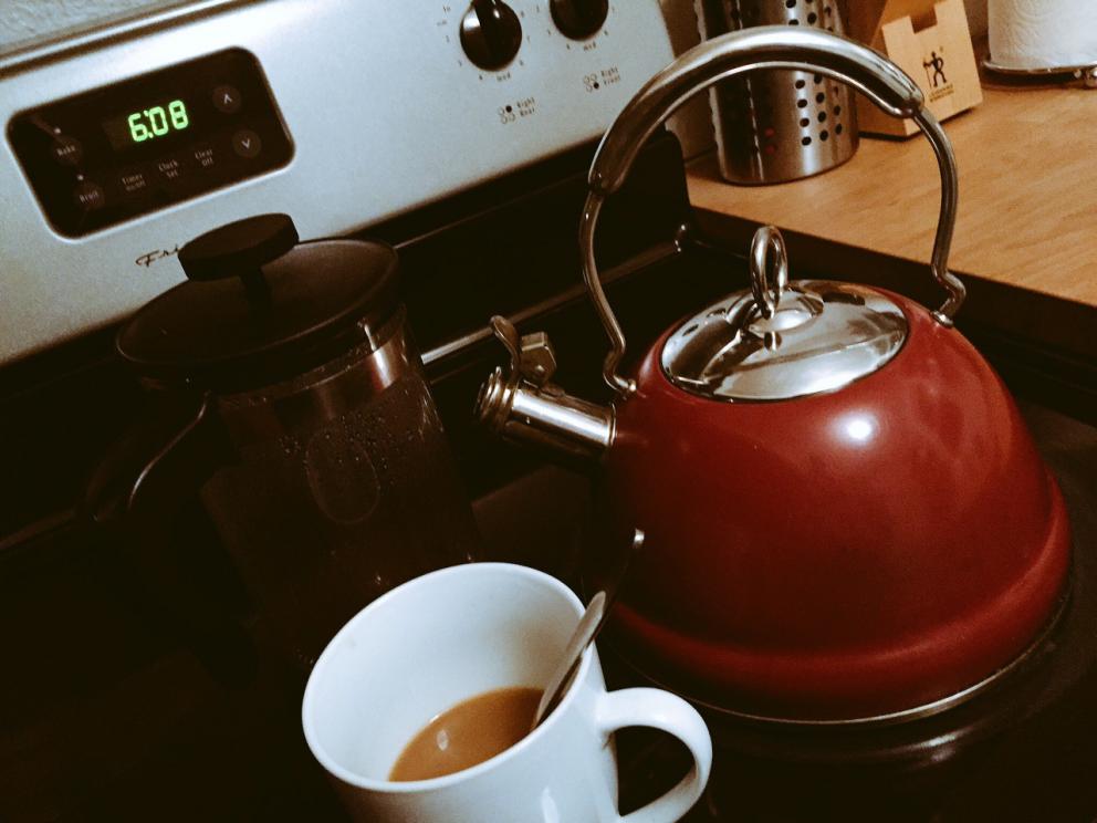 Galleria fotograficaVerso la notte in North Albina Avenue a PortlandIl portico del B&B scelto a Portland
L'ingresso del B&B
Sarah Minnick e Paolo Marchi del salone della villa occupata a Portland
