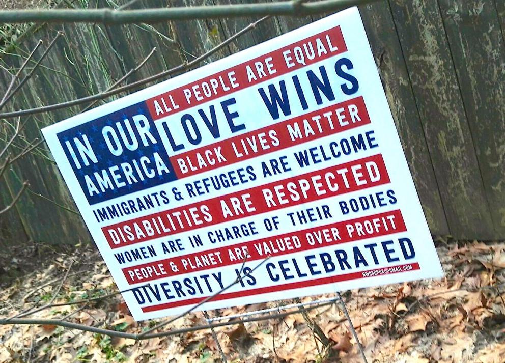 Galleria fotograficaVerso la notte in North Albina Avenue a PortlandIl portico del B&B scelto a Portland
L'ingresso del B&B
Sarah Minnick e Paolo Marchi del salone della villa occupata a Portland
Fresh Pot, il caff&egrave; del mattino nel Mississippi District in Portland
