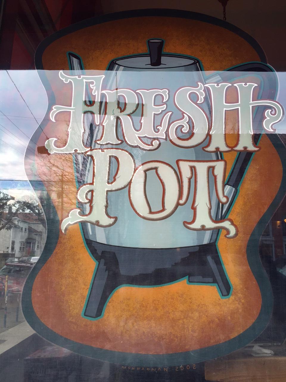 Galleria fotograficaVerso la notte in North Albina Avenue a PortlandIl portico del B&B scelto a Portland
L'ingresso del B&B
Sarah Minnick e Paolo Marchi del salone della villa occupata a Portland
