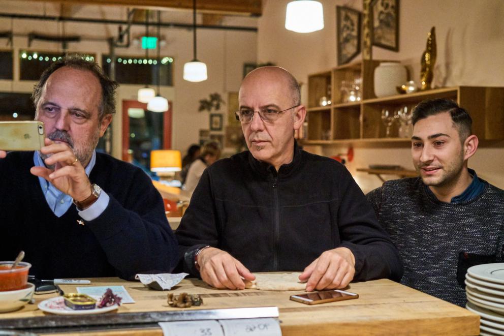 Galleria fotograficaVerso la notte in North Albina Avenue a PortlandIl portico del B&B scelto a Portland
L'ingresso del B&B
Sarah Minnick e Paolo Marchi del salone della villa occupata a Portland
Fresh Pot, il caff&egrave; del mattino nel Mississippi District in Portland
L'altra America, quella che non si chiude in se stessaFranco Pepe e il suo prezioso collaboratore Salvatore Vigliotta nella foto di Luciano Furia
In viaggio verso l'Ayers Creek Farm a Gaston
Il campo difficile da coltivare all'Ayers Creek Farm a Gaston. Per i messicani che vi lavorano, non vi &egrave; nulla da fare: &egrave; un terreno freddo. Di anima
Camminare la campagna nell'Oregon. Da sinistra verso destra si riconoscono Carol e Anthony Boutard, Sarah Minnick, Paolo Marchi, Salvatore Vigliotta e Franco Pepe. Foto di Luciano Furia
Topolino
Sarah Minnick
Anthony Boutard nei suoi campi
Franco Pepe e Sarah Minnick
Internet ha messo in crisi le famose cassette per le lettere americane
Carol Boutard, Sarah Minnick, Paolo Marchi e, ultimo a destra, Anthony Boutard
Sotto una tettoia della Ayers Creek Farm, a Gaston In Oregon, il padrone di casa, Anthony Boutard, ha sistemato due incredibili modelli Citro&euml;n che per davvero hanno fatto la storia dell'automobile: una DS famigliare (a sinistra) e, addirittura, una Traction Avant
Carol Boutard sfoglia il manuale da loro curato sul mais
Le pannocchie di granoturco nero che Anthony Boutard sta selezionado nella sua fattoria partendo da un tipo di mais blu misto a chicchi neri
Una confezione di mais nero e blu. Per arrivare a una produzione 100% nera, dopo ogni raccolto i responsabili dell&rsquo;Ayers Farm Creek commercializzano entrambi i tipi di granoturco mischiati tra loro, ma seminano solo il genere nero
Anthony Boutard, Sarah Minnick e Carol Boutard nella foto di Luciano Furia
Anthony Boutard presenta il men&ugrave; e la Minnick ride contenta
La foto, di Paolo Marchi, &egrave; mossa e andrebbe scartata ma &egrave; la sola che fissa, prima di essere servito agli ospiti, un eccellente piatto a pranzo a casa Boutard: Mais Amish Butter con ostriche, rockfish e granchi
Torta di granoturco nero Peace, No War con salsa di lamponi e crema inglese
Un ritratto particolarmente riuscito di Luciano Furia a Sarah Minnick
