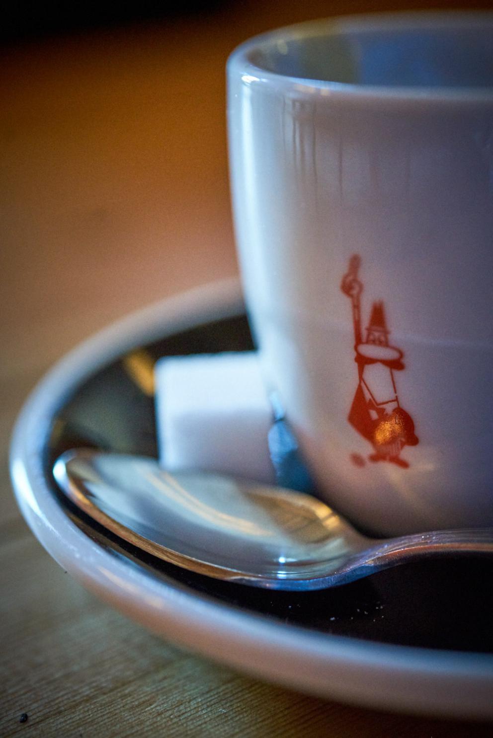 Galleria fotograficaVerso la notte in North Albina Avenue a PortlandIl portico del B&B scelto a Portland
L'ingresso del B&B
Sarah Minnick e Paolo Marchi del salone della villa occupata a Portland
