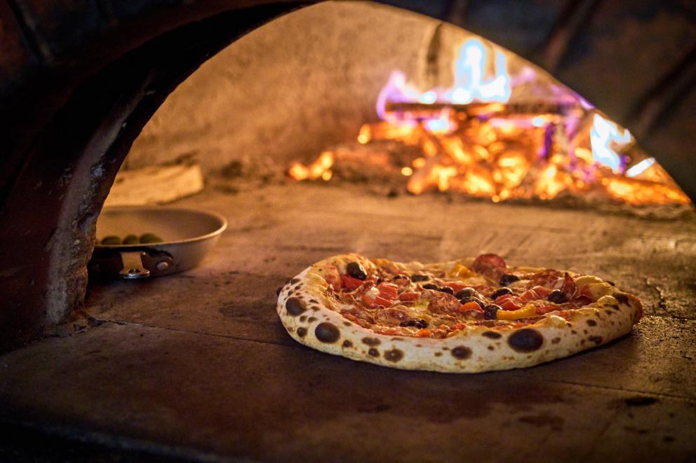 Galleria fotograficaVerso la notte in North Albina Avenue a PortlandIl portico del B&B scelto a Portland
L'ingresso del B&B
Sarah Minnick e Paolo Marchi del salone della villa occupata a Portland
Fresh Pot, il caff&egrave; del mattino nel Mississippi District in Portland
L'altra America, quella che non si chiude in se stessaFranco Pepe e il suo prezioso collaboratore Salvatore Vigliotta nella foto di Luciano Furia
In viaggio verso l'Ayers Creek Farm a Gaston
Il campo difficile da coltivare all'Ayers Creek Farm a Gaston. Per i messicani che vi lavorano, non vi &egrave; nulla da fare: &egrave; un terreno freddo. Di anima
Camminare la campagna nell'Oregon. Da sinistra verso destra si riconoscono Carol e Anthony Boutard, Sarah Minnick, Paolo Marchi, Salvatore Vigliotta e Franco Pepe. Foto di Luciano Furia
Topolino
Sarah Minnick
Anthony Boutard nei suoi campi
Franco Pepe e Sarah Minnick
Internet ha messo in crisi le famose cassette per le lettere americane
Carol Boutard, Sarah Minnick, Paolo Marchi e, ultimo a destra, Anthony Boutard
Sotto una tettoia della Ayers Creek Farm, a Gaston In Oregon, il padrone di casa, Anthony Boutard, ha sistemato due incredibili modelli Citro&euml;n che per davvero hanno fatto la storia dell'automobile: una DS famigliare (a sinistra) e, addirittura, una Traction Avant
Carol Boutard sfoglia il manuale da loro curato sul mais
Le pannocchie di granoturco nero che Anthony Boutard sta selezionado nella sua fattoria partendo da un tipo di mais blu misto a chicchi neri
Una confezione di mais nero e blu. Per arrivare a una produzione 100% nera, dopo ogni raccolto i responsabili dell&rsquo;Ayers Farm Creek commercializzano entrambi i tipi di granoturco mischiati tra loro, ma seminano solo il genere nero
Anthony Boutard, Sarah Minnick e Carol Boutard nella foto di Luciano Furia
Anthony Boutard presenta il men&ugrave; e la Minnick ride contenta
La foto, di Paolo Marchi, &egrave; mossa e andrebbe scartata ma &egrave; la sola che fissa, prima di essere servito agli ospiti, un eccellente piatto a pranzo a casa Boutard: Mais Amish Butter con ostriche, rockfish e granchi
Torta di granoturco nero Peace, No War con salsa di lamponi e crema inglese
Un ritratto particolarmente riuscito di Luciano Furia a Sarah Minnick
Paolo Marchi, Franco Pepe e Salvatore Vigliotta nella foto di Luciano Furia
