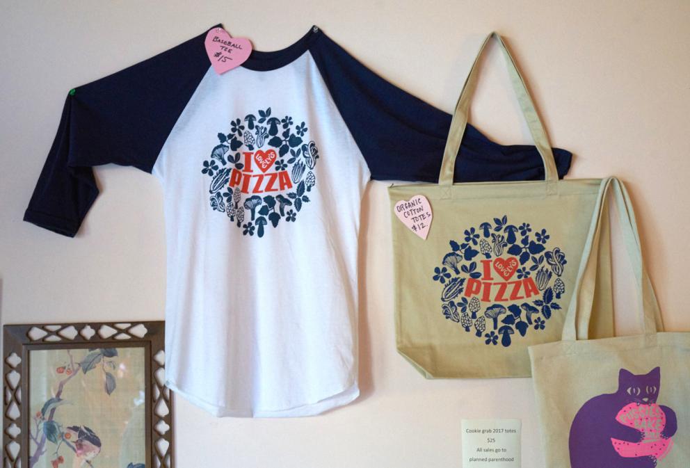 Galleria fotograficaVerso la notte in North Albina Avenue a PortlandIl portico del B&B scelto a Portland
L'ingresso del B&B
Sarah Minnick e Paolo Marchi del salone della villa occupata a Portland
Fresh Pot, il caff&egrave; del mattino nel Mississippi District in Portland
L'altra America, quella che non si chiude in se stessaFranco Pepe e il suo prezioso collaboratore Salvatore Vigliotta nella foto di Luciano Furia
In viaggio verso l'Ayers Creek Farm a Gaston
Il campo difficile da coltivare all'Ayers Creek Farm a Gaston. Per i messicani che vi lavorano, non vi &egrave; nulla da fare: &egrave; un terreno freddo. Di anima
Camminare la campagna nell'Oregon. Da sinistra verso destra si riconoscono Carol e Anthony Boutard, Sarah Minnick, Paolo Marchi, Salvatore Vigliotta e Franco Pepe. Foto di Luciano Furia
Topolino
Sarah Minnick
Anthony Boutard nei suoi campi
Franco Pepe e Sarah Minnick
Internet ha messo in crisi le famose cassette per le lettere americane
Carol Boutard, Sarah Minnick, Paolo Marchi e, ultimo a destra, Anthony Boutard
Sotto una tettoia della Ayers Creek Farm, a Gaston In Oregon, il padrone di casa, Anthony Boutard, ha sistemato due incredibili modelli Citro&euml;n che per davvero hanno fatto la storia dell'automobile: una DS famigliare (a sinistra) e, addirittura, una Traction Avant
Carol Boutard sfoglia il manuale da loro curato sul mais
Le pannocchie di granoturco nero che Anthony Boutard sta selezionado nella sua fattoria partendo da un tipo di mais blu misto a chicchi neri
Una confezione di mais nero e blu. Per arrivare a una produzione 100% nera, dopo ogni raccolto i responsabili dell&rsquo;Ayers Farm Creek commercializzano entrambi i tipi di granoturco mischiati tra loro, ma seminano solo il genere nero
Anthony Boutard, Sarah Minnick e Carol Boutard nella foto di Luciano Furia
Anthony Boutard presenta il men&ugrave; e la Minnick ride contenta
La foto, di Paolo Marchi, &egrave; mossa e andrebbe scartata ma &egrave; la sola che fissa, prima di essere servito agli ospiti, un eccellente piatto a pranzo a casa Boutard: Mais Amish Butter con ostriche, rockfish e granchi
Torta di granoturco nero Peace, No War con salsa di lamponi e crema inglese
