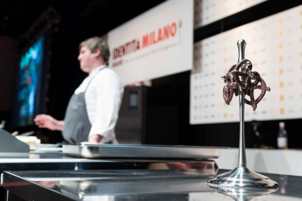 Galleria fotografica






Al Caffè Sicilia di Noto la connessione fra ostrica e fragola, salsedine e fruttosio, è pratica quotidiana, gesto consueto da sempre. Sicuramente da prima che Adrià canonizzasse la simbiosi fra dolce e salato. Perché il pasticciere resiliente Corrado Assenza fa come fa la natura, che unisce, non separa, e trasforma. Viaggio di sola andata in due tappe: Candido, colorato e profumato e Senza tempo, senza spazio














Candido, colorato e profumato









Senza tempo, senza spazio









Classe 1991, cuoca dolce da due stelle Michelin al Moments del Mandarin Oriental Hotel di Barcellona e un posto di diritto nella classifica dei 30 artisti under 30 più influenti d’Europa stilata da Forbes. Ritratto in pillole di lady chef Andrea Dopico Cafarelli che ha titolato la sua lezione “7.494 Km”, ovvero la distanza che corre fra la sua città natale (Caracas) e quella dove vive (Barcellona)



















Eau du chocolat









"Miglior Chef Pasticcere per la Guida di Identità Golose 2017 ma anche quella del Gambero Rosso, Andrea Tortora firma l'intera proposta dolce del St. Hubertus, il regno di Norbert Niederkofler. Il titolo della sua lezione, una massima-memento che lo guida nel lavoro: “È l’intreccio di obbedienza e libertà a renderci creativi”, un viaggio in cinque creazioni



















Canederlo Gianduja









Mark Welker era lì, al suo posto di executive pastry chef del gruppo Make it nice quando il ristorante Eleven Madison Park di New York ha firmato l’impossibile scalata da zero stelle a tre in soli due anni. Sul palco di Identità golose il giovane cuoco ha presentato “La filosofia di cucina dell’Eleven Madison Park”, per mezzo di una avveniristica Pears with Caramelized White Chocolate. Applausi dal pubblico in sala anche per i Pretzels al cioccolato proposti all’assaggio






