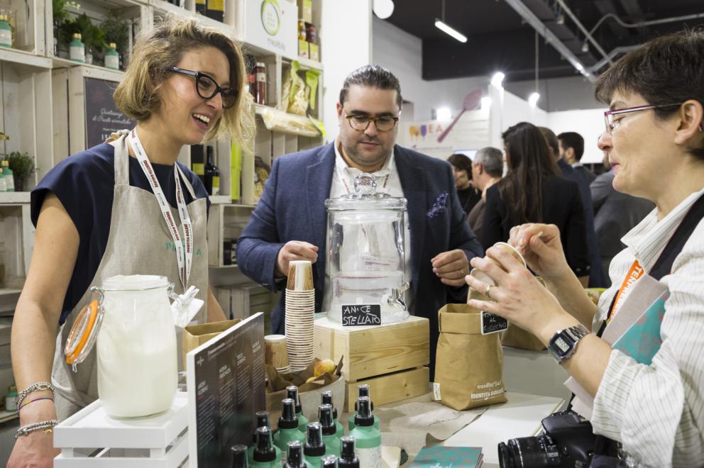 Galleria fotografica






Dispensa

Dispensa – Generi Alimentari & Generi Umani è il magazine italiano indipendente e da collezione dedicato al cibo, creato da Martina Liverani. In Dispensa le storie dei generi alimentari si intersecano a quelle dei generi umani dando vita a originali racconti fatti di parole e immagini. Un progetto controcorrente che in epoca digitale, grazie alla bellezza tattile di un prodotto editoriale antico, invita il lettore a riprendersi il tempo da dedicare alle cose belle. «Non potevamo mancare a questo grande evento, è un’occasione imperdibile non solo a livello di contatti ma anche perché ci offre una full immersion tra le eccellenze della gastronomia»









Italia Squisita 

ItaliaSquisita è il network b2b di riferimento per chi ama la ristorazione e l’accoglienza di alta gamma. Non è voluta mancare all'appuntamento con Identità Milano 2017









James 1599 

Debutto avventuroso nell'alta cucina a Identità Golose del brand James 1599. L'equipaggio, che muove i suoi passi dall'antica Compagnia Inglese delle Indie Orientali, ha portato in scena le sue spezie, i suoi sali dal mondo e le erbe aromatiche. Prodotti di alta qualità, attentamente ricercati e con un packaging all'altezza delle aspettative. Polveri impalpabili, semi aromatici, erbe disidratate, gemme marine e vulcaniche, magnifici pepi e non solo sono stati annusati e assaporati durante il congresso, assieme a golose frolle aromatizzate con la miscela di curry dolce She's My Curry creata ad hoc









Joaquin 

Per la prima volta a Identità Milano, l’azienda vitivinicola irpina Joaquin ha presentato il progetto Joaquin Dall’Isola, che le ha permesso di salvare i pochissimi quintali di uva dell’isola di Capri, prodotti da piccoli vigneti coltivati a varietà Greco, Falanghina, Biancolella, e quella che dai contadini del posto è chiamata “Ciunchesa”. Da Capri, nel 2009, sono state prodotte circa 800 Magnum, mentre nel 2010 sono state realizzate circa 2000 bottiglie. A queste si aggiunge il Vino Rosato 2012, da uve Guarnaccia e Piedirosso, un piccolo gioiello enologico di sole 68 bottiglie









Kai 

Durante tutto il congresso allo spazio espositivo di Coltelleria Kai abbiamo fatto un viaggio in Oriente con sfilettature del pesce con tecnica giapponese, decorazioni con verdure e confezionamenti di sushi e sashimi









Koppert Cress

 Koppert Cress è costantemente alla ricerca di ingredienti naturali innovativi, che permettano agli chef di aumentare il gusto e l’aroma dei loro piatti e di migliorarne la presentazione. «Siamo produttori di colori e gli chef sono i nostri pittori» ci ha spiegato Enrico Zallot. Una vasta rete internazionale di biologi, di esperti nel settore dei vegetali e di gastronomi fornisce un flusso continuo di prodotti, che soddisfa i requisiti culinari sempre più elevati di ristoranti sparsi ovunque nel mondo









Longino & Cardenal

Longino & Cardenal continua il percorso alla base del suo successo: la costante ricerca di cibi rari e preziosi. E' stato accompagnato da due nuovi partner: Pariani, un’azienda piemontese nata come produttrice di Olio di Nocciola, e Tartuflanghe, insignita da anni del titolo “Eccellenza Artigiana” dalla Regione Piemonte. Lo stand ha visto la presenza dello chef basco Senèn González che ha deliziato i visitatori proponendo le innovative lamine di patata disidratata e bacon ripiene di tuorlo d’uovo. All’interno della Longino Vip Lounge, chef e visitatori della manifestazione hanno potuto apprezzare alcuni finger food realizzati dalle giovani e sapienti mani del company chef aziendale, rigorosamente con prodotti commercializzati da Longino & Cardenal. Anche Andrea Larossa, chef del ristorante Larossa ad Alba, ha presentato una versione finger dei suoi piatti a base di prodotti Tartuflanghe. E ancora: plancton marino Veta La Palma; pane Triticum che ha nobilitato il pane precotto e surgelato; i fiori e le erbe eduli dell’azienda alto-atesina Alpin Herbs; il tonno rosso del mediterraneo Balfegò, il baccalà dissalato Giraldo e, non da ultimo, il gambero rosso di Mazara del Vallo di Don Gambero









Macelleria Zivieri e Zivieri Tartufi

In linea con il tema del congresso, Macelleria Zivieri Massimo e Zivieri Tartufi hanno animato il proprio stand con il meglio della loro produzione. Battute al coltello di bovino e cervo affiancate dal tartufo nero pregiato, toast con prosciutto cotto di Mora Romagnola, crostini con patè fegato di pollo allevato a terra e funghi galletti, degustazioni di salame Montanaro di Mora Romagnola recentemente nominato il miglior salame in Italia, tagliata di capriolo e mini hamburger di selvaggina con tartufo bianchetto. Valore delle aziende protagoniste è l'attenzione verso prodotti naturali, a completa disposizione di una ristorazione attenta e scrupolosa, secondo filiere di produzione uniche in Italia









Manicardi 

Manicardi ha portato a Identità Milano due eccellenze enogastronomiche dell’Emilia Romagna: Lambrusco e Aceto Balsamico di Modena. In degustazione: Lambrusco Grasparossa di Castelvetro DOC “Vigna Cà del Fiore”, Spumante Brut Rosè “Fabula”, Aceto Balsamico Tradizionale di Modena DOP Extra Vecchio, Aceto Balsamico di Modena IGP “Nero Elisir”, Aceto Balsamico di Modena IGP “Nero Elisir Gold” e Aceto Balsamico di Modena IGP “5 Scudi”.









Masseria Schinosa

Nella Masseria Schinosa da oltre trecento anni si fa olio extravergine di oliva con amore per la terra e per gli oltre 28.000 secolari olivi pugliesi. Gli oliveti sono condotti con le più moderne tecniche colturali e nella produzione del loro olio extra vergine di oliva si incontrano e si fondono tradizione e innovazione









Mealitaly

Mealitaly e Tesoritalia nascono per promuovere e tutelare le eccellenze tipiche del territorio italiano grazie all’alta qualità della produzione stessa. Lavorando in aree DOP e IGP, come il Parco Nazionale del Vesuvio, la Penisola Sorrentina, le Colline Salernitane e il Cilento, per ciascuna referenza è stato redatto un "disciplinare di produzione interno", elevando gli standard qualitativi a livelli altissimi sia sul mercato italiano che estero. Ogni prodotto è controllato in ogni sua fase di produzione e lavorazione, partendo dalla coltivazione diretta delle materie prime sino al packaging finale









Mepra

Mepra nasce nel 1946 dalla trasformazione dell’azienda della famiglia Prandelli che, a cavallo delle due guerre, produce materiale bellico. L’indirizzo scelto dall’azienda per la propria produzione, privilegia la qualità e non la quantità: l’alluminio, utilizzato fino ad allora, viene immediatamente sostituito dall’ottone cromato, materiale di qualità superiore. Mepra continua a produrre tutti i suoi articoli in Italia, ed è presente oggi negli ambienti più esclusivi e rinomati del mondo, dagli hotel di lusso alle compagnie di crociera e aeree









Mielizia

Nel corso delle tre giornate Mielizia ha effettuato presso il proprio spazio espositivo a Identità Milano degustazioni dei loro mieli italiani millefiori e monoflora e altri prodotti apistici, anche in accompagnamento a formaggi, per conoscere meglio i prodotti della gamma e far apprezzare la varietà del miele italiano, suggerendo insoliti abbinamenti gastronomici









Niko Formazione

Un percorso di formazione unico in Italia, dalla partnership con l'Università degli Studi di Scienze Gastronomiche di Pollenzo alla full immersion in Casadonna Reale, al progetto Spazio, ristorante-laboratorio dove convertire la pratica didattica in lavoro nell'ottica della ricerca









Olitalia

Olitalia a Identità Milano ha presentato le sue eccellenze della linea Gourmet: gli Extravergini Regionali, le Monocultivar, l’Aceto Balsamico di Modena, e Frienn, l’innovativo olio di girasole altoleico per una frittura sana e leggera. L’azienda è specializzata da più di 30 anni nella produzione di oli e aceti ed è presente in oltre 120 paesi nel mondo









Open Blue Global Services

Nello spazio espositivo di Open Blue Global Services abbiamo degustato pesce cobia in tre ricette dello chef Omar Allievi: Cobia affumicato con mele, melanzane, crunchy di pane alla segale e robiola allo yuzu, Cobia marinato al miso con salsa di arance e cicoria e Tiradito di cobia con choclo e camote. Inoltre con Samsung Oculus, un’esperienza di realtà virtuale a 360 gradi, tutti i visitatori hanno potuto immergersi in un viaggio di due minuti e mezzo nell’impianto aziendale a Panama, una vista in elicottero a 12 km dalla costa per visitare le gabbie e scoprire come viene allevato il pesce cobia









Pastificio dei Campi

Per Pastificio dei Campi due chef hanno preparato una ricetta da offrire ai visitatori presso lo spazio espositivo dell’azienda: Christoph Bob del ristorante Refettorio Monastero Santa Rosa ha proposto Pasta dei Campi con peperoni, Mezzi occhi di lupo alla genovese con ali di razza e carciofi di Schito; Andrea Napolitano del ristorante Il Bikini di Vico Equense un Mischiato delicato con polipetti alla luciana, patate affumicate e spaghetti di mare









Pedrazzoli Salumificio

Pedrazzoli, salumificio mantovano nato nel 1950, oggi leader nella produzione di salumi bio, ha esordito a Identità Milano presentando la sua linea di salumi gourmet extra-selezionati Q+. Dedicata a chi ricerca l’eccellenza, Q+ è una collezione di prodotti esclusivi a produzione limitata e si caratterizza per l’estrema artigianalità che si ricollega a un’atavica tradizione norcina valorizzata da un packaging moderno ed essenziale. Si tratta di salumi numerati che consentono di tracciare tutto il ciclo di vita del prodotto. Un omaggio sensoriale e un gusto inconfondibile che nasce dalla ricerca della massima qualità del prodotto e del sapore più genuino









Piccolo Brite

Durante le tre giornate abbiamo potuto assaggiare gli speciali prodotti che provengono dal caseificio Piccolo Brite: formaggio di alpeggio e latteria, formaggio di malga e speck, prodotti che conservano intatto tutto il sapore delle Alpi, affinati, secondo un procedimento naturale, nei locali del caseificio affacciato su Cortina nella frazione di Alverà. Presente allo stand anche il mastro casaro che ha spiegato i vari procedimenti della fase di produzione






